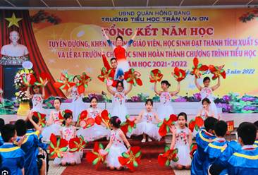 CHÀO CỜ: LỂ TỔNG KẾT NĂM HỌC- Tham gia chương trình văn nghệ cuối năm học- Nghe tuyên dương, khen thưởng cá nhân, tập thể hoàn thành tốt các phong trào đã tham gia.- Học sinh lớp 5 tham gia hoạt động chia tay với thầy cô, bạn bè, mái trường.Gợi ý:- Tham gia buổi tổng kết năm học cuối năm, biểu diễn văn nghệ, trao thưởng.- Học sinh lớp 5 chia tay thầy cô, chuyển sang một ngôi trường mới, trường Trường trung học cơ sở.  HOẠT ĐỘNG GIÁO DỤC: HỒ SƠ TRẢI NGHIỆM1. Kết vòng tròn chia sẻ theo nhóm về hoạt động trải nghiệm ở lớp 5- Mỗi nhóm ngồi thành vòng tròn ở địa điểm thoải mái nhất trong trường.- Cùng nhắc lại những chủ đề trải nghiệm và các hoạt động lớn trong năm- Từng thành viên chia sẻ:+ Về một hoạt động trải nghiệm ấn tượng nhất của mình trong năm học lớp 5+ Về cảm xúc từng có với nhóm, tổ của mình.- Cùng đọc lại nhật kí lớp, tổ và nói lời chúc tốt đẹp với nhau.Gợi ý:- Những chủ điểm đã học trong năm học qua gồm:+ Em lớn lên mỗi ngày+ Giữ gìn tình bạn+ Tôn sư trọng đạo+ Quản lý chi tiêu và lập kế hoạch kinh doanh+ Gia đình đầm ấm+ Sống an toàn và tự chủ+ Tham gia hoạt động xã hội+ Tự hào quê hương em+ Ước mơ nghề nghiệp2. Hoàn thiện Hồ sơ trải nghiệm- Ghi vào Hồ sơ trải nghiệm của mình:+ Những trải nghiệm em mới có được+ Những kinh nghiệm em đã thu nhận được+ Những người em đã gặp+ Những hoạt động xã hội đã tham gia- Lắng nghe thầy cô nhận xét về hoạt động trải nghiệm của tập thể lớn.Gợi ý:Ví dụ:- Những trải nghiệm em có được: + Lập kế hoạch quản lí chi tiêu và kế hoạch kinh doanh cho bản thân.+ Định hướng được nghề nghiệp tương lai em mong muốn thông qua các buổi gặp gỡ, giao lưu trao đổi với chuyên gia nghề nghiệp.- Những kinh nghiệm em đã thu nhận được:+ Kĩ năng lên kế hoạch+ Kĩ năng làm việc nhóm.- Những người em đã gặp: + Cảnh sát phòng cháy chữa cháy+ Bác sĩ…- Những hoạt động xã hội đã tham gia:+ Tham gia vệ sinh khu vực mình sinh sống+ Tham gia hội chợ xuân xây dựng quỹ nhân ái+ Tham gia trồng cây bảo vệ môi trường… SINH HOẠT LỚP: CHIA TAY TRƯỜNG TIỂU HỌC