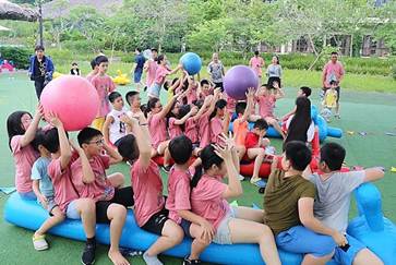 CHÀO CỜ: LỂ TỔNG KẾT NĂM HỌC- Tham gia chương trình văn nghệ cuối năm học- Nghe tuyên dương, khen thưởng cá nhân, tập thể hoàn thành tốt các phong trào đã tham gia.- Học sinh lớp 5 tham gia hoạt động chia tay với thầy cô, bạn bè, mái trường.Gợi ý:- Tham gia buổi tổng kết năm học cuối năm, biểu diễn văn nghệ, trao thưởng.- Học sinh lớp 5 chia tay thầy cô, chuyển sang một ngôi trường mới, trường Trường trung học cơ sở. HOẠT ĐỘNG GIÁO DỤC: HỒ SƠ TRẢI NGHIỆM1. Kết vòng tròn chia sẻ theo nhóm về hoạt động trải nghiệm ở lớp 5- Mỗi nhóm ngồi thành vòng tròn ở địa điểm thoải mái nhất trong trường.- Cùng nhắc lại những chủ đề trải nghiệm và các hoạt động lớn trong năm- Từng thành viên chia sẻ:+ Về một hoạt động trải nghiệm ấn tượng nhất của mình trong năm học lớp 5+ Về cảm xúc từng có với nhóm, tổ của mình.- Cùng đọc lại nhật kí lớp, tổ và nói lời chúc tốt đẹp với nhau.Gợi ý:- Những chủ điểm đã học trong năm học qua gồm:+ Em lớn lên mỗi ngày+ Giữ gìn tình bạn+ Tôn sư trọng đạo+ Quản lý chi tiêu và lập kế hoạch kinh doanh+ Gia đình đầm ấm+ Sống an toàn và tự chủ+ Tham gia hoạt động xã hội+ Tự hào quê hương em+ Ước mơ nghề nghiệp2. Hoàn thiện Hồ sơ trải nghiệm- Ghi vào Hồ sơ trải nghiệm của mình:+ Những trải nghiệm em mới có được+ Những kinh nghiệm em đã thu nhận được+ Những người em đã gặp+ Những hoạt động xã hội đã tham gia- Lắng nghe thầy cô nhận xét về hoạt động trải nghiệm của tập thể lớn.Gợi ý:Ví dụ:- Những trải nghiệm em có được: + Lập kế hoạch quản lí chi tiêu và kế hoạch kinh doanh cho bản thân.+ Định hướng được nghề nghiệp tương lai em mong muốn thông qua các buổi gặp gỡ, giao lưu trao đổi với chuyên gia nghề nghiệp.- Những kinh nghiệm em đã thu nhận được:+ Kĩ năng lên kế hoạch+ Kĩ năng làm việc nhóm.- Những người em đã gặp: + Cảnh sát phòng cháy chữa cháy+ Bác sĩ…- Những hoạt động xã hội đã tham gia:+ Tham gia vệ sinh khu vực mình sinh sống+ Tham gia hội chợ xuân xây dựng quỹ nhân ái+ Tham gia trồng cây bảo vệ môi trường… SINH HOẠT LỚP: CHIA TAY TRƯỜNG TIỂU HỌC