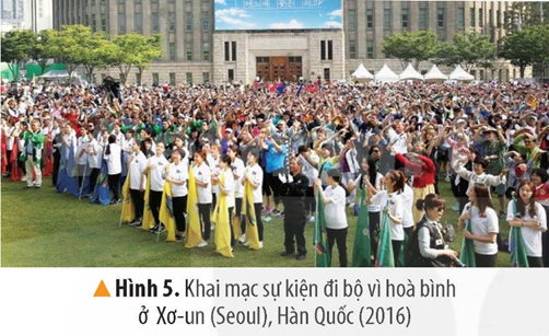 Khởi động: Quan sát và mô tả những điều em thấy trong bức tranh dưới đây. Theo em, thông điệp của bức tranh là gì?Giải chi tiết:- Bức tranh có những bạn nhỏ với ngoại hình và trang phục khác nhau nhưng tất cả đều vui vẻ, chan hoà và đoàn kết khi đứng cạnh nhau- Theo em, thông điệp của bức tranh là kêu gọi tất cả mọi người trên trái đất hãy chung tay xây dựng một thế giới hoà bình, tôn trọng và yêu thương lẫn nhau 1. NHÂN LOẠI XÂY DỰNG THẾ GIỚI HOÀ BÌNHCâu hỏi: Đọc thông tin, em hãy:- Kể lại truyền thuyết về chim bồ câu và cành ô liu- Nêu mong ước của nhân loại qua Thế vận hội Ô-lim-píc và tổ chức Liên hợp quốcGiải chi tiết:- Truyền thuyết về chim bồ câu và cành ô liu+ Khi con người sinh sống trên mặt đất mỗi lúc một đông thì cái ác cũng xuất hiện ngày một nhiều hơn, vì vậy Thượng đế đã trừng phạt con người bằng một trận đại hồng thuỷ+ Có chàng Nô-ê lương thiện nên nhận được ân sủng của Thượng đế, Nô-ê đóng một chiếc thuyền lớn, đưa người và tất cả động vật lên thuyền. Trận đại hồng thuỷ kéo dài hàng trăm ngày, làm ngập chìm tất cả núi cao, nhà cửa,...+ Nô-ê thả cho một con chim bồ câu bay ra khỏi thuyền. Lần thứ nhất, con chim chỉ lượn hết một vòng rồi bay về chứng tỏ rằng khắp nơi vẫn còn là nước+ Bảy ngày sau, bồ câu lại được thả ra, bay trở về với cành ô liu tươi ngậm trên mỏ chứng tỏ nước đã rút một phần để lộ ra những nhánh cây non+ Nô-ê tiếp tục thả bồ câu ra, lần này thì nó bay đi và không về nữa chứng tỏ nước đã rút hết. Thế là, Nô-ê đưa cả gia đình trở về, bắt đầu xây dựng một cuộc sống mới+ Từ truyền thuyết đó, hình ảnh chim bồ câu ngậm cành ô liu được coi là biểu tượng của hoà bình- Mong ước của nhân loại qua Thế vận hội Ô-lim-píc: Tôn vinh nền hoà bình thế giới- Mong ước của nhân loại qua tổ chức Liên hợp quốc: Bảo vệ hoà bình và ngăn chặn các cuộc chiến tranh thế giới mới 2. MỘT SỐ BIỆN PHÁP XÂY DỰNG THẾ GIỚI HOÀ BÌNHCâu hỏi: Đọc thông tin và quan sát hình 5, hãy thảo luận và nêu một số biện pháp để xây dựng thế giới hoà bình Giải chi tiết:Một số biện pháp để xây dựng thế giới hoà bình là:- Tìm hiểu và tích cực tham gia các hoạt động vì hoà bình- Tuyên truyền mối quan hệ đoàn kết, hữu nghị, nhân ái, không kì thị, phân biệt chủng tộc, màu da- Giải quyết các xung đột, mâu thuẫn bằng biện pháp hoà bình 3. LUYỆN TẬPHoàn thành bảng (theo gợi ý dưới đây vào vở) về ý nghĩa của các tổ chức, phong trào vì hoà bình thế giớiGiải chi tiết:STTTên tổ chức/phong tràoMục đích/ý nghĩa1Liên hợp quốcGiữ gìn, bảo vệ nền hoà bình và an ninh thế giới2Thế vận hội Ô-lim-pícTôn vinh nền hoà bình thế giới3Phong trào Chữ thập đỏ- Bảo vệ cuộc sống và sức khoẻ của con người- Tăng cường sự hiểu biết lẫn nhau, sự hợp tác, hữu nghị, hoà bình giữa các dân tộc trên thế giới 4. VẬN DỤNG