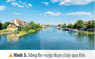 Khởi động: Thế giới có nhiều châu lục và đại dương. Hãy kể tên một số châu lục và đại dương mà em biết.Giải chi tiết:Một số châu lục và đại dương mà em biết: châu Âu, châu Phi, châu Mỹ, Đại Tây Dương, Thái Bình Dương,…1. CÁC CHÂU LỤC TRÊN THẾ GIỚICâu hỏi: Đọc thông tin và quan sát hình 1 và bảng 1, em hãy:- Kể tên và xác định vị trí địa lí của các châu lục trên bản đồ.- So sánh diện tích của các châu lục trên thế giới Giải chi tiết:- Có 6 châu lục là: châu Á, châu Âu, châu Phi, châu Mỹ, châu Đại Dương, châu Nam Cực- Châu Á có diện tích lớn nhất, lớn thứ hai là châu Mỹ và đứng thứ ba là châu Phi. Những châu lục còn lại có diện tích nhỏ nhất xếp theo thứ tự lần lượt là: châu Đại Dương, châu Âu, châu Nam CựcCâu hỏi: Đọc thông tin, sử dụng quả Địa Cầu và quan sát các hình từ 2 đến 10, em hãy- Kể tên và xác định vị trí của một số dãy núi, cao nguyên, đồng bằng lớn của thế giới trên quả Địa Cầu- Nêu một số đặc điểm tự nhiên nổi bật của các châu lụcGiải chi tiết:Một số dãy núi, cao nguyên, đồng bằng lớn của thế giới là: dãy Hi-ma-lay-a ở Nê-pan, dãy An-pơ ở Thuỵ Sỹ, hoang mạc Xa-ha-ra ở Ma-rốc,...Một số đặc điểm tự nhiên nổi bật của các châu lục:- Châu Á: + Địa hình đa dạng bao gồm núi, cao nguyên và các đồng bằng châu thổ rộng lớn+ Có đủ các khí hậu (xích đạo, nhiệt đới, ôn đới, hàn đới)+ Có nhiều hệ thống sông lớn và các hồ lớn+ Thiên nhiên phân hoá đa dạng- Châu Âu:+ Đồng bằng chiếm 2/3 diện tích và kéo dài từ tây sang đông, đồi núi chiếm 1/3 diện tích và tập trung ở phía nam+ Khí hậu ôn đới, thiên nhiên thay đổi theo mùa và vị trí gần hay xa biển+ Có nhiều sông nhưng chủ yếu là sông nhỏ- Châu Phi:+ Địa hình khá cao, chủ yếu có các sơn nguyên xen với bồn địa thấp+ Khí hậu khô, nóng bậc nhất thế giới nên hình thành nên các hoang mạc rộng lớn+ Mạng lưới sông ngòi thưa thớt và phân bố không đều- Châu Mỹ:+ Bao gồm 2 lục địa là Bắc Mỹ và Nam Mỹ, nối với nhau bởi eo đất Trung Mỹ+ Chia làm 3 khu vực rõ rệt: phía tây là các dãy núi cao, ở giữa là các đồng bằng và phía đông là các dãy núi, cao nguyên thấp+ Khí hậu phân theo chiều bắc – nam, đông – tây và theo độ cao+ Thiên nhiên đa dạng với hệ thống sông, hồ dày- Châu Đại Dương:+ Gồm lục địa Ô-xtrây-li-a và các đảo, quần đảo ở trung tâm Thái Bình Dương+ Lục địa Ô-xtrây-li-a gồm các vùng núi phía đông, đồng bằng, bồn địa ở trung tâm và cao nguyên ở phía tây. Khí hậu khô hạn, tài nguyên sinh vật độc đáo+ Các đảo và quần đảo có khí hậu nóng ẩm, rừng rậm và rừng dừa bao phủ- Châu Nam Cực: + Địa hình là cao nguyên cao, phủ 1 lớp băng dày, khí hậu lạnh và khô nhất trên Trái Đất+ Thực vật nghèo nàn, chỉ có các loài chịu được lạnh như chim cánh cụt, hải cẩu,…2. CÁC ĐẠI DƯƠNG TRÊN THẾ GIỚICâu hỏi: Đọc thông tin, quan sát hình 1 và bảng 2, em hãy:- Kể tên và xác định vị trí địa lí của các đại dương trên lược đồ- So sánh diện tích, độ sâu của các đại dương trên thế giớiGiải chi tiết:- Có 5 đại dương trên thế giới: Thái Bình Dương, Đại Tây Dương, Ấn Độ Dương, Bắc Băng Dương, Nam Đại Dương- Trong số các đại dương, đại dương có diện tích lớn nhất là Thái Bình Dương, sau đó đến Đại Tây Dương, Ấn Độ Dương, Nam Đại Dương và nhỏ nhất là Bắc Băng Dương- Trong số các đại dương, đại dương có độ sâu lớn nhất là Thái Bình Dương, sau đó đến Ấn Độ Dương, Đại Tây Dương, Nam Đại Dương và nhỏ nhất là Bắc Băng Dương3. LUYỆN TẬPHãy trả lời các câu hỏi dưới đâya) Châu lục, đại dương nào có diện tích lớn nhất trên thế giới?b) Châu lục, đại dương nào có diện tích nhỏ nhất trên thế giới?c) Châu lục nào lạnh và khô nhất thế giới?d) Hoang mạc Xa-ha-ra nằm ở châu lục nào?Giải chi tiết:a) Châu Á và Thái Bình Dương có diện tích lớn nhất trên thế giớib) Châu Đại Dương và Bắc Băng Dương có diện tích nhỏ nhất trên thế giớic) Châu Nam Cực lạnh và khô nhất thế giớid) Hoang mạc Xa-ha-ra nằm ở châu Phi4. VẬN DỤNG