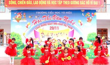 CHÀO CỜ: LỄ KỈ NIỆM NGÀY NHÀ GIÁO VIỆT NAM 20/11- Báo cáo kết quả tổ chức sự kiện về truyền thống tôn sư trọng đạo- Trưng bày và giới thiệu các sản phẩm tri ân thầy cô.Gợi ý:- Đại diện các lớp báo cáo lại kết quả tổ chức sự kiện về truyền thống tôn sư trọng đạo (chưa hoàn thành, hoàn thành, hoàn thành tốt, hoàn thành xuất sắc,…)- Trưng bày và giới thiệu sản phẩm tri ân thầy cô của lớp mình: HOẠT ĐỘNG GIÁO DỤC: CHUẨN BỊ CHÀO MỪNG NGÀY NHÀ GIÁO VIỆT NAM 20/111. Chia sẻ về quá trình tham gia tổ chức sự kiện về truyền thống tôn sư trọng đạo- Chia sẻ những khó khăn, thử thách các em đã vượt qua- Báo cáo kết quả đạt được thông qua hoạt động- Đánh giá kết quả và năng lực tổ chức sự kiện về truyền thông tôn sư trọng đạo.Gợi ý:- Những khó khăn, thử thách em đã vượt qua:+ Biết cách để sắp xếp, tổ chức một sự kiện về truyền thống tôn sư trọng đạo.+ Học được cách làm việc nhóm, phân công nhiệm vụ cho các thành viên… 2. Trang trí lớp học để chào mừng ngày Nhà giáo Việt Nam 20/11- Thảo luận về ý tưởng trang trí lớp học:+ Sáng tạo, ấn tượng+ Tạo bất ngờ, cảm động với thầy cô.- Thực hiện trang trí lớp học.Gợi ý:- Một số ý tưởng về trang trí lớp học nhân ngày nhà giáo Việt Nam 20/11:  SINH HOẠT LỚP: CHÀO MỪNG NGÀY NHÀ GIÁO VIỆT NAM 20 - 11