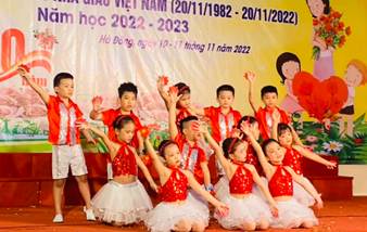 CHÀO CỜ: LỄ KỈ NIỆM NGÀY NHÀ GIÁO VIỆT NAM 20/11- Báo cáo kết quả tổ chức sự kiện về truyền thống tôn sư trọng đạo- Trưng bày và giới thiệu các sản phẩm tri ân thầy cô.Gợi ý:- Đại diện các lớp báo cáo lại kết quả tổ chức sự kiện về truyền thống tôn sư trọng đạo (chưa hoàn thành, hoàn thành, hoàn thành tốt, hoàn thành xuất sắc,…)- Trưng bày và giới thiệu sản phẩm tri ân thầy cô của lớp mình: HOẠT ĐỘNG GIÁO DỤC: CHUẨN BỊ CHÀO MỪNG NGÀY NHÀ GIÁO VIỆT NAM 20/111. Chia sẻ về quá trình tham gia tổ chức sự kiện về truyền thống tôn sư trọng đạo- Chia sẻ những khó khăn, thử thách các em đã vượt qua- Báo cáo kết quả đạt được thông qua hoạt động- Đánh giá kết quả và năng lực tổ chức sự kiện về truyền thông tôn sư trọng đạo.Gợi ý:- Những khó khăn, thử thách em đã vượt qua:+ Biết cách để sắp xếp, tổ chức một sự kiện về truyền thống tôn sư trọng đạo.+ Học được cách làm việc nhóm, phân công nhiệm vụ cho các thành viên… 2. Trang trí lớp học để chào mừng ngày Nhà giáo Việt Nam 20/11- Thảo luận về ý tưởng trang trí lớp học:+ Sáng tạo, ấn tượng+ Tạo bất ngờ, cảm động với thầy cô.- Thực hiện trang trí lớp học.Gợi ý:- Một số ý tưởng về trang trí lớp học nhân ngày nhà giáo Việt Nam 20/11:  SINH HOẠT LỚP: CHÀO MỪNG NGÀY NHÀ GIÁO VIỆT NAM 20 - 11