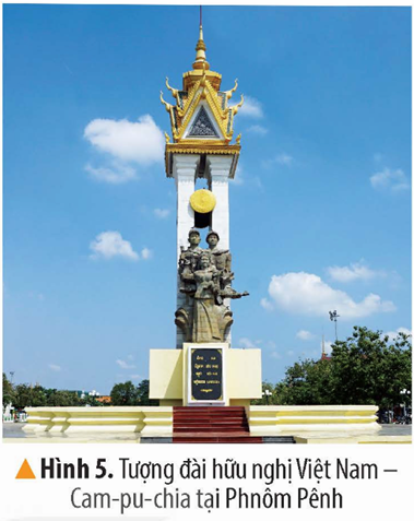 2. ĐẶC ĐIỂM TỰ NHIÊN VÀ DÂN CƯCâu hỏi: Đọc thông tin và quan sát hình 2, em hãy nêu một số đặc điểm tự nhiên và dân cư của Cam-pu-chia.Giải chi tiết:- Địa hình của Cam-pu-chia chủ yếu là đồng bằng- Khí hậu: cận xích đạo với một mùa mưa và một mùa khô rõ rệt- Sông Mê Công là con sông lớn nhất chảy qua Cam-pu-chia, cung cấp lượng nước dồi dào- Hồ Tôn-lê Sáp là hồ nước ngọt lớn nhất Đông Nam Á- Dân số của Lào vào năm 2021 khoảng 16,5 triệu người, chủ yếu là dân tộc Khơ-me sống phần lớn ở nông thôn3. MỘT SỐ CÔNG TRÌNH TIÊU BIỂUĐọc thông tin và quan sát các hình từ 3 đến 5, em hãy:- Kể tên một số công trình tiêu biểu của Cam-pu-chia- Mô tả một công trình mà em ấn tượng nhấtGiải chi tiết:- Một số công trình tiêu biểu của Cam-pu-chia như: Ăng-co Vát, Ăng-co Thom, chùa Bạc,...- Mô tả công trình mà em ấn tượng nhất: Ăng-co Vát:+ Là quần thể đền tháp được xây dựng gồm 3 tầng với những ngọn tháp lớn, kết nối với nhau bởi những dãy hành lang dài, xung quanh là hào nước+ Trung tâm đền gồm tổ hợp 5 ngọn tháp+ Toàn bộ công trình được xây bằng đá, những khối đá được đẽo gọt vuông vức và xếp chồng khít lên nhau mà không cần chất kết dính nào4. LUYỆN TẬP