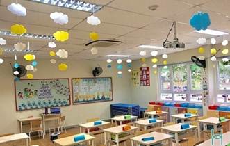 CHÀO CỜ: LỄ KỈ NIỆM NGÀY NHÀ GIÁO VIỆT NAM 20/11- Báo cáo kết quả tổ chức sự kiện về truyền thống tôn sư trọng đạo- Trưng bày và giới thiệu các sản phẩm tri ân thầy cô.Gợi ý:- Đại diện các lớp báo cáo lại kết quả tổ chức sự kiện về truyền thống tôn sư trọng đạo (chưa hoàn thành, hoàn thành, hoàn thành tốt, hoàn thành xuất sắc,…)- Trưng bày và giới thiệu sản phẩm tri ân thầy cô của lớp mình: HOẠT ĐỘNG GIÁO DỤC: CHUẨN BỊ CHÀO MỪNG NGÀY NHÀ GIÁO VIỆT NAM 20/111. Chia sẻ về quá trình tham gia tổ chức sự kiện về truyền thống tôn sư trọng đạo- Chia sẻ những khó khăn, thử thách các em đã vượt qua- Báo cáo kết quả đạt được thông qua hoạt động- Đánh giá kết quả và năng lực tổ chức sự kiện về truyền thông tôn sư trọng đạo.Gợi ý:- Những khó khăn, thử thách em đã vượt qua:+ Biết cách để sắp xếp, tổ chức một sự kiện về truyền thống tôn sư trọng đạo.+ Học được cách làm việc nhóm, phân công nhiệm vụ cho các thành viên… 2. Trang trí lớp học để chào mừng ngày Nhà giáo Việt Nam 20/11- Thảo luận về ý tưởng trang trí lớp học:+ Sáng tạo, ấn tượng+ Tạo bất ngờ, cảm động với thầy cô.- Thực hiện trang trí lớp học.Gợi ý:- Một số ý tưởng về trang trí lớp học nhân ngày nhà giáo Việt Nam 20/11:  SINH HOẠT LỚP: CHÀO MỪNG NGÀY NHÀ GIÁO VIỆT NAM 20 - 11