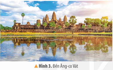 2. ĐẶC ĐIỂM TỰ NHIÊN VÀ DÂN CƯCâu hỏi: Đọc thông tin và quan sát hình 2, em hãy nêu một số đặc điểm tự nhiên và dân cư của Cam-pu-chia.Giải chi tiết:- Địa hình của Cam-pu-chia chủ yếu là đồng bằng- Khí hậu: cận xích đạo với một mùa mưa và một mùa khô rõ rệt- Sông Mê Công là con sông lớn nhất chảy qua Cam-pu-chia, cung cấp lượng nước dồi dào- Hồ Tôn-lê Sáp là hồ nước ngọt lớn nhất Đông Nam Á- Dân số của Lào vào năm 2021 khoảng 16,5 triệu người, chủ yếu là dân tộc Khơ-me sống phần lớn ở nông thôn3. MỘT SỐ CÔNG TRÌNH TIÊU BIỂUĐọc thông tin và quan sát các hình từ 3 đến 5, em hãy:- Kể tên một số công trình tiêu biểu của Cam-pu-chia- Mô tả một công trình mà em ấn tượng nhấtGiải chi tiết:- Một số công trình tiêu biểu của Cam-pu-chia như: Ăng-co Vát, Ăng-co Thom, chùa Bạc,...- Mô tả công trình mà em ấn tượng nhất: Ăng-co Vát:+ Là quần thể đền tháp được xây dựng gồm 3 tầng với những ngọn tháp lớn, kết nối với nhau bởi những dãy hành lang dài, xung quanh là hào nước+ Trung tâm đền gồm tổ hợp 5 ngọn tháp+ Toàn bộ công trình được xây bằng đá, những khối đá được đẽo gọt vuông vức và xếp chồng khít lên nhau mà không cần chất kết dính nào4. LUYỆN TẬP