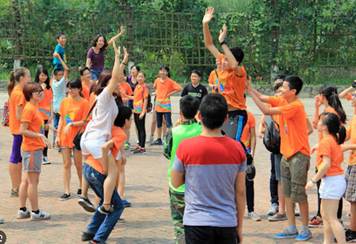 CHÀO CỜ: LỂ TỔNG KẾT NĂM HỌC- Tham gia chương trình văn nghệ cuối năm học- Nghe tuyên dương, khen thưởng cá nhân, tập thể hoàn thành tốt các phong trào đã tham gia.- Học sinh lớp 5 tham gia hoạt động chia tay với thầy cô, bạn bè, mái trường.Gợi ý:- Tham gia buổi tổng kết năm học cuối năm, biểu diễn văn nghệ, trao thưởng.- Học sinh lớp 5 chia tay thầy cô, chuyển sang một ngôi trường mới, trường Trường trung học cơ sở.  HOẠT ĐỘNG GIÁO DỤC: HỒ SƠ TRẢI NGHIỆM1. Kết vòng tròn chia sẻ theo nhóm về hoạt động trải nghiệm ở lớp 5- Mỗi nhóm ngồi thành vòng tròn ở địa điểm thoải mái nhất trong trường.- Cùng nhắc lại những chủ đề trải nghiệm và các hoạt động lớn trong năm- Từng thành viên chia sẻ:+ Về một hoạt động trải nghiệm ấn tượng nhất của mình trong năm học lớp 5+ Về cảm xúc từng có với nhóm, tổ của mình.- Cùng đọc lại nhật kí lớp, tổ và nói lời chúc tốt đẹp với nhau.Gợi ý:- Những chủ điểm đã học trong năm học qua gồm:+ Em lớn lên mỗi ngày+ Giữ gìn tình bạn+ Tôn sư trọng đạo+ Quản lý chi tiêu và lập kế hoạch kinh doanh+ Gia đình đầm ấm+ Sống an toàn và tự chủ+ Tham gia hoạt động xã hội+ Tự hào quê hương em+ Ước mơ nghề nghiệp2. Hoàn thiện Hồ sơ trải nghiệm- Ghi vào Hồ sơ trải nghiệm của mình:+ Những trải nghiệm em mới có được+ Những kinh nghiệm em đã thu nhận được+ Những người em đã gặp+ Những hoạt động xã hội đã tham gia- Lắng nghe thầy cô nhận xét về hoạt động trải nghiệm của tập thể lớn.Gợi ý:Ví dụ:- Những trải nghiệm em có được: + Lập kế hoạch quản lí chi tiêu và kế hoạch kinh doanh cho bản thân.+ Định hướng được nghề nghiệp tương lai em mong muốn thông qua các buổi gặp gỡ, giao lưu trao đổi với chuyên gia nghề nghiệp.- Những kinh nghiệm em đã thu nhận được:+ Kĩ năng lên kế hoạch+ Kĩ năng làm việc nhóm.- Những người em đã gặp: + Cảnh sát phòng cháy chữa cháy+ Bác sĩ…- Những hoạt động xã hội đã tham gia:+ Tham gia vệ sinh khu vực mình sinh sống+ Tham gia hội chợ xuân xây dựng quỹ nhân ái+ Tham gia trồng cây bảo vệ môi trường… SINH HOẠT LỚP: CHIA TAY TRƯỜNG TIỂU HỌC
