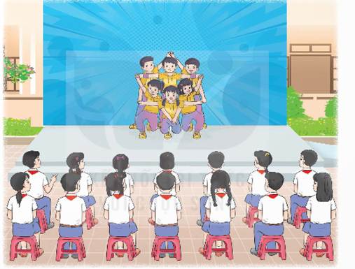 CHÀO CỜ: NGÀY HỘI CÂU LẠC BỘ- Tham gia biểu diễn để giới thiệu về các câu lạc bộ học sinh của trường.- Chia sẻ thành tích các câu lạc bộ đã đạt được trong những năm quaGợi ý:Một số câu lạc bộ học sinh ở trường:Câu lạc bộ đàn ghitarCâu lạc bộ tiếng anhCâu lạc bộ múa nhảyCâu lạc bộ cờ vua… HOẠT ĐỘNG GIÁO DỤC: TỪNG BƯỚC TRƯỞNG THÀNH1. Chơi trò chơi Ngày trước – Bây giờ- Chia sẻ với bạn những thay đổi tích cực của em về nhận thức và kĩ năng bằng cách nói: “Ngày trước, mình…….Bây giờ, mình đã….”.- Nhận xét về sự thay đổi tích cực của bạn bằng cách nói: “Ngày trước, mình thấy bạn…Bây giờ, mình thấy bạn….”.Gợi ý:- Chia sẻ với bạn những thay đổi tích cực của em về nhận thức và kĩ năngNgày trước mình rất ngại tiếp xúc với bạn mới. Bây giờ, mình đã chủ động làm quen và trò chuyện với các bạn ấy.Ngày trước, mình rất ngại đứng dậy phát biểu ý kiến vì sợ đám đông. Bây giờ, mình đã tự tin đứng trước đám đông để phát biểu, kể chuyện hoặc hát.- Nhận xét về sự thay đổi tích cực của bạn:Ngày trước, mình thấy bạn khá rụt rè và nhút nhát. Bây giờ, mình thấy bạn tự tin và hòa nhập nhiều hơn.Ngày trước, mình thấy bạn thường xuyên nói chuyện trong lớp. Bây giờ, mình thấy bạn chăm chỉ, chú ý lắng nghe cô giảng bài hơn nhiều. 2. Tổ chức triển lãm “Từng bước trưởng thành”- Phân loại, sắp xếp các tư liệu, sản phẩm mà mỗi cá nhân mang đến theo trình tự từ lớp 1 đến lớp 4.- Trưng bày góc triển lãm: “Từng bước trưởng thành”.- Nhận xét về sự trưởng thành của em và các bạn qua những tư liệu, sản phẩm trên.Gợi ý:- Từ lớp 1 đến lớp 4, bản thân em và các bạn cùng lớp đều đã có sự thay đổi để trưởng thành hơn dù ít hay nhiều. Một số gợi ý về tư liệu, sản phẩm để trưng bày góc triển lãm “Từng bước trưởng thành”:Vở tập viết từ lớp 1 đến lớp 4Hình ảnh tập thể lớp, nhóm bạn từ lớp 1 đến lớp 4Các bức tranh vẽ từ lớp 1 đến lớp 4.Các bộ quần áo mặc từ lớp 1 đến lớp 4…..SINH HOẠT LỚP: TIẾN BỘ TRONG VIỆC NHÀ