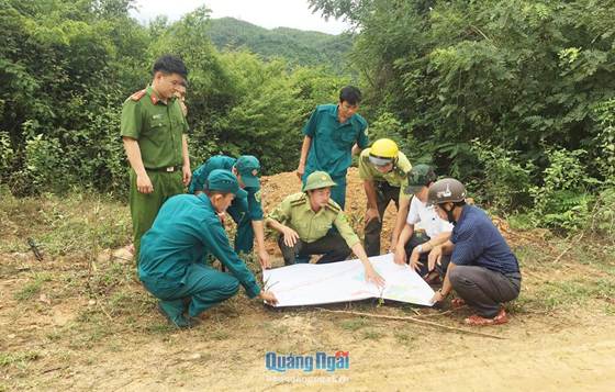 MỞ ĐẦULâm nghiệp và thuỷ sản là các ngành không chỉ đóng vai trò quan trọng đối với nền kinh tế – xã hội mà còn có ý nghĩa to lớn trong việc đâm bảo cân bằng sinh thai và bảo vệ môi trường, đáp ứng yêu cầu phát triển bên vùng của đất nước. Ngành lâm nghiệp và thuỷ sản ở nước ta phát triển dựa trên thế mạnh nào, phát triển và phân bố ra sao?Giải chi tiết: Ngành lâm nghiệpNgành thủy sảnThế mạnh- Tổng diện tích rừng nước ta năm 2021 là hơn 14 745,2 nghìn ha. + Vùng có diện tích rừng lớn nhất nước ta là Bắc Trung Bộ và Duyên hải miền Trung, tiếp đến là Trung du và miền núi Bắc Bộ, Tây Nguyên.+ Rừng của nước ta có nhiều loại gỗ tốt như đinh, lim, nghiến, tấu,... cùng nhiều loại lâm sản khác có giá trị. + Mỗi năm, nước ta có khả năng khai thác hơn chục triệu mét khối gỗ, hàng trăm triệu cây tre, luồng, nứa,... phục vụ cho ngành chế biến gỗ, sản xuất giấy và các nhu cầu khác.- Vùng biển nước ta có nguồn lợi hải sản phong phú. - Dọc bờ biển nước ta có nhiều vũng vịnh, đầm phá và các cánh rừng ngập mặn, có nhiều hệ thống sông, cửa sông ra biển.=> thuận lợi để hình thành các bãi tôm, cá và nuôi trồng thuỷ sản nước mặn, nước lợ và nước ngọt.- Nhân dân có nhiều kinh nghiệm trong khai thác và nuôi trồng thuỷ sản, trình độ người lao động được nâng cao, thuận lợi cho việc ứng dụng khoa học – công nghệ tiên tiến vào sản xuất.- Các phương tiện tàu thuyền, ngư cụ được trang bị ngày càng hiện đại. - Thị trường tiêu thụ ngày càng mở rộng cả trong và ngoài nước. Tình hình phát triển- Ngành lâm nghiệp có vai trò quan trọng về kinh tế – xã hội và bảo vệ môi trường sinh thái. - Năm 2021, giá trị sản xuất ngành chiếm khoảng 3% trong cơ cấu giá trị sản xuất khu vực nông nghiệp, lâm nghiệp và thuỷ sản. - Tốc độ tăng trưởng trung bình của ngành đạt 6,5%/năm trong giai đoạn 2010 - 2021.- Trong thời gian qua, những tiến bộ khoa học – công nghệ đã được áp dụng vào tất cả các hoạt động của ngành lâm nghiệp như công nghệ sinh học và giống cây rừng, công nghệ chế biến lâm sản, trồng rừng, công nghệ điều tra, giám sát và quản lí cơ sở dữ liệu về tài nguyên rừng....- Các hoạt động lâm nghiệp bao gồm: khai thác, chế biến lâm sản; lâm sinh (trồng rừng, khoanh nuôi và bảo vệ rừng).- Khai thác, chế biến lâm sản- Trồng rừng, khoanh nuôi và bảo vệ rừng- Công tác khoanh nuôi và bảo vệ rừng đã góp phần bảo vệ, phát triển và sử dụng hiệu quả, bền vững diện tích rừng hiện có, bước đầu đáp ứng các yêu cầu về giảm nhẹ thiên tai, bảo vệ môi trường sinh thái, ứng phó với biến đổi khí hậu.- Khai thác thuỷ sản+ Sản lượng khai thác năm 2021 đạt hơn 3,9 triệu tấn, chiếm 44,6% tổng sản lượng thuỷ sản. + Hoạt động khai thác xa bờ được đẩy mạnh, việc kiểm soát vùng đánh bắt và truy xuất nguồn gốc đánh bắt ngày càng được chú trọng.- Nuôi trồng thuỷ sản+ Hoạt động nuôi trồng thuỷ sản phát triển với tốc độ nhanh và có sản lượng luôn cao hơn sản lượng khai thác. + Được phát triển theo hình thức trang trại công nghệ cao, nuôi hữu cơ,... đa dạng hoá đối tượng nuôi trồng. + Sản phẩm thuỷ sản ngày càng đáp ứng yêu cầu về an toàn thực phẩm, truy xuất nguồn gốc và các tiêu chuẩn quốc tế. + Nhiều sản phẩm thuỷ sản nuôi trống đã qua chế biến của nước ta được xuất khẩu đến các thị trường lớn trên thế giới như Hoa Kỳ, EU, Nhật Bản,...Phân bốVùng có sản lượng gỗ khai thác nhiều nhất là Bắc Trung Bộ và Duyên hải miền Trung (chiếm 59,1% sản lượng gỗ khai thác của cả nước năm 2021), tiếp đến là Trung du và miền núi Bắc Bộ (chiếm 26,4%).- Các tỉnh đứng đầu về sản lượng khai thác thuỷ sản gồm: Kiên Giang, Cà Mau, Bình Định, Bình Thuận, Bến Tre,...- Vùng nuôi trồng thuỷ sản lớn nhất nước ta là vùng Đồng bằng sông Cửu Long (chiếm 69,8% sản lượng nuôi trồng thuỷ sản của cả nước), đứng thứ hai là vùng Đồng bằng sông Hồng (chiếm 17,3% năm 2021). I. VẤN ĐỀ PHÁT TRIỂN NGÀNH LÂM NGHIỆPCâu hỏi: Dựa vào thông tin mục I, hãy phân tích thế mạnh và hạn chế đối với phát triển ngành lâm nghiệp ở nước ta.Giải chi tiết:a. Thế mạnh - Tổng diện tích rừng nước ta năm 2021 là hơn 14 745,2 nghìn ha, trong đó rừng tự nhiên chiếm 69,0%, còn lại là rừng trồng; tỉ lệ che phủ rừng đạt 42,0%. - Rừng của nước ta có nhiều loại gỗ tốt như đinh, lim, nghiến, tấu,... cùng nhiều loại lâm sản khác có giá trị. - Trên phạm vi cả nước, nhiều vườn quốc gia, khu bảo tồn thiên nhiên, khu dự trữ sinh quyển được thành lập nhằm bảo tồn nguồn gen và bảo vệ môi trường sinh thái.- Mỗi năm, nước ta có khả năng khai thác hơn chục triệu mét khối gỗ, hàng trăm triệu cây tre, luồng, nứa,... phục vụ cho ngành chế biến gỗ, sản xuất giấy và các nhu cầu khác.- Ngoài ra, các điều kiện về địa hình, đất, khí hậu thuận lợi cho công tác trồng rừng, khoanh nuôi tự nhiên và bảo vệ rừng. Nhiều chính sách phát triển lâm nghiệp được triển khai như hỗ trợ, khuyến khích đầu tư bảo vệ, quản lí rừng tự nhiên; xã hội hoá nghề rừng, phát triển lâm nghiệp cộng đồng; phát triển nông lâm kết hợp,... tạo động lực thúc đẩy phát triển lâm nghiệp bền vững.- Việc nghiên cứu, chuyển giao, ứng dụng tiến bộ khoa học – công nghệ, chế biến sâu, phát triển sản phẩm, thương hiệu và thị trường,... được tăng cường trong tất cả các khâu của chuỗi giá trị ngành lâm nghiệp.b. Hạn chế- Chất lượng rừng thấp, chủ yếu là rừng thứ sinh mới phục hồi. Năng suất rừng trồng tuy được cải thiện nhưng vẫn còn thấp.- Sự hợp tác, liên kết giữa các doanh nghiệp sản xuất, chế biến với người trồng rừng còn hạn chế. Câu hỏi: Dựa vào thông tin mục 2, hãy trình bày tình hình phát triển và phân bố của ngành lâm nghiệp nước ta.Giải chi tiết:a. Tình hình phát triển- Năm 2021, giá trị sản xuất ngành chiếm khoảng 3% trong cơ cấu giá trị sản xuất khu vực nông nghiệp, lâm nghiệp và thuỷ sản. - Tốc độ tăng trưởng trung bình của ngành đạt 6,5%/năm trong giai đoạn 2010 - 2021.- Những tiến bộ khoa học – công nghệ đã được áp dụng vào tất cả các hoạt động của ngành lâm nghiệp như công nghệ sinh học và giống cây rừng, công nghệ chế biến lâm sản, trồng rừng, công nghệ điều tra, giám sát và quản lí cơ sở dữ liệu về tài nguyên rừng....- Các hoạt động lâm nghiệp bao gồm: khai thác, chế biến lâm sản; lâm sinh (trồng rừng, khoanh nuôi và bảo vệ rừng).- Khai thác, chế biến lâm sản+ Sản lượng khai thác gỗ rừng trồng tăng, khai thác rừng tự nhiên được quản lí chặt chẽ theo hướng bền vững. + Năm 2021, sản lượng gỗ khai thác của nước ta đạt 18,9 triệu m³. + Các sản phẩm chế biến gỗ quan trọng nhất là gỗ tròn, gỗ xẻ, ván sàn, đồ gỗ, gỗ lạng, gỗ giấy và gỗ dán. + Các lâm sản ngoài gỗ như măng, mộc nhĩ, dược liệu,... cũng được khai thác. + Công nghiệp chế biến gỗ và lâm sản, dịch vụ thương mại đang ngày càng gắn kết chặt chẽ với các vùng nguyên liệu.- Trồng rừng, khoanh nuôi và bảo vệ rừng+ Hoạt động trồng rừng được quan tâm đẩy mạnh, diện tích rừng trồng mới tập trung ngày càng tăng. + Trung bình mỗi năm, nước ta trồng mới khoảng 200 nghìn ha rừng tập trung. + Đến năm 2021, cả nước có gần 4 600 nghìn ha rừng trồng tập trung, trong đó chủ yếu là rừng làm nguyên liệu giấy, rừng gỗ trụ mỏ, rừng thông nhựa, rừng phòng hộ,...- Công tác khoanh nuôi và bảo vệ rừng đã góp phần bảo vệ, phát triển và sử dụng hiệu quả, bền vững diện tích rừng hiện có, bước đầu đáp ứng các yêu cầu về giảm nhẹ thiên tai, bảo vệ môi trường sinh thái, ứng phó với biến đổi khí hậu.b. Phân bốVùng có sản lượng gỗ khai thác nhiều nhất là Bắc Trung Bộ và Duyên hải miền Trung (chiếm 59,1% sản lượng gỗ khai thác của cả nước năm 2021), tiếp đến là Trung du và miền núi Bắc Bộ (chiếm 26,4%). Câu hỏi: Dựa vào thông tin mục 3, hãy trình bày vấn đề quản lí và bảo vệ tài nguyên rừng ở nước taGiải chi tiết:- Việc quản lí, sử dụng và phát triển tài nguyên rừng bền vững là định hướng chiến lược quan trọng, góp phần phát triển kinh tế chung của đất nước, cải thiện đời sống người dân, bảo tồn đa dạng sinh học,... - Nhiều chính sách về quản lí và bảo vệ tài nguyên rừng bền vững được ban hành thông qua Luật Lâm nghiệp.- Để nâng cao hiệu quả quản lí, bảo vệ rừng ở nước ta cần có các giải pháp:+ Xây dựng và thực hiện chính sách quản lí hệ sinh thái rừng, sử dụng tài nguyên thiên nhiên bền vững theo quy định của pháp luật.+ Rà soát, đánh giá, kiểm soát chặt chẽ các quy hoạch, dự án phát triển kinh tế - xã - hội có tác động tiêu cực đến diện tích, chất lượng rừng, đặc biệt là đối với rừng tự nhiên, rừng phòng hộ.+ Giám sát chặt chẽ các dự án chuyển đổi mục đích sử dụng rừng, nhất là đối với các dự án phát triển thuỷ điện, khai thác khoáng sản, xây dựng các khu công nghiệp, dịch vụ du lịch,...+ Đẩy mạnh trồng rừng ngập mặn, rừng phòng hộ ven biển, ven sông, rừng đầu nguồn; trồng rừng mới, trồng lại rừng sau khai thác; khoanh nuôi, xúc tiến tái sinh phục hồi, bổ sung rừng, nâng cao giá trị của rừng.+ Nâng cao nhận thức về bảo vệ và phát triển rừng cho người dân vùng rừng; nâng cao năng lực của lực lượng trực tiếp quản lí, bảo vệ rừng thông qua việc tham gia các chương trình tập huấn, đào tạo chuyên môn,... từ các dự án do các tổ chức trong và ngoài nước tài trợ.+ Trao quyền sử dụng đất rừng lâu dài cho chủ sử dụng; tăng cường quản lí rừng dựa vào cộng đồng, ổn định cuộc sống lâu dài với nghề rừng, nâng cao ý thức bảo vệ tài nguyên rừng. II. VẤN ĐỀ PHÁT TRIỂN NGÀNH THỦY SẢNCâu hỏi: Dựa vào thông tin mục 1, hãy phân tích thế mạnh và hạn chế đối với phát triển ngành thủy sản nước ta.Giải chi tiết:a. Thế mạnh:- Vùng biển nước ta có nguồn lợi hải sản phong phú. + Tổng trữ lượng hải sản khoảng 4 triệu tấn, cho phép khai thác bến vững khoảng 1,5 triệu tấn mỗi năm. + Biển nước ta có hơn 2 000 loài cá, 2 500 loài nhuyễn thể, 600 loài rong biển, trong đó có khoảng 130 loài cá và 100 loài tôm có giá trị kinh tế cao. + Ngoài ra, có nhiều loại đặc sản như hải sâm, bào ngư,... + Nước ta có nhiều ngư trường, trong đó có 4 ngư trường trọng điểm đã được xác định: ngư trường Hải Phòng – Quảng Ninh, ngư trường quần đảo Hoàng Sa – quân đảo Trường Sa, ngư trường Ninh Thuận – Bình Thuận – Bà Rịa – Vũng Tàu và ngư trường Cà Mau – Kiên Giang.- Dọc bờ biển nước ta có nhiều vũng vịnh, đầm phá và các cánh rừng ngập mặn, có nhiều hệ thống sông, cửa sông ra biển=> Tạo thuận lợi để hình thành các bãi tôm, cá và nuôi trồng thuỷ sản nước mặn, nước lợ và nước ngọt.- Nhân dân có nhiều kinh nghiệm trong khai thác và nuôi trồng thuỷ sản, trình độ người lao động được nâng cao.=> Thuận lợi ứng dụng khoa học – công nghệ tiên tiến vào sản xuất.- Các phương tiện tàu thuyền, ngư cụ được trang bị ngày càng hiện đại. + Dịch vụ nghề cá và cơ sở chế biển thuỷ sản được mở rộng và nâng cấp. + Công nghệ mới được áp dụng trong ngành thuỷ sản,=> Đem lại năng suất, hiệu quả, truy xuất được nguồn gốc,.... đáp ứng nhu cầu của thị trường và hướng tới phát triển bền vững.- Thị trường tiêu thụ ngày càng mở rộng cả trong và ngoài nước. Các mặt hàng thuỷ sản của nước ta cũng đã thâm nhập được vào thị trường EU, Hoa Kỳ, Nhật Bản,... - Những đổi mới trong chính sách của Nhà nước dã và đang có tác động tích cực tới sự phát triển của ngành thuỷ sản; đầu tư vốn; khai thác đi đôi với bảo vệ nguồn lợi và giữ vững chủ quyền biển, đảo,...b. Hạn chế: - Hằng năm, bão, áp thấp nhiệt đới hạn chế số ngày ra khơi đánh bắt, gây thiệt hại cho nuôi trồng.- Một số vùng ven biển và các lưu vực sông môi trường bị suy thoái, nguồn lợi thuỷ sản suy giảm.- Công nghệ khai thác, bảo quản và chế biến thuỷ sản ở một số vùng còn hạn chế. Câu hỏi: Dựa vào thông tin mục 2, hãy trình bày sự chuyển dịch cơ cấu, tình hình phát triển và phân bố ngành thủy sản nước ta.Giải chi tiết:1. Sự chuyển dịch cơ cấu- Những năm gần đây, ngành thuỷ sản đã có bước phát triển đột phá, giá trị sản xuất của ngành chiếm 26,3% tổng giá trị sản xuất khu vực nông nghiệp, lâm nghiệp và thuỷ sản nước ta (năm 2021). - Ngành nuôi trồng thuỷ sản có tốc độ tăng trưởng nhanh hơn ngành đánh bắt (3,5% so với 1,8% năm 2021).- Tổng sản lượng thuỷ sản, trong đó cả khai thác và nuôi trồng đều tăng lên rõ rệt trong giai đoạn 2010 – 2021.2. Tình hình phát triển- Khai thác thuỷ sản+ Sản lượng khai thác năm 2021 đạt hơn 3,9 triệu tấn, chiếm 44,6% tổng sản lượng thuỷ sản. + Hoạt động khai thác xa bờ được đẩy mạnh, việc kiểm soát vùng đánh bắt và truy xuất nguồn gốc đánh bắt ngày càng được chú trọng.- Nuôi trồng thuỷ sản+ Trong những năm gần đây, hoạt động nuôi trồng thuỷ sản phát triển với tốc độ nhanh và có sản lượng luôn cao hơn sản lượng khai thác. + Nuôi trồng thuỷ sản được phát triển theo hình thức trang trại công nghệ cao, nuôi hữu cơ,... đa dạng hoá đối tượng nuôi trồng. + Sản phẩm thuỷ sản ngày càng đáp ứng yêu cầu về an toàn thực phẩm, truy xuất nguồn gốc và các tiêu chuẩn quốc tế. + Nhiều sản phẩm thuỷ sản nuôi trống đã qua chế biến của nước ta được xuất khẩu đến các thị trường lớn trên thế giới như Hoa Kỳ, EU, Nhật Bản,...3. Phân bố+ Vùng có sản lượng thuỷ sản khai thác lớn nhất là Bắc Trung Bộ và Duyên hải miền Trung (chiếm 42,7% tổng sản lượng thuỷ sản khai thác cả nước), tiếp đến là vùng Đồng bằng sông Cửu Long (chiếm 38,3% năm 2021). Các tỉnh đứng đầu về sản lượng khai thác thuỷ sản gồm: Kiên Giang, Cà Mau, Bình Định, Bình Thuận, Bến Tre,...- Vùng nuôi trồng thuỷ sản lớn nhất nước ta là vùng Đồng bằng sông Cửu Long, (chiếm 69,8% sản lượng nuôi trồng thuỷ sản của cả nước), đứng thứ hai là vùng Đồng bằng sông Hồng (chiếm 17,3% năm 2021). LUYỆN TẬP, VẬN DỤNG