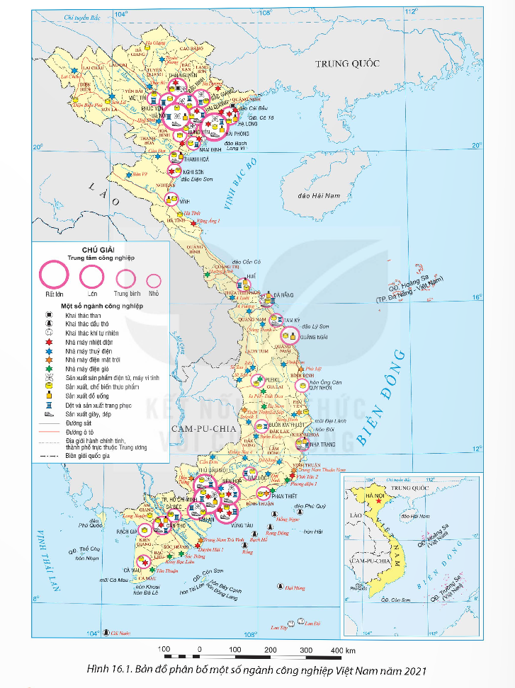 MỞ ĐẦUNước ta có điều kiện thuận lợi để hình thành và phát triển một nền công nghiệp có cơ cấu ngành đa dạng. Sự phát triển của mỗi ngành công nghiệp phụ thuộc vào nhiều yếu tố khác nhau trong từng giai đoạn nhất định. Các ngành công nghiệp nước ta phát triển và phân bố như thế nào?Giải chi tiết:NgànhPhát triểnPhân bốCông nghiệp khai thác than+ Được đầu tư, áp dụng công nghệ mới tiên tiến, hiện đại, cơ giới hoá, tự động hoá đồng bộ, nâng cao năng suất lao động, chất lượng sản phẩm, hạn chế tác động đến môi trường.+ Chủ yếu phục vụ công nghiệp nhiệt điện và xuất khẩu.Tập trung chủ yếu ở Quảng Ninh, ngoài ra còn được khai thác ở các tỉnh như Lạng Sơn, Thái Nguyên, Bắc Giang,... Công nghiệp khai thác dầu khí+ Nhiều công nghệ mới, tiên tiến trong khai thác dầu khí đã được áp dụng như: công nghệ khai thác dầu trong đá móng, công nghệ làm lạnh sâu dòng khi nguyên liệu, công nghệ nén khí thiên nhiên,... góp phần làm gia tăng giá trị sản phẩm, giảm thất thoát tài nguyên và ô nhiễm môi trường. + Trong tương lai, ngành công nghiệp dầu khí của nước ta sẽ phát triển theo hướng tăng cường chế biến sâu để đảm bảo nguồn năng lượng quốc gia.+ Dầu thô được khai thác chủ yếu ở thểm lục địa phía nam với các mỏ Rồng, Bạch Hồ, Rạng Đông, Hồng Ngọc,...+ Khí tự nhiên được khai thác chủ yếu ở các bế Cửu Long, Nam Côn Sơn, Malay – Thổ Chu,...Công nghiệp sản xuất điện+ Được hình thành và bắt đầu phát triển từ lâu, hiện nay có sự tăng trưởng nhanh chóng để đáp ứng nhu cầu điện năng cho đất nước. + Cơ cấu nguồn điện ở nước ta gồm: thuỷ điện, nhiệt điện (than, khí, dầu), điện mặt trời, điện gió và nguồn khác.+ Các nhà máy thuỷ điện phân bố gắn liền với những vùng có tiềm năng thuỷ điện lớn+ Nhiệt điện nước ta gồm có nhiệt điện than và nhiệt điện khí+ Điện mặt trời, điện gió phát triển chủ yếu ở Duyên hải Nam Trung Bộ, Tây Nguyên và Đồng bằng sông Cửu LongCông nghiệp sản xuất điện tử, máy vi tính+ Cơ cấu của ngành rất đa dạng, gồm các lĩnh vực như sản xuất linh kiện điện tử, sản xuất máy vi tính, diện thoại di động, thiết bị điện dân dụng....+ Nhờ áp dụng công nghệ hiện đại (trí tuệ nhân tạo, tự động hoá, dữ liệu lớn,...) nên ngành có tốc độ tăng trưởng cao, dem lại giá trị kinh tế lớn và có tác động mạnh mẽ đến sự chuyển dịch cơ cấu ngành công nghiệp của nước ta.Được phát triển và phân bố ở các địa phương có nhiều lợi thế về nguồn lao động, cơ sở hạ tầng và thu hút đầu tư nước ngoài như: Hà Nội, Bắc Ninh, Hải Phòng, Thái Nguyên, Bắc Giang, Thành phố Hồ Chí Minh, Đồng Nai, Bình Dương.Công nghiệp sản xuất, chế biến thực phẩmChất lượng sản phẩm của ngành ngày càng được nâng cao, đảm bảo an toàn vệ sinh thực phẩm nhờ dấy mạnh áp dụng các công nghệ mới vào sản xuất như công nghệ sinh học, công nghệ xử lí nhiệt, công nghệ bao bì và đóng gói,... Phân bố rộng khắp cả nước dựa trên cơ sở nguồn nguyên liệu tại chỗ. Các trung tâm công nghiệp chế biến thực phẩm lớn ở nước ta là Thành phố Hồ Chí Minh, Hà Nội, Bình Dương, Đồng Nai, Hải Phòng, Đà Nẵng, Cần Thơ.....Công nghiệp sản xuất đồ uốngCông nghệ mới đã được áp dụng trong sản xuất (công nghệ chiết lạnh vô trùng, tự động hoá,...) nên chất lượng sản phẩm đồ uống được cải thiện, giữ được thị phần trong nước và bước đầu xuất khẩu ra thị trường nước ngoài.Các cơ sở sản xuất đồ uống phân bố tập trung ở các đô thị lớn như Hà Nội, Thành phố Hồ Chí Minh, Đà Nẵng, Hạ Long....Công nghiệp dệt và sản xuất trang phục- Các sản phẩm chính của ngành là sợi, vải, quần áo,... có sản lượng tăng liên tục.- Nhiều sản phẩm đã đáp ứng nhu cầu thị hiếu của khách hàng trong và ngoài nước về chất lượng và mẫu mã nhờ công nghệ và kĩ thuật hiện đại. Được phát triển mạnh ở các địa phương như: Hà Nội, Hải Phòng, Thành phố Hồ Chí Minh, Đồng Nai, Bà Rịa – Vũng Tàu, Cần Thơ, Thừa Thiên Huế, Đà Nẵng.....Công nghiệp sản xuất dày dép- Từ năm 2000 đến nay, công nghiệp sản xuất giày, dép ở nước ta phát triển nhanh, các sản phẩm giày, dép trở thành một trong những mặt hàng xuất khẩu chủ lực của đất nước.- Công nghiệp sản xuất giày, dép được đẩy mạnh tự động hoá, tích hợp hệ thống trong sản xuất, thay đổi phương thức cung ứng nguyên, phụ liệu để phù hợp với chuỗi cung ứng toàn cầu. Các cơ sở sản xuất giày, dép tập trung ở Hà Nội và các tỉnh phía Nam, đặc biệt là Thành phố Hồ Chí Minh, Bình Dương, Đồng Nai,...I. CÔNG NGHIỆP KHAI THÁC THAN, DẦUKHÍCâu hỏi: Dựa vào thông tin mục 1 và hình 16.1, hãy trình bày đặc điểm phát triển và phân bố của công nghiệp khai thác than ở nước ta.Giải chi tiết:- Đặc điểm:+ Nước ta có lịch sử khai thác than từ đầu thế kỉ XIX. + Ngày nay, ngành than đã được đầu tư, áp dụng công nghệ mới tiên tiến, hiện đại, cơ giới hoá, tự động hoá đồng bộ, nâng cao năng suất lao động, chất lượng sản phẩm, hạn chế tác động đến môi trường.- Phân bố:+ Than được khai thác tập trung chủ yếu ở Quảng Ninh, ngoài ra còn được khai thác ở các tỉnh như Lạng Sơn, Thái Nguyên, Bắc Giang,... + Than khai thác chủ yếu phục vụ công nghiệp nhiệt điện và xuất khẩu.Câu hỏi: Dựa vào thông tin mục 2 và hình 16.1, hãy:- Trình bày đặc điểm phát triển và phân bố của công nghiệp khai thác dầu, khí ở nước ta.- Xác định một số mỏ dầu, khí của nước ta trên bản đồ.Giải chi tiết:- Đặc điểm phát triển:+ Ngành công nghiệp dầu khí có lịch sử phát triển muộn hơn công nghiệp khai thác than. + Sản lượng dầu thô và khí tự nhiên khai thác trong những năm gần đây có biến động.+ Nhiều công nghệ mới, tiên tiến trong khai thác dầu khí đã được áp dụng như: công nghệ khai thác dầu trong đá móng, công nghệ làm lạnh sâu dòng khi nguyên liệu, công nghệ nén khí thiên nhiên,... góp phần làm gia tăng giá trị sản phẩm, giảm thất thoát tài nguyên và ô nhiễm môi trường. + Trong tương lai, ngành công nghiệp dầu khí của nước ta sẽ phát triển theo hướng tăng cường chế biến sâu để đảm bảo nguồn năng lượng quốc gia.+ Những năm gần đây, nước ta có triển khai đầu tư khai thác dầu khí ở nước ngoài. Năm 2021, sản lượng khai thác dầu thô ở nước ngoài đạt 1,9 triệu tấn.- Phân bố: + Dầu thô được khai thác chủ yếu ở thểm lục địa phía nam với các mỏ Rồng, Bạch Hồ, Rạng Đông, Hồng Ngọc,...+ Khí tự nhiên được khai thác chủ yếu ở các bế Cửu Long, Nam Côn Sơn, Malay – Thổ Chu,... II. CÔNG NGHIỆP SẢN XUẤT ĐIỆNCâu hỏi: Dựa vào thông tin mục II và hình 16.1, hãy trình bày đặc điểm phát triển và phân bố của ngành công nghiệp sản xuất điện ở nước ta.Giải chi tiết:1. Đặc điểm phát triển- Ngành công nghiệp sản xuất diện ở nước ta được hình thành và bắt đầu phát triển từ lâu, hiện nay có sự tăng trưởng nhanh chóng để đáp ứng nhu cầu điện năng cho đất nước. - Sản lượng điện nước ta tăng mạnh, đến năm 2021 đạt 244,9 tỉ kWh. - Cơ cấu nguồn điện ở nước ta gồm: thuỷ điện, nhiệt điện (than, khí, dầu), điện mặt trời, điện gió và nguồn khác. - Các thành tựu khoa học – công nghệ hiện đại, thông minh được ứng dụng hiệu quả trong sản xuất, vận hành, quản lí hệ thống lưới điện,...- Để thực hiện mục tiêu giảm phát thải CO, bên cạnh việc cải tiến kĩ thuật, nângcấp công nghệ, tăng khả năng vận hành, ngành điện nước ta đang từng bước thực hiện chuyển dịch cơ cấu sang các nguồn năng lượng sạch, năng lương tái tạo khác,2. Phân bố1. Về thuỷ điện- Các nhà máy thuỷ điện nước ta phân bố gắn liền với những vùng có tiềm năng thuỷ điện lớn như: Hoà Bình (công suất 1 920 MW), Sơn La (2 400 MW), Lai Châu (1 200 MW) (ở Trung du và miền núi Bắc Bộ); laly (720 MW), Sê San 3 (260 MW), Sê San 4 (360 MW), Đồng Nai 4 (340 MW) (ở Tây Nguyên); Đại Ninh (300 MW) (ở Bắc Trung Bộ và Duyên hải miền Trung); Trị An (400 MW), Cần Đơn (77,6 MW) (ở Đông Nam Bộ)....2. Về nhiệt điện- Nhiệt điện nước ta gồm có nhiệt điện than và nhiệt điện khi. Một số nhà máy nhiệt điện than có công suất lớn hiện nay là Phả Lại 2 (600 MW), Quảng Ninh 1 (600 MW), Mông Dương 1 (1 080 MW), Hải Phòng 1 (600 MW), Duyên Hải 1 (1 245 MW), Vũng Áng 1 (1 200 MW), Vĩnh Tân 2 (1 244 MW),... Các nhà máy nhiệt điện khí lớn chủ yếu ở phía Nam diễn hình như: Phú Mỹ 1 có công suất lớn nhất (1 140 MW), Cà Mau 1 (771 MW), Nhơn Trạch 2 (750 MW), Ô Môn 1 (660 MW)....3. Điện mặt trời, điện gió và nguồn khácĐiện mặt trời, điện gió phát triển chủ yếu ở Duyên hải Nam Trung Bộ, Tây Nguyên và Đồng bằng sông Cửu Long. Các địa phương có các nhà máy điện mặt trời lớn hiện nay là Ninh Thuận, Đắk Lắk,... Các địa phương phát triển điện gió mạnh là Đắk Lắk, Bạc Liêu, Cà Mau,... Gần đây, nước ta đã xây dựng và vận hành một số nhà máy điện rác thải ở: Hà Nội, Thành phố Hồ Chí Minh, Cần Thơ,... III. CÔNG NGHIỆP SẢN XUẤT SẢN PHẨM ĐIỆN TỬ, MÁY VI TÍNHCâu hỏi: Dựa vào thông tin mục III và hình 16.1, hãy trình bày đặc điểm phát triển và phân bố của ngành công nghiệp sản xuất sản phẩm điện tử, máy vi tính ở nước ta.Giải chi tiết:1. Đặc điểm phát triển- Công nghiệp sản xuất sản phẩm điện tử, máy vi tính là ngành xuất hiện muộn hơn so với các ngành công nghiệp khác. - Cơ cấu của ngành rất đa dạng, gồm các lĩnh vực như sản xuất linh kiện điện tử, sản xuất máy vi tính, diện thoại di động, thiết bị điện dân dụng....- Nhờ áp dụng công nghệ hiện đại (trí tuệ nhân tạo, tự động hoá, dữ liệu lớn,...) nên ngành có tốc độ tăng trưởng cao, dem lại giá trị kinh tế lớn và có tác động mạnh mẽ đến sự chuyển dịch cơ cấu ngành công nghiệp của nước ta.- Định hướng phát triển của ngành là tăng cường thu hút đầu tư nước ngoài, tham gia sâu vào chuỗi cung ứng toàn cầu, gia tăng giá trị nội địa,...2. Phân bố- Công nghiệp sản xuất sản phẩm điện tử, máy vi tính được phát triển và phân bố ở các địa phương có nhiều lợi thế về nguồn lao động, cơ sở hạ tầng và thu hút đầu tư nước ngoài như: Hà Nội, Bắc Ninh, Hải Phòng, Thái Nguyên, Bắc Giang, Thành phố Hồ Chí Minh, Đồng Nai, Bình Dương. IV. CÔNG NGHIỆP SẢN XUẤT, CHẾ BIẾN THỰC PHẨMCâu hỏi: Dựa vào thông tin mục IV và hình 16.1, hãy trình bày đặc điểm phát triển và phân bố của ngành công nghiệp sản xuất, chế biến thực phẩm ở nước ta.Giải chi tiết:1. Đặc điểm phát triển- Sản xuất, chế biến thực phẩm là ngành được phát triển từ lâu đời dựa vào nguồn nguyên liệu dồi dào, đáp ứng nhu cầu trong nước và xuất khẩu.- Sản lượng các sản phẩm của ngành nhìn chung tăng lên trong giai đoạn 2010-2021.- Chất lượng sản phẩm của ngành ngày càng được nâng cao, đảm bảo an toàn vệ sinh thực phẩm nhờ dấy mạnh áp dụng các công nghệ mới vào sản xuất như công nghệ sinh học, công nghệ xử lí nhiệt, công nghệ bao bì và đóng gói,...- Định hướng phát triển của ngành là thu hút đầu tư; chú trọng công nghệ tự động hoá, quân lí chất lượng; phát triển chuỗi sản phẩm theo hướng nâng cao giá trị gia tăng; đa dạng hoá sản phẩm cho thị trường nội địa; mở rộng thị trường xuất khẩu, chủ động hội nhập quốc tế2. Phân bốNgành công nghiệp sản xuất, chế biến thực phẩm phân bố rộng khắp cả nước dựa trên cơ sở nguồn nguyên liệu tại chỗ. Các trung tâm công nghiệp chế biến thực phẩm lớn ở nước ta là Thành phố Hồ Chí Minh, Hà Nội, Bình Dương, Đồng Nai, Hải Phòng, Đà Nẵng, Cần Thơ..... V. CÔNG NGHIỆP SẢN XUẤT ĐỒ UỐNGCâu hỏi: Dựa vào thông tin mục V và hình 16.1, hãy trình bày đặc điểm phát triển và phân bố của ngành công nghiệp sản xuất đồ uống ở nước ta.Giải chi tiết:1. Đặc điểm phát triển- Công nghiệp sản xuất đồ uống là một trong những ngành có truyền thống lâu đời ở nước ta. - Những năm gần đây, công nghệ mới đã được áp dụng trong sản xuất (công nghệ chiết lạnh vô trùng, tự động hoá,...) nên chất lượng sản phẩm đồ uống được cải thiện, giữ được thị phần trong nước và bước đầu xuất khẩu ra thị trường nước ngoài.+ Định hướng phát triển của ngành là sản xuất theo hướng bền vững như: sử dụng các nguồn nguyên liệu hữu cơ, tái sử dụng – tái chế chất thải hoặc sản phẩm dư thừa từ quá trình sản xuất của ngành....2. Phân bốCác cơ sở sản xuất đồ uống phân bố tập trung ở các đô thị lớn như Hà Nội, Thành phố Hồ Chí Minh, Đà Nẵng, Hạ Long.…VI. CÔNG NGHIỆP DỆT VÀ SẢN XUẤT TRANG PHỤCCâu hỏi: Dựa vào thông tin mục VI và hình 16.1, hãy trình bày đặc điểm phát triển và phân bố của ngành công nghiệp dệt, sản xuất trang phục ở nước ta.Giải chi tiết:1. Đặc điểm phát triển- Ngành công nghiệp dệt và sản xuất trang phục ở nước ta được hình thành từ sớm và trở thành một trong những ngành công nghiệp quan trọng của nước ta hiện nay.- Các sản phẩm chính của ngành là sợi, vải, quần áo,... có sản lượng tăng liên tục.- Nhiều sản phẩm đã đáp ứng nhu cầu thị hiếu của khách hàng trong và ngoài nước về chất lượng và mẫu mã nhờ công nghệ và kĩ thuật hiện đại. Đặc biệt công nghệ in 3D đã được áp dụng vào quá trình sản xuất từ phương pháp kéo sợi, nguyên liệu sợi đến hiệu ứng dệt, công nghệ nhuộm, may mặc, đóng gói,...- Định hướng phát triển của ngành là chuyển từ gia công sang các hình thức sản xuất đòi hỏi năng lực cao hơn về quản lí chuỗi cung ứng, chuỗi giá trị, thiết kế và xây dựng thương hiệu trên cơ sở công nghệ phù hợp đến hiện đại, gắn với hệ thống quản lí chất lượng quản lí lao động và bảo vệ môi trường theo chuẩn mực quốc tế.2. Phân bố- Công nghiệp dệt và sản xuất trang phục được phát triển mạnh ở các địa phương như: Hà Nội, Hải Phòng, Thành phố Hồ Chí Minh, Đồng Nai, Bà Rịa – Vũng Tàu, Cần Thơ, Thừa Thiên Huế, Đà Nẵng..... VII. CÔNG NGHIỆP SẢN XUẤT GIÀY, DÉPCâu hỏi: Dựa vào thông tin mục VII và hình 16.1, hãy trình bày đặc điểm phát triển và phân bố của ngành công nghiệp sản xuất giày, dép ở nước ta.Giải chi tiết:1. Đặc điểm phân bố- Từ năm 2000 đến nay, công nghiệp sản xuất giày, dép ở nước ta phát triển nhanh, các sản phẩm giày, dép trở thành một trong những mặt hàng xuất khẩu chủ lực của đất nước.- Công nghiệp sản xuất giày, dép được đẩy mạnh tự động hoá, tích hợp hệ thống trong sản xuất, thay đổi phương thức cung ứng nguyên, phụ liệu để phù hợp với chuỗi cung ứng toàn cầu.- Định hướng phát triển của ngành là phát triển hiệu quả, bền vững theo mô hình kinh tế tuần hoàn; hoàn thiện chuỗi giá trị sản xuất trong nước, tham gia hiệu quả vào chuỗi giá trị toàn cầu, phát triển được một số thương hiệu mang tâm khu vực và thế giới.2. Phân bố- Các cơ sở sản xuất giày, dép tập trung ở Hà Nội và các tỉnh phía Nam, đặc biệt là Thành phố Hồ Chí Minh, Bình Dương, Đồng Nai,…LUYỆN TẬP, VẬN DỤNG