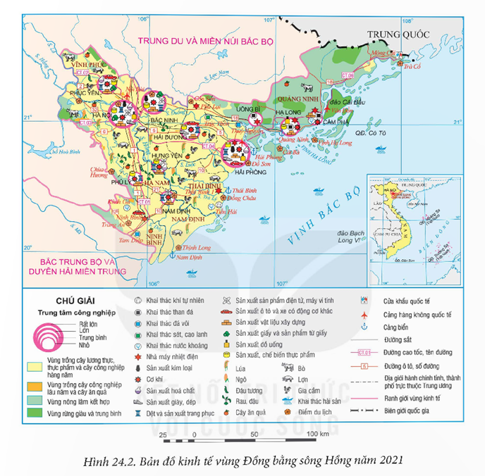 MỞ ĐẦUĐồng bằng sông Hồng là vùng có lịch sử khai thác lãnh thổ lâu đời, nhiều thế mạnh để phát triển kinh tế - xã hội nhưng cũng có những han chế nhất định. Thế mạnh và hạn chế của vùng như thế nào? Vấn đề phát triển công nghiệp, dịch vụ của vùng ra sao?Giải chi tiết:* Thế mạnh- Địa hình và đất: + Phần lớn diện tích của vùng là địa hình đồng bằng được bồi đắp bởi hệ thống sông Hồng và sông Thái Bình, có đất phù sa màu mỡ. + Vùng còn có địa hình đồi núi ở phía bắc, rìa phía tây và tây nam, với đất feralit + Vùng biển Quảng Ninh, Hải Phòng có nhiều đảo, quần đảo với cảnh quan đa dạng.- Khí hậu: có khí hậu nhiệt đới ẩm gió mùa, nhiệt độ trung bình năm cao, lượng mưa trung bình năm từ 1 500 đến 2000 mm;- Nguồn nước: Mạng lưới sông ngòi dày đặc, có nhiều hệ thống sông lớn, nguồn nước ngầm khá phong phú, cung cấp nước cho sản xuất và sinh hoạt.- Rừng: Diện tích rừng trong vùng là 487,4 nghìn ha, tập trung chủ yếu ở Quảng Ninh và các khu vực đồi núi ở rìa phía tây, tây nam của vùng và trên các đảo, ven biển có rừng ngập mặn.- Khoáng sản: Vùng có một số loại khoáng sản có giá trị để phát triển công nghiệp.- Biển: Là thế mạnh của Đồng bằng sông Hồng trong phát triển kinh tế. * Hạn chế- Hằng năm, vùng chịu ảnh hưởng của nhiều thiên tai, nhất là bão, lũ.- Tác động của biến đổi khí hậu đến vùng ngày càng phức tạp hơn. - Vấn đề ô nhiễm môi trường ở nhiều nơi, đặc biệt ở các đô thị lớn đang trở thành sức ép trong phát triển bền vững.* Vấn đề phát triển công nghiệp- Công nghiệp của Đồng bằng sông Hồng phát triển sớm. - Công nghiệp phát triển theo hướng hiện đại, công nghệ cao, ít phát thải khí nhà kính, có khả năng cạnh tranh, giá trị gia tăng cao, tham gia sâu, toàn diện vào mạng lưới sản xuất, chuỗi giá trị toàn cầu.- Cơ cấu ngành công nghiệp khá đa dạng. - Đồng bằng sông Hồng có mức độ tập trung công nghiệp cao nhất cả nước. * Vấn đề phát triển dịch vụ- Giao thông vận tải: phát triển nhanh, đồng bộ, hiện đại, với đẩy đủ các loại hình giao thông.- Thương mại: Đồng bằng sông Hồng phát triển mạnh, cả nội thương và ngoại thương.- Du lịch: Du lịch là ngành kinh tế mũi nhọn của vùng, phát triển dựa trên tài nguyên du lịch tự nhiên và tài nguyên du lịch văn hoá phong phú.- Các ngành dịch vụ khác+ Tài chính ngân hàng phát triển mạnh do kinh tế vùng phát triển. + Các lĩnh vực dịch vụ khác như: giáo dục – đào tạo, y tế, logistics,... cũng phát triển mạnh.I. KHÁI QUÁTCâu hỏi: Dựa vào thông tin mục 1 và hình 24.1, hãy:- Trình bày đặc điểm vị trí địa lý và phạm vi lãnh thổ của vùng Đồng bằng sông Hồng.- Nêu một số đặc điểm về dân số của vùngGiải chi tiết:* Vị trí địa lí và phạm vi lãnh thổ- Đồng bằng sông Hồng bao gồm 2 thành phố trực thuộc Trung ương là Hà Nội, Hải Phòng và 9 tỉnh: Hải Dương, Hà Nam, Nam Định, Thái Bình, Hưng Yên, Ninh Bình, Vĩnh Phúc, Bắc Ninh và Quảng Ninh. Diện tích của vùng là 21,3 nghìn km² (năm 2021).- Vùng giáp với nước láng giếng Trung Quốc, vùng Trung du và miền núi Bắc Bộ, Bắc Trung Bộ và Duyên hải miền Trung. Vùng có Thủ đô Hà Nội là trung tâm chính trị, kinh tế, văn hoá của cả nước. Đồng bằng sông Hồng có vùng biển rộng lớn thuộc vịnh Bắc Bộ với nhiều đảo, quần đảo như Cô Tô, Cái Bầu (Quảng Ninh), Cát Bà, Bạch Long Vĩ (Hải Phòng),...- Vùng có cửa khẩu thông thương với Trung Quốc, có các tuyến đường ô tô, đường sắt, đường biển, đường hàng không thuận lợi để phát triển kinh tế, thu hút đầu tư và giao lưu, hợp tác trong và ngoài nước. Vùng là địa bàn chiến lược về kinh tế, chính trị, quốc phòng an ninh.* Dân số- Đồng bằng sông Hồng có số dân đông nhất cả nước. Năm 2021, số dân của vùng là 23,2 triệu người, tỉ lệ tăng dân số tự nhiên là 1,07%.- Đồng bằng sông Hồng có mật độ dân số cao nhất cả nước, năm 2021 là 1 091 người/km², gấp 3,7 lần so với mật độ trung bình cả nước. Tỉ lệ dân thành thị cao hơn mức trung bình của cả nước, đạt 37,6% năm 2021.- Đồng bằng sông Hồng có nhiều dân tộc sinh sống như Kinh, Dao, Tày, Sán Dìu, Mường,... II. CÁC THẾ MẠNH VÀ HẠN CHẾ ĐỐI VỚI SỰ PHÁT TRIỂN KINH TẾ - XÃ HỘI.Câu hỏi: Dựa vào thông tin mục 1 và hình 24.1, hãy phân tích các thế mạnh và hạn chế về điều kiện tự nhiên và tài nguyên thiên nhiên đối với việc phát triển kinh tế - xã hội của vùng Đồng bằng sông Hồng.Giải chi tiết:a. Thế mạnh- Địa hình và đất: + Phần lớn diện tích của vùng là địa hình đồng bằng được bồi đắp bởi hệ thống sông Hồng và sông Thái Bình, có đất phù sa màu mỡ => Thuận lợi quy hoạch vùng chuyên canh cây lương thực, thực phẩm. + Vùng còn có địa hình đồi núi ở phía bắc, rìa phía tây và tây nam, với đất feralit => Thuận lợi cho phát triển cây công nghiệp, cây ăn quả.+ Vùng biển Quảng Ninh, Hải Phòng có nhiều đảo, quần đảo với cảnh quan đa dạng, => Thuận lợi để phát triển du lịch. + Khu vực ven biển có diện tích mặt nước thuận lợi cho nuôi trồng thuỷ sản.- Khí hậu: + Vùng có khí hậu nhiệt đới ẩm gió mùa, nhiệt độ trung bình năm cao, lượng mưa trung bình năm từ 1 500 đến 2000 mm;+ Trong năm có một mùa đông lạnh (2 đến 3 tháng nhiệt độ dưới 18°C) => Thuận lợi để phát triển nông nghiệp nhiệt đới và trồng cây ưa lạnh trong vụ đông.- Nguồn nước: + Mạng lưới sông ngòi dày đặc, có nhiều hệ thống sông lớn, nguồn nước ngầm khá phong phú=> Cung cấp nước cho sản xuất và sinh hoạt.+ Vùng có nguồn nước khoáng ở Quang Hanh (Quảng Ninh), Tiền Hải (Thái Bình), Kênh Gà (Ninh Bình)....=> Thuận lợi cho phát triển du lịch nghỉ dưỡng.- Rừng: + Diện tích rừng trong vùng là 487,4 nghìn ha, tập trung chủ yếu ở Quảng Ninh và các khu vực đồi núi ở rìa phía tây, tây nam của vùng và trên các đảo, ven biển có rừng ngập mặn. + Trong vùng có các vườn quốc gia như: Ba Vì (Hà Nội), Cát Bà (Hải Phòng), Tam Đảo (Vĩnh Phúc),... và các khu dự trữ sinh quyển Cát Bà, Châu thổ sông Hồng.- Khoáng sản: + Vùng có một số loại khoáng sản có giá trị để phát triển công nghiệp. + Than có trữ lượng lớn nhất, chiếm trên 90% trữ lượng than cả nước. + Than đá phân bố ở Quảng Ninh, than nâu ở các tỉnh phía nam của vùng. + Ngoài ra, đá vôi có ở Ninh Bình, Hà Nam, Hải Phòng,...; sét, cao lanh ở Hải Dương, Quảng Ninh,... - Biển:+ Là thế mạnh của Đồng bằng sông Hồng trong phát triển kinh tế. + Vùng có đường bờ biển dài từ Quảng Ninh đến Ninh Bình, có nhiều bãi tắm, trên biển có nhiều đảo, đặc biệt quần thể vịnh Hạ Long và quần đảo Cát Bà là di sản thiên nhiên thế giới tạo thuận lợi để phát triển du lịch. + Diện tích vùng biển rộng, nhiều vịnh, nhiều cửa sông, có ngư trường trọng điểm Hải Phòng – Quảng Ninh thuận lợi để nuôi trồng, khai thác thuỷ sản và phát triển giao thông vận tải biển.b. Hạn chế- Hằng năm, vùng chịu ảnh hưởng của nhiều thiên tai, nhất là bão, lũ.- Tác động của biến đổi khí hậu đến vùng ngày càng phức tạp hơn. - Vấn đề ô nhiễm môi trường ở nhiều nơi, đặc biệt ở các đô thị lớn đang trở thành sức ép trong phát triển bền vững. Câu hỏi: Dựa vào thông tin mục 2, hãy phân tích các thế mạnh và hạn chế của điều kiện kinh tế - xã hội đối với sự phát triển kinh tế - xã hội của vùng Đồng bằng sông Hồng.Giải chi tiết:a. Thế mạnh- Dân cư và nguồn lao động:+ Đồng bằng sông Hồng có số dân đông, nguồn lao động dồi dào. + Lực lượng lao động từ 15 tuổi trở lên chiếm khoảng 50% tổng số dân của vùng, tỉ lệ lao động đã qua đào tạo cao nhất cả nước (37,0% tổng lao động của vùng năm 2021). + Nguồn lao động dồi dào, trình độ cao, thuận lợi cho thu hút đầu tư, ứng dụng khoa học - công nghệ trong sản xuất và phát triển đa ngành kinh tế.- Cơ sở hạ tầng và cơ sở vật chất – kĩ thuật + Thuộc loại tốt nhất cả nước. + Giao thông vận tải có nhiều loại hình, mạng lưới bưu chính viễn thông phát triển rộng khắp, khả năng cung cấp điện, nước và các điểu kiện cơ sở vật chất – kĩ thuật của các ngành kinh tế tốt là điều kiện thuận lợi thúc đẩy sự phát triển kinh tế – xã hội.- Chính sách phát triển kinh tế: + Đồng bằng sông Hồng thực hiện chủ trương tái cơ cấu nền kinh tế, đẩy mạnh phát triển kinh tế số, kinh tế xanh, kinh tế tuần hoàn,... góp phần thúc đẩy kinh tế của vùng tăng trưởng nhanh và hướng đến phát triển bền vững.- Vốn đầu tư: + Đồng bằng sông Hồng có vùng động lực phía bắc với tam giác là Hà Nội – Hải Phòng – Quảng Ninh, có sức thu hút nguồn vốn đầu tư trong và ngoài nước lớn. + Năm 2022, vùng chiếm 33,6% tổng số dự án đầu tư trực tiếp nước ngoài và 30,2% tổng số vốn đăng kí của cả nước => Đây là điểu kiện thuận lợi thúc đẩy kinh tế của vùng phát triển nhanh.- Lịch sử - văn hoá:+ Vùng có truyền thống văn hoá và lịch sử lâu đời nhất nước ta. + Trong vùng, có nhiều di sản văn hoá thế giới, nhiều di tích lịch sử - văn hoá, các giá trị văn hoá truyển thống, lễ hội,... thuận lợi để phát triển kinh tế, đặc biệt là du lịch.b. Hạn chế- Số dân đồng, mật độ dân số cao gây khó khăn cho giải quyết việc làm, sử dụng tài nguyên thiên nhiên và bảo vệ môi trường.- Cơ sở hạ tầng ở một số nơi quá tải, ảnh hưởng đến phát triển kinh tế - xã hội.III. MỘT SỐ VẤN ĐỀ PHÁT TRIỂN KINH TẾ - XÃ HỘICâu hỏi: Dựa vào thông tin mục 1 và hình 24.2, hãy phân tích vấn đề phát triển công nghiệp ở Đồng bằng sông Hồng.Giải chi tiết:- Công nghiệp của Đồng bằng sông Hồng phát triển sớm. - Giá trị sản xuất công nghiệp cao và tăng nhanh, chiếm trên 37% giá trị sản xuất công nghiệp của cả nước (năm 2021).- Công nghiệp phát triển theo hướng hiện đại, công nghệ cao, ít phát thải khí nhà kính, có khả năng cạnh tranh, giá trị gia tăng cao, tham gia sâu, toàn diện vào mạng lưới sản xuất, chuỗi giá trị toàn cầu.- Cơ cấu ngành công nghiệp khá đa dạng; nổi bật là: công nghiệp sản xuất sản phẩm điện tử, máy vi tính; sản xuất ô tô và xe có động cơ khác; sản xuất, chế biến thực phẩm; dệt, sản xuất trang phục; nhiệt điện và khai thác than.+ Công nghiệp sản xuất sản phẩm điện tử, máy vi tính phát triển nhanh. Các sản phẩm chủ yếu là máy tính, thiết bị điện tử, điện tử tiêu dùng và thiết bị viễn thông. Các cơ sở sản xuất phân bố chủ yếu ở Bắc Ninh, Hà Nội, Vĩnh Phúc,...+ Công nghiệp sản xuất ô tô và xe có động cơ khác có sự tham gia của các doanh nghiệp FDI, tham gia vào chuỗi cung ứng toàn cầu, phân bố chủ yếu ở Hà Nội, Hải Phòng, Vĩnh Phúc, Ninh Bình,...+ Công nghiệp sản xuất, chế biến thực phẩm có vị trí quan trọng trong cơ cấu công nghiệp của vùng, phân bố chủ yếu ở Hà Nội, Hải Phòng, Quảng Ninh,...+ Công nghiệp dệt, sản xuất trang phục phát triển dựa trên cơ sở nguồn lao động dồi dào, thị trường tiêu thụ rộng lớn. Các cơ sở lớn tập trung ở Hà Nội, Nam Định, Hưng Yên.+ Nhiệt điện: Vùng có nhiều nhà máy nhiệt điện có công suất lớn, nguồn nhiên liệu - chủ yếu là than như: Phả Lại (Hải Dương), Cẩm Phả, Mông Dương,... (Quảng Ninh), Hải Phòng 1 và 2 (Hải Phòng), Thái Bình 1 và 2 (Thái Bình)....+ Công nghiệp khai thác than tập trung chủ yếu ở Quảng Ninh. Sản lượng than khai thác của vùng năm 2021 là 45,3 triệu tấn (chiếm hơn 90% của cả nước). Hiện nay, việc khai thác than có sự thay đổi, một số mỏ lộ thiên đã dừng khai thác đồng thời tăng cường ứng dụng công nghệ cao để giảm thất thoát tài nguyên và hạn chế ô nhiễm môi trường.- Đồng bằng sông Hồng có mức độ tập trung công nghiệp cao nhất cả nước. - Các khu công nghiệp tập trung chủ yếu ở Hà Nội, Vĩnh Phúc, Bắc Ninh, Hải Phòng, Quảng Ninh,... Các trung tâm công nghiệp của vùng là Hà Nội, Hải Phòng, Bắc Ninh, Hạ Long.- Định hướng phát triển: đẩy mạnh ứng dụng công nghệ hiện đại, ít phát thải khí nhà kính, có khả năng cạnh tranh, tham gia toàn diện vào chuỗi giá trị toàn cầu; ưu tiên phát triển một số ngành công nghiệp mới như sản xuất chíp, bán dẫn, rô-bốt, vật liệu mới.... Câu hỏi: Dựa vào thông tin mục 2 và hình 24.2, hãy phân tích vấn đề phát triển dịch vụ ở vùng Đồng bằng sông HồngGiải chi tiết:1. Giao thông vận tải- Giao thông vận tải ở Đồng bằng sông Hồng phát triển nhanh, đồng bộ, hiện đại, với đẩy đủ các loại hình giao thông.+ Đường ô tô phát triển nhanh cả về mạng lưới và chất lượng. Các tuyến cao tốc (Hà Nội – Hải Phòng, Hải Phòng – Móng Cái, Hà Nội – Lào Cai,...), các tuyến quốc lộ 5 (Hà Nội – Hải Phòng), quốc lộ 10 (Ninh Bình – Hải Phòng), quốc lộ 18 (Hà Nội – Bắc Ninh - Hải Dương),... -> giúp kết nối các địa phương trong vùng và cả nước cũng như quốc tế.+ Hệ thống đường sắt phát triển. Thủ đô Hà Nội là đầu mối đường sắt lớn nhất cả nước. Từ Hà Nội, có các tuyến đường sắt đi Thành phố Hồ Chí Minh, Lào Cai, Lạng Sơn, Hải Phòng, Thái Nguyên. Tuyến đường sắt trên cao (Cát Linh - Hà Đông, Nhổn - ga Hà Nội) -> góp phần giải quyết tình trạng ùn tắc giao thông ở Hà Nội.+ Giao thông đường hàng không phát triển nhanh. Đồng bằng sông Hồng có 3 cảng hàng không quốc tế là Nội Bài (Hà Nội), Cát Bi (Hải Phòng) và Vân Đồn (Quảng Ninh).+ Giao thông đường biển trong vùng phát triển mạnh. Vùng có 4 cảng biển, với nhiều bến cảng, trong đó cảng Hải Phòng là cảng đặc biệt, cảng Quảng Ninh là cảng loại 1. Các tuyến đường biển quốc tế quan trọng là từ Hải Phòng đi Hồng Công, Thượng Hải, Tô-ky-ô, Vla-di-vô-xtốc,...; các tuyến đường biển nội địa từ Hải Phòng đi Đà Nẵng, Thành phố Hồ Chí Minh,...+ Các tuyến giao thông đường sông như sông Hồng, sông Đuống, sông Luộc, sông Đáy, sông Thái Bình,... -> có vai trò quan trọng trong vận chuyển hàng hoá ở vùng.=> Đồng bằng sông Hồng có khối lượng hàng hoá, hành khách vận chuyển lớn, chiếm tỉ trọng cao so với cả nước. Năm 2021, vùng chiếm 44,9% khối lượng hành khách vận chuyển và 36,4% khối lượng hàng hoá vận chuyển của cả nước. Thủ đô Hà Nội và thành phố Hải Phòng là hai đầu mối giao thông quan trọng nhất của vùng.2. Thương mạiĐồng bằng sông Hồng phát triển mạnh, cả nội thương và ngoại thương.- Hoạt động nội thương: + Phát triển mạnh ở các địa phương, hàng hoá phong phú, không ngừng nâng cao về chất lượng và mẫu mã sản phẩm. + Hình thức buôn bán đa dạng và ngày càng hiện đại hơn (chợ, siêu thị, trung tâm thương mại, thương mại điện tử,...). + Tổng mức bán lẻ hàng hoá và doanh thu dịch vụ tiêu dùng tăng nhanh, năm 2021 chiếm 25,9% so với cả nước. + Hà Nội là trung tâm thương mại lớn nhất vùng.- Hoạt động ngoại thương: + Trị giá xuất khẩu tăng nhanh và chiếm tỉ trọng cao trong cả nước. + Năm 2021, vùng chiếm gần 35% trị giá xuất khẩu của cả nước. + Các địa phương có trị giá xuất khẩu cao nhất trong vùng là Bắc Ninh, Hải Phòng, Hà Nội, Hải Dương.3. Du lịch- Du lịch là ngành kinh tế mũi nhọn của vùng, phát triển dựa trên tài nguyên du lịch tự nhiên và tài nguyên du lịch văn hoá phong phú. - Loại hình du lịch trong vùng rất đa dạng, trong đó du lịch biển đảo, du lịch văn hoá là thế mạnh. - Doanh thu du lịch lữ hành chiếm tỉ trọng cao trong cả nước. - Các điểm du lịch nổi tiếng là vịnh Hạ Long, Tràng An, Cát Bà, Cúc Phương,... Các trung tâm du lịch lớn là Hà Nội, Hạ Long, Hải Phòng.4. Các ngành dịch vụ khác- Tài chính ngân hàng phát triển mạnh do kinh tế vùng phát triển. + Ngành đang ứng dụng nhiều phương thức mới trong kinh doanh như: phát triển các mô hình ngân hàng số, gia tăng tiện ích,...+ Hà Nội là trung tâm tài chính ngân hàng lớn nhất vùng. + Bưu chính viễn thông ngày càng được hiện đại hoá=> tạo điều kiện thúc đẩy việc chuyển đổi số trong các hoạt động sản xuất và sinh hoạt. - Các lĩnh vực dịch vụ khác như: giáo dục – đào tạo, y tế, logistics,... cũng phát triển mạnh. LUYỆN TẬP, VẬN DỤNG