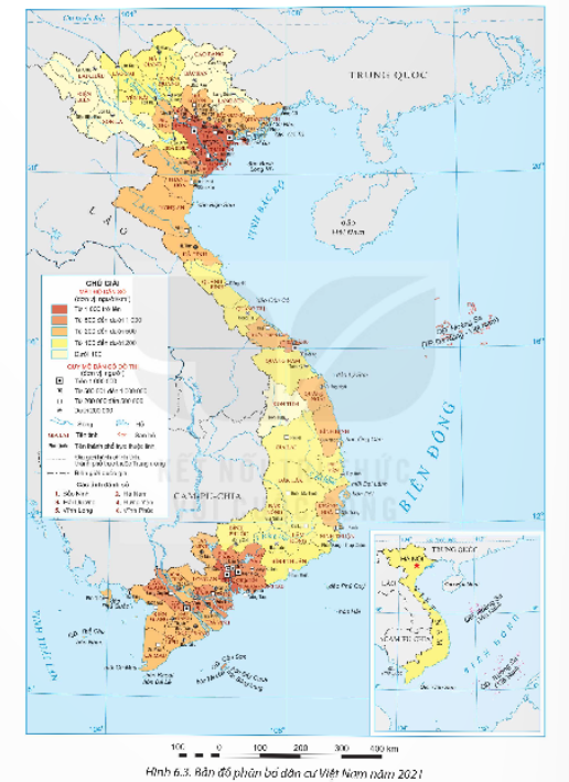 MỞ ĐẦUDân số là nhân tố quan trọng hàng đầu trong sự nghiệp xây dựng và bảo vệ Tổ quốc. Dân số Việt Nam có đặc điểm gì và những đặc điểm này có ảnh hướng như thế nào đến sự phát triển kinh tế - xã hội của nước ta?Giải chi tiết:Đặc điểm của dân số Việt Nam:- Việt Nam có số dân đứng thứ 3 trong khu vực Đông Nam Á và thứ 15 trên thế giới.- Có hàng triệu người Việt đang định cư ở nước ngoài.- Quy mô dân số lớn, tiếp tục tăng lên nhưng có xu hướng tăng chậm lại, tỉ lệ tăng dân số giảm dần.=> Ảnh hướng đến sự phát triển kinh tế - xã hội của nước ta: - Là nguồn lực quan trọng để phát triển đất nước, là động lực thúc đấy sự phát triển kinh tế - xã hội và tăng sức hấp dẫn thu hút đầu tư trong nước và nước ngoài; có nguồn lao động dồi dào, đáp ứng đủ yêu cầu về nhân lực để phát triển nền kinh tế đa ngành và bảo vệ tổ quốc. - Nảy sinh thách thức về an ninh lương thực, năng lượng; đảm bảo việc làm, giáo dục, y tế; sử dụng tài nguyên, bảo vệ môi trường..... và gây sức ép đến việc sử dụng tài nguyên thiên nhiên, bảo vệ môi trường; quá tải trong việc đáp ứng nhu cầu về việc làm, dịch vụ y tế, giáo dục,... I. ĐẶC ĐIỂM DÂN SỐCâu hỏi: Dựa vào thông tin mục 1, hãy trình bày quy mô và gia tăng dân số của nước ta.Giải chi tiết:+ Năm 2021, Việt Nam có 98,5 triệu người, đứng thứ 3 trong khu vực Đông Nam Á, thứ 8 ở châu Á và thứ 15 trên thế giới. + Hiện có hàng triệu người Việt Nam định cư ở nước ngoài, luôn hướng về Tổ quốc. + Quy mô dân số nước ta lớn, tiếp tục tăng lên nhưng có xu hướng tăng chậm lại, tỉ lệ tăng dân số giảm dần. Câu hỏi: Dựa vào thông tin mục 2, hãy trình bày cơ cấu dân số của nước ta?Giải chi tiết:1. Cơ cấu dân số theo giới tính- Cơ cấu dân số theo giới tính của Việt Nam khá cân bằng. + Năm 2021, tỉ lệ nam, nữ trong tổng dân số là 49,84% và 50,16% (hay cứ 100 nữ, tương ứng trung bình có 99,4 nam).- Tuy nhiên, hiện nay nước ta có tình trạng mất cân bằng giới tính khi sinh. Trong số trẻ được sinh ra năm 2021, cứ 100 bé gái, tương ứng bình quân có 112 bé trai.2. Cơ cấu dân số theo tuổi- Do mức sinh giảm, tuổi thọ tăng nên cơ cấu dân số theo tuổi của nước ta biến đổi nhanh theo hướng giảm tỉ lệ nhóm trẻ em, tăng tỉ lệ nhóm cao tuổi. - Việt Nam đang có cơ cấu dân số vàng nhưng cũng đã bước vào thời kì già hoá dân số.3. Cơ cấu dân số theo dân tộc- Nước ta có 54 dân tộc anh em, trong đó dân tộc Kinh chiếm khoảng 85% tổng số dân, các dân tộc thiểu số chiếm khoảng 15%. - Các dân tộc sinh sống đan xen nhau khá phổ biến trên các vùng miền của Tổ quốc. - Các dân tộc Việt Nam có truyền thống đoàn kết, cùng nhau bảo vệ và xây dựng đất nước.4. Cơ cấu dân số theo trình độ học vấn- Trình độ học vấn của người dân Việt Nam được nâng cao dần. + Năm 2021, tỉ lệ dân số từ 15 tuổi trở lên biết chữ đạt 95,7%. + Số năm đi học trung bình của dân số từ 25 tuổi trở lên là 9,1 năm. - Tuy nhiên, trình độ học vấn có sự khác biệt đáng kể giữa thành thị với nông thôn và giữa các vùng. Câu hỏi: Dựa vào thông tin mục 3 và hình 6.3, hãy:- Trình bày tình hình phân bố dân cư của nước ta.- Xác định một số tỉnh, thành phố có mật độ dân số dưới 100 người/km² và một số tỉnh, thành phố có mật độ dân số từ 1 000 người/km² trở lên (năm 2021)Giải chi tiết:- Năm 2021, mật độ dân số nước ta là 297 người/km², cao gấp 5 lần mức trung bình thế giới và có sự chênh lệch giữa các vùng. + Trong khi vùng Đồng bằng sông Hồng có mật độ dân số lên tới 1 091 người/km² thì vùng Tây Nguyên mật độ dân số chỉ có 111 người/km².+ Dân cư nước ta chủ yếu sinh sống ở nông thôn. + Năm 2021, tỉ lệ dân nông thôn là 62,9%, tỉ lệ dân thành thị là 37,1% tổng số dân. II. THẾ MẠNH VÀ HẠN CHẾ VỀ DÂN SỐ.Câu hỏi: Dựa vào thông tin mục II, hãy phân tích các thế mạnh và hạn chế của dân số nước taGiải chi tiết:* Thế mạnh:- Dân số là nguồn lực quan trọng để phát triển đất nước:+ Quy mô dân số lớn => nhu cầu về hàng hoá, dịch vụ lớn, tạo ra thị trường tiêu thụ lớn=> Là động lực thúc đẩy sự phát triển kinh tế - xã hội và tăng sức hấp dẫn thu hút đầu tư cả trong nước và nước ngoài. + Người Việt Nam ở nước ngoài là nguồn lực quan trọng cho sự nghiệp xây dựng, phát triển và bảo vệ Tổ quốc.- Quy mô dân số lớn, cơ cấu dân số vàng => Nguồn lao động dồi dào, đáp ứng đủ yêu cầu về nhân lực để phát triển nền kinh tế đa ngành và bảo vệ vững chắc Tổ quốc.- Mức sinh thấp, dân số tăng chậm tạo điều kiện thuận lợi nâng cao chất lượng dân số và chất lượng cuộc sống dân cư.* Hạn chế:- Quy mô dân số lớn và tăng lên hằng năm => Nảy sinh thách thức về an ninh lương thực, năng lượng; đảm bảo việc làm, giáo dục, y tế; sử dụng tài nguyên, bảo vệ môi trường.....- Số lượng và tỉ lệ người cao tuổi ngày càng lớn, đòi hỏi tăng chi phí cho an sinh xã hội, dịch vụ y tế,.... - Phân bố dân cư chênh lệch lớn gây ra nhiều thách thức. + Ở những khu vực dân cư tập trung, mật độ quá cao=> Gây sức ép đến việc sử dụng tài nguyên thiên nhiên, bảo vệ môi trường; quá tải trong việc đáp ứng nhu cầu về việc làm, dịch vụ y tế, giáo dục,... + Ngược lại, những khu vực dân cư thưa thớt, thiếu lao động để khai thác tài nguyên thiên nhiên, khó khăn trong việc xây dựng cơ sở hạ tầng, phát triển kinh tế – xã hội. III. CHIẾN LƯỢC DÂN SỐ CỦA VIỆT NAMCâu hỏi: Dựa vào thông tin mục III, hãy nêu mục tiêu và giải pháp của chiến lược dân số ở nước ta?Giải chi tiết:* Mục tiêu - Duy trì vững chắc mức sinh thay thế (bình quân 2,1 con/một phụ nữ trong độ tuổi sinh đẻ), giảm chênh lệch mức sinh giữa các vùng, đối tượng.- Bảo vệ và phát triển dân số các dân tộc thiểu số có dưới 10 nghìn người, đặc biệt là những dân tộc thiểu số rất ít người.- Đưa tỉ số giới tính khi sinh về mức cân bằng tự nhiên, phẩn dấu duy trì cơ cấu tuổi ở mức hợp lí.- Nâng cao chất lượng dân số: tăng tuổi thọ bình quân, nâng cao thể trạng người dân Việt Nam; phát huy tối đa lợi thế cơ cấu dân số vàng, tạo động lực mạnh mẽ cho sự phát triển đất nước nhanh, bền vững.- Thúc đẩy phân bố dân số hợp lí và bảo đảm quốc phòng an ninh.- Hoàn thành xây dựng và vận hành cơ sở dữ liệu quốc gia về dân cư, đẩy mạnh lồng ghép các yếu tố dân số vào xây dựng và thực hiện kế hoạch phát triển kinh tế - xã hội.* Giải pháp- Hoàn thiện chính sách, pháp luật về dân số.- Đẩy mạnh giáo dục, truyền thông về dân số và phát triển.- Phát triển mạng lưới dịch vụ nâng cao chất lượng dân số: tư vẫn, khám sức khoẻ trước hôn nhân, kế hoạch hoá gia đình, tầm soát trước sinh và sơ sinh, chăm sóc sức khoẻ nhân dân, sức khoẻ người cao tuổi, phát triển giáo dục và đào tạo,...- Bảo đảm đủ nguồn lực cho công tác dân số từ ngân sách Nhà nước và huy động nguồn lực xã hội.- Tăng cường hợp tác khu vực, quốc tế trong lĩnh vực dân số. LUYỆN TẬP, VẬN DỤNG