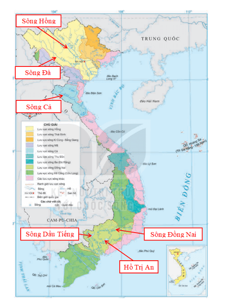 MỞ ĐẦUNước ta có hệ thống sông, hồ, đầm, nước ngầm phong phú với nguồn nước dồi dào. Đây là tài nguyên có ý nghĩa quan trọng đối với đời sống và sản xuất. Hãy kể tên một số sông, hồ, đầm ở nước ta mà em biết.Giải chi tiết:Một số sông, hồ ở nước ta: Sông Hồng, sông Cửu Long, sông Thái Bình, hồ Tây, hồ Ba Bể, hồ Trị An,... 1. SÔNG NGÒIa) Đặc điểm chungNhiệm vụ 1: Đọc thông tin mục a và quan sát hình 6.1, hãy:CH: Xác định phạm vi lưu vực của ba hệ thống sông: Hồng, Thu Bồn, Mê Công ở lãnh thổ Việt Nam trên bản đồ.Giải chi tiết:HS xác định trên bản đồ CH: Trình bày đặc điểm mạng lưới sông ngòi nước ta.Giải chi tiết:Nước ta có mạng lưới sông ngòi dày đặc, phân bố rộng khắp trên cả nước, chủ yếu là sông nhỏ, chảy theo hai hướng chính là tây bắc - đông nam và vòng cung, một số sông chảy theo hướng tây - đông,...Chế độ dòng chảy của sông ngòi nước ta phân hai mùa rất rõ rệt: mùa lũ và mùa cạn, do ảnh hưởng của khí hậu nhiệt đới gió mùa. Trung bình lượng nước trong mùa lũ chiếm tới 70 ~ 80% tổng lượng nước cả năm.Sông ngòi nước ta có nhiều nước (hơn 800 tỉ m)/năm) và lượng phù sa khá lớn (tổng lượng phù sa khoảng 200 triệu tấn/năm). b) Một số hệ thống sông lớnNhiệm vụ 2:CH: Dựa vào thông tin và hình 6.3, 6.5, 6.7 trong mục b, hãy phân tích đặc điểm mạng lưới và chế độ nước của một trong ba hệ thống sông.Giải chi tiết:Hệ thống sông Thu Bồn:Đặc điểm:- Có 78 phụ lưu, chiều dài trên 10km.- Các sông, suối trong hệ thống sông thường ngắn, dốc, phân thành nhiều lưu vực nhỏ độc lập.- Mạng lưới sông hình nan quạt.Chế độ nước sông:- Chia 2 mùa rõ rệt: mùa lũ (tháng 10 - tháng 12), mùa cạn (tháng 1 - tháng 9).- Lũ lên rất nhanh và đột ngột do đặc điểm địa hình, khí hậu và mạng lưới sông. 2. HỒ, ĐẦMNhiệm vụ 3:CH: Dựa vào thông tin và hình 6.8, 6.9 trong mục 2, hãy phân tích vai trò của hồ, đầm đối với sản xuất và sinh hoạt ở nước ta.Giải chi tiết:Vai trò của nước sông, hồ đối với sản xuất và sinh hoạt:Đối với sản xuất:- Nông nghiệp: Các hồ, đầm nước ngọt là nguồn cung cấp nước cho trồng trọt và chăn nuôi. Hồ, đầm là mặt nước tự nhiên để nuôi trồng, đánh bắt thuỷ sản nước ngọt, nước lợ và nước mặn như đấm phá Tam Giang (Thừa Thiên Huế), đầm Thị Nại (Bình Định), hồ thuỷ điện Hoà Bình,...- Công nghiệp: Các hồ thuỷ điện (Hoà Bình, Sơn La, laly,...) là nơi trữ nước cho nhà máy thuỷ điện. Hồ cung cấp nước cho các ngành công nghiệp như: chế biến lương thực - thực phẩm, khai khoáng,...- Dịch vụ: Một số hồ, đám thông với các sông, biến có giá trị về giao thông. Nhiều hồ, đầm có cảnh quan đẹp, hệ sinh thái với tính đa dạng sinh học cao, khí hậu trong lành được khai thác để phát triển du lịch, như hồ Tơ Nưng (Gia Lai), hồ Ba Bế (Bắc Kạn),... Đối với sinh hoạt:- Phục vụ nhu cầu nước trong sinh hoạt, là nguồn dự trữ nước ngọt lớn.- Đóng vai trò đảm bảo an ninh nguồn nước, nhất là ở các khu vực có mùa khô sâu sắc. 3. NƯỚC NGẦMNhiệm vụ 4:CH: Dựa vào thông tin mục 3, hãy phân tích vai trò của nước ngầm đối với sản xuất và sinh hoạt ở nước ta.Giải chi tiết:Nước ngầm có vai trò quan trọng đối với sản xuất và sinh hoạt của con người.Đối với sản xuất:- Nông nghiệp: Nước ngầm cung cấp nước cho sản xuất nông nghiệp (trồng trọt, chăn nuôi, nuôi trồng thuỷ sản,...) đặc biệt với các vùng khan hiếm nước mặt như Tây Nguyên, duyên hải Nam Trung Bộ.- Công nghiệp: Nước ngắm được sử dụng trong nhiều ngành công nghiệp như: chế biến lương thực - thực phẩm, sản xuất giấy,...- Dịch vụ: Một số nguồn nước nóng, nước khoáng được khai thác để chữa bệnh và phát triển du lịch nghỉ dưỡng.Đối với sinh hoạt: Nước ngầm là nguồn nước quan trọng phục vụ cho sinh hoạt của người dân ở nước ta. LUYỆN TẬPCH: Cho biết thời gian mùa lũ, mùa cạn của ba hệ thông sông: Hồng, Thu Bồn, Mê Công, theo bảng mẫu dưới đây vào vở:Hệ thống sông Chế độ nướcHồngThu BồnMê CôngThời gian mùa lũ???Thời gian mùa cạn??? Giải chi tiết:Hệ thống sông Chế độ nướcHồngThu BồnMê CôngThời gian mùa lũTháng 6 đến tháng 10Tháng 10 đến tháng 12Tháng 7 đến tháng 11Thời gian mùa cạnTháng 11 đến tháng 5 năm sauTháng 1 đến tháng 9Tháng 12 đến tháng 6 năm sau CH: Xác định vị trí của một số sông, hồ của nước ta trên bản đồ hình 6.1.Giải chi tiết: VẬN DỤNG