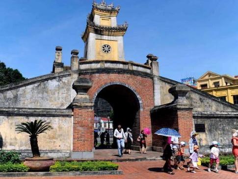 MỞ ĐẦU Di tích thành nhà Mạc (Cao Bằng, Lạng Sơn), Lũy Thầy (Quảng Bình),... gợi cho em nhớ đến những cuộc xung đột nào trong các thế kỉ XVI-XVII? Những cuộc xung đột đó đã để lại hệ quả như thế nào đối với lịch sử dân tộc?Hình 5.1. Quảng Bình Quan (thuộc hệ thống di tích Lũy Thầy, Quảng Bình)Đáp án:Di tích thành nhà Mạc (Lạng Sơn), Lũy Thầy (Quảng Bình)  gợi cho em nhớ đến các cuộc xung đột Nam - Bắc triều và xung đột Trịnh - Nguyễn.Hệ quả của những cuộc xung đột:- Xung đột Nam - Bắc triều kiến đất nước bị chia cắt, vùng Thanh - Nghệ và đồng bằng Bắc Bộ đều là chiến trường. Kinh tế đất nước bị đình trệ, cuộc sống người dân trở nên khốn cùng.- Xung đột Trịnh - Nguyễn: cả nước bị cuốn vào vào binh đao khói lửa, toàn bộ vùng Quảng Bình, Hà Tĩnh ngày nay trở thành chiến trường ác liệt. Cuộc xung đột kéo dài gây ra những thiệt hại to lớn về người và của, khiển đất nước bị chia cắt, ảnh hưởng đến sự phát triển chung của dân tộc.I. SỰ RA ĐỜI VƯƠNG TRIỀU MẠC Câu hỏi: Khai thác tư liệu 1 và thông tin trong mục, hãy trình bày những nét chính về sự ra đời của Vương triều Mạc.Đáp án:- Đầu thế kỷ XVI nhà Lê sơ lâm vào khủng hoảng suy yếu.+ Các vua Lê Uy Mục, Lê Tượng Dực chỉ lo ăn chơi, sa đọa.+ Quan lại, địa chủ hoành hành, hạch sách nhân dân, chiếm đoạt ruộng đất.+ Các thế lực phong kiến nổi dậy tranh chấp quyền lực - mạnh nhất là thế lực Mạc Đăng Dung.+ Phong trào đấu tranh của nhân dân bùng nổ ở nhiều nơi.- Năm 1527, Mạc Đăng Dung phế truất vua Lê lập triều Mạc. II. XUNG ĐỘT NAM - BẮC TRIỀU Câu hỏi: Hãy giải thích nguyên nhân bùng nổ cuộc xung đột Nam - Bắc triều.Đáp án:Nguyên nhân bùng nổ xung đột Nam - Bắc triều:Cuối triều Lê các thế lực cát cứ nổi lên khắp nơi tranh giành quyền lực.Năm 1527, Mạc Đăng Dung cướp ngôi nhà Lê lập ra nhà Mạc (Bắc triều).Năm 1533, Nguyễn Kim chạy vào Thanh Hoá lập một người thuộc dòng dõi nhà Lê lên làm vua, lập ra Nam triều.=> Gây ra chiến tranh Nam - Bắc triều.Câu hỏi: Hãy tóm tắt nét chính về hệ quả của cuộc xung đột Nam - Bắc triều.Đáp án:Hệ quả của cuộc xung đột Nam - Bắc triều:Đất nước bị chia cắt.Gây tổn thất lớn về người và của: làng mạc bị tàn phá, đời sống nhân dân khốn cùng, nhiều gia đình phải li tán.Kinh tế bị tàn phá: sản xuất bị đình trệ, trao đổi buôn bán giữa các vùng gặp nhiều khó khăn.III. XUNG ĐỘT TRỊNH - NGUYỄN Câu hỏi: Khai thác tư liệu 2 và thông tin trong mục, hãy giải thích nguyên nhân dẫn đến cuộc xung đột Trịnh - Nguyễn.Đáp án:Nguyên nhân dẫn đến cuộc xung đột Trịnh - Nguyễn:- Sau khi Nguyễn Kim chết, con rể là Trịnh Kiểm tiếp tục sự nghiệp “Phù Lê diệt Mạc”. Để thao túng quyền lực vào tay họ Trịnh, Trịnh Kiểm tìm cách loại trừ phe cánh họ Nguyễn. Lo sợ trước tình hình đó Nguyễn Hoàng (con thứ của Nguyễn Kim) xin vào trấn thủ đất Thuận Hóa.- Tại Thuận Hóa, Nguyễn Hoàng xây dựng cơ nghiệp của họ Nguyễn, trở thành thế lực cát cứ ở Đàng Trong, dần tách khởi sự lệ thuộc với họ Trịnh ở Đàng Ngoài.⟹ Năm 1627, lo sợ thế lực họ Nguyễn lớn mạnh, chúa Trịnh đem quân đánh vào Thuận Hóa, chiến tranh Trịnh - Nguyễn bùng nổ.Câu hỏi: Hãy nêu hệ quả của cuộc xung đột Trịnh - Nguyễn.Đáp án:Hệ quả của cuộc xung đột Trịnh - Nguyễn:Chia cắt đất nước, gây đau thương tổn hại cho dân tộc.Gây trở ngại cho giao lưu kinh tế, văn hoá làm suy giảm tiềm lực đất nước.LUYỆN TẬP Câu hỏi: Hãy lập và hoàn thành bảng hệ thống (theo gợi ý dưới đây) về các cuộc xung đột Nam - Bắc triều và Trịnh - Nguyễn.Đáp án:Nội dungXung đột Nam – Bắc triềuXung đột Trịnh – NguyễnNgười đứng đầuBắc triều: Mạc Đăng DungNam triều: Nguyễn KimĐàng trong: Nguyễn HoàngĐàng ngoài: Trịnh Kiểm (chúa Trịnh)Nguyên nhânCuối triều Lê các thế lực cát cứ nổi lên khắp nơi tranh giành quyền lực.Năm 1527, Mạc Đăng Dung cướp ngôi nhà Lê lập ra nhà Mạc (Bắc triều).Năm 1533, Nguyễn Kim chạy vào Thanh Hoá lập một người thuộc dòng dõi nhà Lê lên làm vua, lập ra Nam triều.Sau khi Nguyễn Kim chết, con rể là Trịnh Kiểm tiếp tục sự nghiệp “Phù Lê diệt Mạc”. Để thao túng quyền lực vào tay họ Trịnh, Trịnh Kiểm tìm cách loại trừ phe cánh họ Nguyễn. Lo sợ trước tình hình đó Nguyễn Hoàng (con thứ của Nguyễn Kim) xin vào trấn thủ đất Thuận Hóa.Tại Thuận Hóa, Nguyễn Hoàng xây dựng cơ nghiệp của họ Nguyễn, trở thành thế lực cát cứ ở Đàng Trong, dần tách khởi sự lệ thuộc với họ Trịnh ở Đàng Ngoài.Lo sợ thế lực họ Nguyễn lớn mạnh, chúa Trịnh đem quân đánh vào Thuận Hóa, chiến tranh Trịnh - Nguyễn bùng nổ.Thời gian1533 – 15921627 – 1672Hệ quảĐất nước bị chia cắt.Gây tổn thất lớn về người và của: làng mạc bị tàn phá, đời sống nhân dân khốn cùng, nhiều gia đình phải li tán.Kinh tế bị tàn phá: sản xuất bị đình trệ, trao đổi buôn bán giữa các vùng gặp nhiều khó khăn.Chia cắt đất nước, gây đau thương tổn hại cho dân tộc.Gây trở ngại cho giao lưu kinh tế, văn hoá làm suy giảm tiềm lực đất nước. VẬN DỤNG