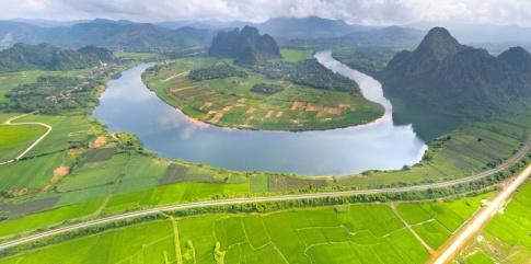 MỞ ĐẦU Di tích thành nhà Mạc (Cao Bằng, Lạng Sơn), Lũy Thầy (Quảng Bình),... gợi cho em nhớ đến những cuộc xung đột nào trong các thế kỉ XVI-XVII? Những cuộc xung đột đó đã để lại hệ quả như thế nào đối với lịch sử dân tộc?Hình 5.1. Quảng Bình Quan (thuộc hệ thống di tích Lũy Thầy, Quảng Bình)Đáp án:Di tích thành nhà Mạc (Lạng Sơn), Lũy Thầy (Quảng Bình)  gợi cho em nhớ đến các cuộc xung đột Nam - Bắc triều và xung đột Trịnh - Nguyễn.Hệ quả của những cuộc xung đột:- Xung đột Nam - Bắc triều kiến đất nước bị chia cắt, vùng Thanh - Nghệ và đồng bằng Bắc Bộ đều là chiến trường. Kinh tế đất nước bị đình trệ, cuộc sống người dân trở nên khốn cùng.- Xung đột Trịnh - Nguyễn: cả nước bị cuốn vào vào binh đao khói lửa, toàn bộ vùng Quảng Bình, Hà Tĩnh ngày nay trở thành chiến trường ác liệt. Cuộc xung đột kéo dài gây ra những thiệt hại to lớn về người và của, khiển đất nước bị chia cắt, ảnh hưởng đến sự phát triển chung của dân tộc.I. SỰ RA ĐỜI VƯƠNG TRIỀU MẠC Câu hỏi: Khai thác tư liệu 1 và thông tin trong mục, hãy trình bày những nét chính về sự ra đời của Vương triều Mạc.Đáp án:- Đầu thế kỷ XVI nhà Lê sơ lâm vào khủng hoảng suy yếu.+ Các vua Lê Uy Mục, Lê Tượng Dực chỉ lo ăn chơi, sa đọa.+ Quan lại, địa chủ hoành hành, hạch sách nhân dân, chiếm đoạt ruộng đất.+ Các thế lực phong kiến nổi dậy tranh chấp quyền lực - mạnh nhất là thế lực Mạc Đăng Dung.+ Phong trào đấu tranh của nhân dân bùng nổ ở nhiều nơi.- Năm 1527, Mạc Đăng Dung phế truất vua Lê lập triều Mạc. II. XUNG ĐỘT NAM - BẮC TRIỀU Câu hỏi: Hãy giải thích nguyên nhân bùng nổ cuộc xung đột Nam - Bắc triều.Đáp án:Nguyên nhân bùng nổ xung đột Nam - Bắc triều:Cuối triều Lê các thế lực cát cứ nổi lên khắp nơi tranh giành quyền lực.Năm 1527, Mạc Đăng Dung cướp ngôi nhà Lê lập ra nhà Mạc (Bắc triều).Năm 1533, Nguyễn Kim chạy vào Thanh Hoá lập một người thuộc dòng dõi nhà Lê lên làm vua, lập ra Nam triều.=> Gây ra chiến tranh Nam - Bắc triều.Câu hỏi: Hãy tóm tắt nét chính về hệ quả của cuộc xung đột Nam - Bắc triều.Đáp án:Hệ quả của cuộc xung đột Nam - Bắc triều:Đất nước bị chia cắt.Gây tổn thất lớn về người và của: làng mạc bị tàn phá, đời sống nhân dân khốn cùng, nhiều gia đình phải li tán.Kinh tế bị tàn phá: sản xuất bị đình trệ, trao đổi buôn bán giữa các vùng gặp nhiều khó khăn.III. XUNG ĐỘT TRỊNH - NGUYỄN Câu hỏi: Khai thác tư liệu 2 và thông tin trong mục, hãy giải thích nguyên nhân dẫn đến cuộc xung đột Trịnh - Nguyễn.Đáp án:Nguyên nhân dẫn đến cuộc xung đột Trịnh - Nguyễn:- Sau khi Nguyễn Kim chết, con rể là Trịnh Kiểm tiếp tục sự nghiệp “Phù Lê diệt Mạc”. Để thao túng quyền lực vào tay họ Trịnh, Trịnh Kiểm tìm cách loại trừ phe cánh họ Nguyễn. Lo sợ trước tình hình đó Nguyễn Hoàng (con thứ của Nguyễn Kim) xin vào trấn thủ đất Thuận Hóa.- Tại Thuận Hóa, Nguyễn Hoàng xây dựng cơ nghiệp của họ Nguyễn, trở thành thế lực cát cứ ở Đàng Trong, dần tách khởi sự lệ thuộc với họ Trịnh ở Đàng Ngoài.⟹ Năm 1627, lo sợ thế lực họ Nguyễn lớn mạnh, chúa Trịnh đem quân đánh vào Thuận Hóa, chiến tranh Trịnh - Nguyễn bùng nổ.Câu hỏi: Hãy nêu hệ quả của cuộc xung đột Trịnh - Nguyễn.Đáp án:Hệ quả của cuộc xung đột Trịnh - Nguyễn:Chia cắt đất nước, gây đau thương tổn hại cho dân tộc.Gây trở ngại cho giao lưu kinh tế, văn hoá làm suy giảm tiềm lực đất nước.LUYỆN TẬP Câu hỏi: Hãy lập và hoàn thành bảng hệ thống (theo gợi ý dưới đây) về các cuộc xung đột Nam - Bắc triều và Trịnh - Nguyễn.Đáp án:Nội dungXung đột Nam – Bắc triềuXung đột Trịnh – NguyễnNgười đứng đầuBắc triều: Mạc Đăng DungNam triều: Nguyễn KimĐàng trong: Nguyễn HoàngĐàng ngoài: Trịnh Kiểm (chúa Trịnh)Nguyên nhânCuối triều Lê các thế lực cát cứ nổi lên khắp nơi tranh giành quyền lực.Năm 1527, Mạc Đăng Dung cướp ngôi nhà Lê lập ra nhà Mạc (Bắc triều).Năm 1533, Nguyễn Kim chạy vào Thanh Hoá lập một người thuộc dòng dõi nhà Lê lên làm vua, lập ra Nam triều.Sau khi Nguyễn Kim chết, con rể là Trịnh Kiểm tiếp tục sự nghiệp “Phù Lê diệt Mạc”. Để thao túng quyền lực vào tay họ Trịnh, Trịnh Kiểm tìm cách loại trừ phe cánh họ Nguyễn. Lo sợ trước tình hình đó Nguyễn Hoàng (con thứ của Nguyễn Kim) xin vào trấn thủ đất Thuận Hóa.Tại Thuận Hóa, Nguyễn Hoàng xây dựng cơ nghiệp của họ Nguyễn, trở thành thế lực cát cứ ở Đàng Trong, dần tách khởi sự lệ thuộc với họ Trịnh ở Đàng Ngoài.Lo sợ thế lực họ Nguyễn lớn mạnh, chúa Trịnh đem quân đánh vào Thuận Hóa, chiến tranh Trịnh - Nguyễn bùng nổ.Thời gian1533 – 15921627 – 1672Hệ quảĐất nước bị chia cắt.Gây tổn thất lớn về người và của: làng mạc bị tàn phá, đời sống nhân dân khốn cùng, nhiều gia đình phải li tán.Kinh tế bị tàn phá: sản xuất bị đình trệ, trao đổi buôn bán giữa các vùng gặp nhiều khó khăn.Chia cắt đất nước, gây đau thương tổn hại cho dân tộc.Gây trở ngại cho giao lưu kinh tế, văn hoá làm suy giảm tiềm lực đất nước. VẬN DỤNG