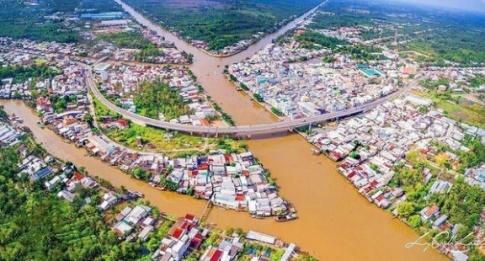 MỞ ĐẦUPhù sa của hệ thống sông Hồng và hệ thống sông Cửu Long đã bồi đắp nên hai đông bằng châu thổ lớn nhất nước ta là đồng bằng châu thổ sông Hồng và đồng bằng châu thổ sông Cửu Long. Hai châu thổ được hình thành và phát triển như thế nào? Con người đã khai khẩn và cải tạo châu thổ, chế ngự và thích ứng với chế độ nước của các dòng sông chính trên châu thổ ra sao?Giải chi tiết:* Vùng châu thổ sông Hồng:- Quá trình hình thành và phát triển:Hệ thống sông Hồng là một trong hai hệ thống sông lớn nhất ở Việt Nam, với dòng sông chính là sông Hồng, hàng trăm phụ lưu các cấp và hàng chục chi lưu.Hệ thống sông Hồng có tổng lượng dòng chảy lớn và lượng phù sa hết sức phong phú.Châu thổ sông Hồng được hình thành từ quá trình bồi đắp phù sa của hệ thống sông Hồng, kết hợp với tác động của thuỷ triều và sóng biển.Phù sa sông còn có tác dụng bồi cao để hoàn chỉnh bề mặt châu thổ. Để mở rộng diện tích sản xuất đồng thời để phòng chống lũ lụt, ông cha ta đã xây dựng một hệ thống đê dài hàng nghìn ki-lô-mét dọc hai bên bờ sông.- Quá trình khai khẩn, chế ngự:Ngay từ thời xa xưa, con người đã khai phá vùng châu thổ sông Hồng.Để phát triển nền nông nghiệp trồng lúa nước, con người sớm đã quan tâm đến việc: điều tiết và chế ngự nguồn nước.* Vùng châu thổ sông Cửu Long:- Quá trình hình thành và phát triển:Hệ thống sông Mê Công là một trong những hệ thống sông lớn ở châu Á và thế giới. Phần sông Mê Công chảy trên lãnh thổ Việt Nam (còn gọi là: sông Cửu Long) dài hơn 230 km, gồm hai nhánh chính là sông Tiền và sông Hậu cùng hệ thống sông ngòi, kênh rạch chằng chịt trên bề mặt châu thổ.Tổng lượng dòng chảy của hệ thống sông Cửu Long rất lớn, đạt 507 tỉ m3/năm, chiếm 60,4% tổng lượng nước của tất cả sông ngòi ở Việt Nam, vì vậy tuy hàm lượng phù sa không cao nhưng tổng lượng phù sa của hệ thống sông Cửu Long vẫn rất lớn.Do không có hệ thống đê ven sông như ở châu thổ sông Hồng nên khi mùa lũ đến, nước sông Cửu Long dâng tràn ngập một vùng rộng khoảng 10.000 km, bồi đắp phù sa cho bề mặt châu thổ.Trước đây, hằng năm châu thổ sông Cửu Long tiến ra biển ở khu vực bán đảo Cà Mau tới hàng trăm mét mỗi năm. Hiện nay, do biến đổi khí hậu, nước biển dâng và hàm lượng phù sa trong nước sông giảm nên nhiều nơi ở ven biển của châu thổ bị sạt lở.- Quá trình khai khẩn, thích ứng:Ngay từ thời vương quốc Phù Nam, vùng châu thổ sông Cửu Long đã được con người khai phá.Việc khai khẩn đồng bằng sông Cửu Long gắn liền với quá trình con người thích ứng với tự nhiên. 1. QUÁ TRÌNH HÌNH THÀNH VÀ PHÁT TRIỂN CHÂU THỔ SÔNG HỒNG. CHẾ ĐỘ NƯỚC SÔNG a) Quá trình hình thành và phát triển châu thổ sông HồngNhiệm vụ 1:CH: Dựa vào thông tin trong mục a, hãy trình bày quá trình hình thành và phát triển châu thổ sông Hồng.Giải chi tiết:Quá trình hình thành và phát triển:Hệ thống sông Hồng là một trong hai hệ thống sông lớn nhất ở Việt Nam, với dòng sông chính là sông Hồng (phần chảy ở Việt Nam dài 556 km), hàng trăm phụ lưu các cấp (lớn nhất là sông Đà và sông Lô) và hàng chục chỉ lưu (sông Trà Lý, sông Đáy,...).Hệ thống sông Hồng có tổng lượng dòng chảy lên tới 112 tỉ m3/năm và lượng phù sa hết sức phong phú, khoảng 120 triệu tấn/năm.Châu thổ sông Hồng được hình thành từ quá trình bồi đắp phù sa của hệ thống sông Hồng, kết hợp với tác động của thủy triều và sóng biển.Khi đổ ra biển, phù sa được lắng đọng ở cửa sông và hình thành châu thổ. Cùng với thời gian, châu thổ sông Hồng ngày càng tiến ra biển. b) Chế độ nước sông HồngNhiệm vụ 2:CH: Dựa vào thông tin mục b và hình 1.2, hãy mô tả chế độ nước sông Hồng.Giải chi tiết:Chế độ nước sông Hồng tương đối đơn giản, trong năm có một mùa lũ và một mùa cạn rõ rệt:Mùa lũ kéo dài 5 tháng (từ tháng 6 đến tháng 10), chiếm khoảng 75% lưu lượng dòng chảy cả năm với các đợt lũ lên nhanh và đột ngột.Mùa cạn kéo dài 7 tháng (từ tháng 11 đến tháng 5 năm sau), chỉ chiếm khoảng 25% lưu lượng dòng chảy cả năm, mực nước sông hạ thấp rõ rệt. 2. QUÁ TRÌNH HÌNH THÀNH VÀ PHÁT TRIỂN CHÂU THỔ SÔNG CỬU LONG. CHẾ ĐỘ NƯỚC SÔNG CỬU LONG.a) Quá trình hình thành và phát triển châu thổ sông Cửu LongNhiệm vụ 3: Dựa vào thông tin trong mục a, hãy trình bày quá trình hình thành và phát triển châu thổ sông Cửu Long.Giải chi tiết:Hệ thống sông Mê Công là một trong những hệ thống sông lớn ở châu Á và thế giới.Phần sông Mê Công chảy trên lãnh thổ Việt Nam (sông Cửu Long) dài hơn 230 km. Sông Cửu Long gồm hai nhánh chính là sông Tiền và sông Hậu cùng hệ thống sông ngòi, kênh rạch chằng chịt trên bể mặt châu thổ.Tổng lượng dòng chảy của hệ thống sông Cửu Long rất lớn, đạt 507 tỉ m3/năm, chiếm 60,4% tổng lượng nước của tất cả sông ngòi ở Việt Nam.Do không có hệ thống đê ven sông như ở châu thổ sông Hồng nên khi mùa lũ đến, nước sông Cửu Long dâng tràn ngập một vùng rộng khoảng 10 000 km2 (chủ yếu ở Đồng Tháp Mười và Tứ giác Long Xuyên), bồi đắp phù sa cho bể mặt châu thổ.Trước đây, hằng năm châu thổ sông Cửu Long tiến ra biển ở khu vực bán đảo Cà Mau tới hàng trăm mét mỗi năm. Hiện nay, do biến đổi khí hậu, nước biển dâng và hàm lượng phù sa trong nước sông giảm nên nhiều nơi ở ven biển của châu thổ bị sạt lở. b) Chế độ nước sông Cửu Long (Mê Công)Nhiệm vụ 4: Dựa vào thông tin mục b và hình 1.2, hãy mô tả chế độ nước của sông Cửu Long.Giải chi tiết:Lưu lượng nước trung bình năm và tổng lượng phù sa của sông Cửu Long rất lớn. Chế độ nước của sông Cửu Long đơn giản và điều hoà, chia thành hai mùa:- Mùa lũ dài 5 tháng (từ tháng 7 đến tháng 11), chiếm khoảng 80% lưu lượng dòng chảy cả năm. Lũ khi lên và khi rút đều diễn ra chậm vì lưu vực sông Mê Công dài, có dạng lông chim và được điều tiết bởi hồ Tôn-lê Sáp.- Mùa cạn dài 7 tháng (từ tháng 12 đến tháng 6 năm sau), chiếm khoảng 20% lưu lượng dòng chảy cả năm. Đặc biệt, vùng hạ lưu châu thổ chịu tác động rất mạnh của chế độ thuỷ triều.3. QUÁ TRÌNH CON NGƯỜI KHAI KHẨN VÀ CẢI TẠO CHÂU THỔ, CHẾ NGỰ VÀ THÍCH ỨNG VỚI CHẾ ĐỘ NƯỚC CỦA SÔNG HỒNG VÀ SÔNG CỬU LONG.a) Đối với sông HồngNhiệm vụ 5: CH: Khai thác tư liệu trên giúp em biết được điều gì về vấn đề đê điều dưới triều Nguyễn?Giải chi tiết:Dưới triều Nguyễn, công cuộc quai đê lấn biển được đấy mạnh, tuy nhiên vấn đề đê điều trong giai đoạn này còn gặp nhiều khó khăn. Đê phòng lụt được đắp từ các thời trước bị vỡ, vua Gia Long không biết nên đắp đê hay bỏ đê. CH: Trình bày những nét chính về quá trình con người khai thác và cải tạo châu thổ, chế ngự chế độ nước sông Hồng.Giải chi tiết:Những nét chính về quá trình con người khai thác và cải tạo châu thổ, chế ngự chế độ nước sông Hồng:- Từ xa xưa, để khai thác nguồn nước sông Hồng, người Việt đã sớm biết tạo nên những hệ thống kênh dẫn nước vào ruộng, tổ chức đắp đê, trị thủy để phát triển sản xuất và bảo vệ cuộc sống.- Dưới thời Lý, Nhà nước Đại Việt đã cho đắp đê dọc theo hầu hết các con sông lớn.- Tới thời Trần, triều đình cho gia cố các đoạn đê xung yếu ở hai bên bờ sông Hồng và đặt ra chức quan Hà đê sứ chuyên trách trông coi việc bồi đắp và bảo vệ hệ thống đê điều,...- Sang thế kỉ XV, nhà Lê bắt đầu tiến hành quai đê lấn biển để khai thác bãi bồi vùng cửa sông. Công việc này được đẩy mạnh vào thời Nguyễn.  b) Đối với sông Cửu LongNhiệm vụ 6: CH: Trình bày những nét chính về quá trình con người khai khẩn và cải tạo châu thổ, chế ngự và thích ứng với chế độ nước sông Cửu Long.Giải chi tiết:Vùng đồng bằng sông Cửu Long đã sớm được khai khẩn và trở thành trung tâm nông nghiệp lúa nước thời Vương quốc Phù Nam.Việc khai khẩn đồng bằng sông Cửu Long là quá trình thích ứng với tự nhiên.Từ khoảng thế kỉ XVII, quá trình khai hoang, phục hóa đồng ruộng được đẩy mạnh. Cuộc sống gắn liền với sông nước đã tạo nên một nền văn hóa đậm chất sông nước của người dân nam bộ.Chợ nổi, nhà nổi,... là những cách thích ứng với môi trường sông nước của cư dân đồng bằng sông Cửu Long.Do tác động lớn của môi trường sông nước mà  nước