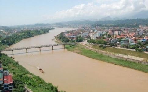 MỞ ĐẦUPhù sa của hệ thống sông Hồng và hệ thống sông Cửu Long đã bồi đắp nên hai đông bằng châu thổ lớn nhất nước ta là đồng bằng châu thổ sông Hồng và đồng bằng châu thổ sông Cửu Long. Hai châu thổ được hình thành và phát triển như thế nào? Con người đã khai khẩn và cải tạo châu thổ, chế ngự và thích ứng với chế độ nước của các dòng sông chính trên châu thổ ra sao?Giải chi tiết:* Vùng châu thổ sông Hồng:- Quá trình hình thành và phát triển:Hệ thống sông Hồng là một trong hai hệ thống sông lớn nhất ở Việt Nam, với dòng sông chính là sông Hồng, hàng trăm phụ lưu các cấp và hàng chục chi lưu.Hệ thống sông Hồng có tổng lượng dòng chảy lớn và lượng phù sa hết sức phong phú.Châu thổ sông Hồng được hình thành từ quá trình bồi đắp phù sa của hệ thống sông Hồng, kết hợp với tác động của thuỷ triều và sóng biển.Phù sa sông còn có tác dụng bồi cao để hoàn chỉnh bề mặt châu thổ. Để mở rộng diện tích sản xuất đồng thời để phòng chống lũ lụt, ông cha ta đã xây dựng một hệ thống đê dài hàng nghìn ki-lô-mét dọc hai bên bờ sông.- Quá trình khai khẩn, chế ngự:Ngay từ thời xa xưa, con người đã khai phá vùng châu thổ sông Hồng.Để phát triển nền nông nghiệp trồng lúa nước, con người sớm đã quan tâm đến việc: điều tiết và chế ngự nguồn nước.* Vùng châu thổ sông Cửu Long:- Quá trình hình thành và phát triển:Hệ thống sông Mê Công là một trong những hệ thống sông lớn ở châu Á và thế giới. Phần sông Mê Công chảy trên lãnh thổ Việt Nam (còn gọi là: sông Cửu Long) dài hơn 230 km, gồm hai nhánh chính là sông Tiền và sông Hậu cùng hệ thống sông ngòi, kênh rạch chằng chịt trên bề mặt châu thổ.Tổng lượng dòng chảy của hệ thống sông Cửu Long rất lớn, đạt 507 tỉ m3/năm, chiếm 60,4% tổng lượng nước của tất cả sông ngòi ở Việt Nam, vì vậy tuy hàm lượng phù sa không cao nhưng tổng lượng phù sa của hệ thống sông Cửu Long vẫn rất lớn.Do không có hệ thống đê ven sông như ở châu thổ sông Hồng nên khi mùa lũ đến, nước sông Cửu Long dâng tràn ngập một vùng rộng khoảng 10.000 km, bồi đắp phù sa cho bề mặt châu thổ.Trước đây, hằng năm châu thổ sông Cửu Long tiến ra biển ở khu vực bán đảo Cà Mau tới hàng trăm mét mỗi năm. Hiện nay, do biến đổi khí hậu, nước biển dâng và hàm lượng phù sa trong nước sông giảm nên nhiều nơi ở ven biển của châu thổ bị sạt lở.- Quá trình khai khẩn, thích ứng:Ngay từ thời vương quốc Phù Nam, vùng châu thổ sông Cửu Long đã được con người khai phá.Việc khai khẩn đồng bằng sông Cửu Long gắn liền với quá trình con người thích ứng với tự nhiên. 1. QUÁ TRÌNH HÌNH THÀNH VÀ PHÁT TRIỂN CHÂU THỔ SÔNG HỒNG. CHẾ ĐỘ NƯỚC SÔNG a) Quá trình hình thành và phát triển châu thổ sông HồngNhiệm vụ 1:CH: Dựa vào thông tin trong mục a, hãy trình bày quá trình hình thành và phát triển châu thổ sông Hồng.Giải chi tiết:Quá trình hình thành và phát triển:Hệ thống sông Hồng là một trong hai hệ thống sông lớn nhất ở Việt Nam, với dòng sông chính là sông Hồng (phần chảy ở Việt Nam dài 556 km), hàng trăm phụ lưu các cấp (lớn nhất là sông Đà và sông Lô) và hàng chục chỉ lưu (sông Trà Lý, sông Đáy,...).Hệ thống sông Hồng có tổng lượng dòng chảy lên tới 112 tỉ m3/năm và lượng phù sa hết sức phong phú, khoảng 120 triệu tấn/năm.Châu thổ sông Hồng được hình thành từ quá trình bồi đắp phù sa của hệ thống sông Hồng, kết hợp với tác động của thủy triều và sóng biển.Khi đổ ra biển, phù sa được lắng đọng ở cửa sông và hình thành châu thổ. Cùng với thời gian, châu thổ sông Hồng ngày càng tiến ra biển. b) Chế độ nước sông HồngNhiệm vụ 2:CH: Dựa vào thông tin mục b và hình 1.2, hãy mô tả chế độ nước sông Hồng.Giải chi tiết:Chế độ nước sông Hồng tương đối đơn giản, trong năm có một mùa lũ và một mùa cạn rõ rệt:Mùa lũ kéo dài 5 tháng (từ tháng 6 đến tháng 10), chiếm khoảng 75% lưu lượng dòng chảy cả năm với các đợt lũ lên nhanh và đột ngột.Mùa cạn kéo dài 7 tháng (từ tháng 11 đến tháng 5 năm sau), chỉ chiếm khoảng 25% lưu lượng dòng chảy cả năm, mực nước sông hạ thấp rõ rệt. 2. QUÁ TRÌNH HÌNH THÀNH VÀ PHÁT TRIỂN CHÂU THỔ SÔNG CỬU LONG. CHẾ ĐỘ NƯỚC SÔNG CỬU LONG.a) Quá trình hình thành và phát triển châu thổ sông Cửu LongNhiệm vụ 3: Dựa vào thông tin trong mục a, hãy trình bày quá trình hình thành và phát triển châu thổ sông Cửu Long.Giải chi tiết:Hệ thống sông Mê Công là một trong những hệ thống sông lớn ở châu Á và thế giới.Phần sông Mê Công chảy trên lãnh thổ Việt Nam (sông Cửu Long) dài hơn 230 km. Sông Cửu Long gồm hai nhánh chính là sông Tiền và sông Hậu cùng hệ thống sông ngòi, kênh rạch chằng chịt trên bể mặt châu thổ.Tổng lượng dòng chảy của hệ thống sông Cửu Long rất lớn, đạt 507 tỉ m3/năm, chiếm 60,4% tổng lượng nước của tất cả sông ngòi ở Việt Nam.Do không có hệ thống đê ven sông như ở châu thổ sông Hồng nên khi mùa lũ đến, nước sông Cửu Long dâng tràn ngập một vùng rộng khoảng 10 000 km2 (chủ yếu ở Đồng Tháp Mười và Tứ giác Long Xuyên), bồi đắp phù sa cho bể mặt châu thổ.Trước đây, hằng năm châu thổ sông Cửu Long tiến ra biển ở khu vực bán đảo Cà Mau tới hàng trăm mét mỗi năm. Hiện nay, do biến đổi khí hậu, nước biển dâng và hàm lượng phù sa trong nước sông giảm nên nhiều nơi ở ven biển của châu thổ bị sạt lở. b) Chế độ nước sông Cửu Long (Mê Công)Nhiệm vụ 4: Dựa vào thông tin mục b và hình 1.2, hãy mô tả chế độ nước của sông Cửu Long.Giải chi tiết:Lưu lượng nước trung bình năm và tổng lượng phù sa của sông Cửu Long rất lớn. Chế độ nước của sông Cửu Long đơn giản và điều hoà, chia thành hai mùa:- Mùa lũ dài 5 tháng (từ tháng 7 đến tháng 11), chiếm khoảng 80% lưu lượng dòng chảy cả năm. Lũ khi lên và khi rút đều diễn ra chậm vì lưu vực sông Mê Công dài, có dạng lông chim và được điều tiết bởi hồ Tôn-lê Sáp.- Mùa cạn dài 7 tháng (từ tháng 12 đến tháng 6 năm sau), chiếm khoảng 20% lưu lượng dòng chảy cả năm. Đặc biệt, vùng hạ lưu châu thổ chịu tác động rất mạnh của chế độ thuỷ triều.3. QUÁ TRÌNH CON NGƯỜI KHAI KHẨN VÀ CẢI TẠO CHÂU THỔ, CHẾ NGỰ VÀ THÍCH ỨNG VỚI CHẾ ĐỘ NƯỚC CỦA SÔNG HỒNG VÀ SÔNG CỬU LONG.a) Đối với sông HồngNhiệm vụ 5: CH: Khai thác tư liệu trên giúp em biết được điều gì về vấn đề đê điều dưới triều Nguyễn?Giải chi tiết:Dưới triều Nguyễn, công cuộc quai đê lấn biển được đấy mạnh, tuy nhiên vấn đề đê điều trong giai đoạn này còn gặp nhiều khó khăn. Đê phòng lụt được đắp từ các thời trước bị vỡ, vua Gia Long không biết nên đắp đê hay bỏ đê. CH: Trình bày những nét chính về quá trình con người khai thác và cải tạo châu thổ, chế ngự chế độ nước sông Hồng.Giải chi tiết:Những nét chính về quá trình con người khai thác và cải tạo châu thổ, chế ngự chế độ nước sông Hồng:- Từ xa xưa, để khai thác nguồn nước sông Hồng, người Việt đã sớm biết tạo nên những hệ thống kênh dẫn nước vào ruộng, tổ chức đắp đê, trị thủy để phát triển sản xuất và bảo vệ cuộc sống.- Dưới thời Lý, Nhà nước Đại Việt đã cho đắp đê dọc theo hầu hết các con sông lớn.- Tới thời Trần, triều đình cho gia cố các đoạn đê xung yếu ở hai bên bờ sông Hồng và đặt ra chức quan Hà đê sứ chuyên trách trông coi việc bồi đắp và bảo vệ hệ thống đê điều,...- Sang thế kỉ XV, nhà Lê bắt đầu tiến hành quai đê lấn biển để khai thác bãi bồi vùng cửa sông. Công việc này được đẩy mạnh vào thời Nguyễn.  b) Đối với sông Cửu LongNhiệm vụ 6: CH: Trình bày những nét chính về quá trình con người khai khẩn và cải tạo châu thổ, chế ngự và thích ứng với chế độ nước sông Cửu Long.Giải chi tiết:Vùng đồng bằng sông Cửu Long đã sớm được khai khẩn và trở thành trung tâm nông nghiệp lúa nước thời Vương quốc Phù Nam.Việc khai khẩn đồng bằng sông Cửu Long là quá trình thích ứng với tự nhiên.Từ khoảng thế kỉ XVII, quá trình khai hoang, phục hóa đồng ruộng được đẩy mạnh. Cuộc sống gắn liền với sông nước đã tạo nên một nền văn hóa đậm chất sông nước của người dân nam bộ.Chợ nổi, nhà nổi,... là những cách thích ứng với môi trường sông nước của cư dân đồng bằng sông Cửu Long.Do tác động lớn của môi trường sông nước mà  nước
