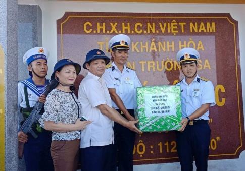 MỞ ĐẦUCùng với phần đất liền, biển đảo là không gian sinh tồn và phát triển của dân tộc Việt Nam từ bao đời nay. Hiểu biết về biển đảo sẽ góp phần phát triển kinh tế và bảo vệ chủ quyền biển đảo của đất nước. Hãy cho biết những thuận lợi và khó khăn trong phát triển kinh tế và bảo vệ chủ quyền, các quyền và lợi ích hợp pháp của Việt Nam ở Biển Đông. Giải chi tiết:- Thuận lợi và khó khăn với phát triển kinh tế:Thuận lợi: tài nguyên biển đảo đa dạng, phong phú tạo điều kiện để phát triển tổng hợp các ngành kinh tế biển, như: giao thông vận tải biển, khai thác khoáng sản, làm muối, khai thác và nuôi trồng thủy sản, du lịch biển.Khó khăn: chịu ảnh hưởng của nhiều thiên tai (bão, lũ,…) gây thiệt hại lớn cho sinh hoạt và sản xuất; môi trường biển đảo đang bị ô nhiễm, gây trở ngại cho khai thác tài nguyên, phát triển kinh tế - xã hội,…- Thuận lợi và khó khăn đối với quá trình bảo vệ chủ quyền, quyền và các lợi ích hợp pháp của Việt Nam ở Biển Đông:Thuận lợi: Công ước của Liên hợp quốc về Luật biển (1892); Luật biển Việt Nam (2012); Tuyên bố về ứng xử của các bên trên Biển Đông (DOC); môi trường hòa bình, ổn định ở khu vực Đông Nam Á,…Khó khăn: tình trạng vi phạm, tranh chấp chủ quyền vẫn diễn ra giữa một số quốc gia trong khu vực… 1. VỊ TRÍ, PHẠM VI CÁC VÙNG BIỂN VÀ HẢI ĐẢO VIỆT NAMNhiệm vụ 1:CH: Dựa vào hình 11.1, 11.2 bài 11 phần Địa lí (trang 146,147) và thông tin trong mục 1, hãy xác định vị trí, phạm vi của các vùng biển và hải đảo Việt Nam.Giải chi tiết:Theo Luật Biển Việt Nam năm 2012, vùng biển Việt Nam trong Biển Đông bao gồm 5 bộ phận là: nội thuỷ, lãnh hải, vùng tiếp giáp lãnh hải, vùng đặc quyền kinh tế và thềm lục địa.Vùng biển của Việt Nam mở rộng ra tới ranh giới ngoài của vùng đặc quyền kinh tế và thềm lục địa trên Biển Đông với diện tích khoảng 1 triệu km2 (gấp hơn ba lần diện tích phần đất liền).Vùng biển Việt Nam có hàng nghìn hòn đảo lớn nhỏ, trong đó có quần đảo Hoàng Sa và quần đảo Trường Sa ở giữa Biển Đông. Hiện nay, một số đảo và quần đảo của nước ta được tổ chức thành các đơn vị hành chính cấp huyện. 2. ĐẶC ĐIỂM MÔI TRƯỜNG VÀ TÀI NGUYÊN BIỂN ĐẢO VIỆT NAMNhiệm vụ 2: Dựa vào thông tin trong mục 2, hãy:CH: Nêu các đặc điểm chính về môi trường biển và hải đảo nước ta.Giải chi tiết:Nhìn chung, chất lượng môi trường nước biển (ven bờ và xa bờ, ven các đảo và cụm đảo) đều còn khá tốt, hầu hết các chỉ số đặc trưng đều nằm trong giới hạn cho phép của Tiêu chuẩn môi trường Việt Nam hiện hành.Các hệ sinh thái biển rất đa dạng, đặc biệt là hệ sinh thái rừng ngập mặn và hệ sinh thái rạn san hô.Tuy nhiên, chất lượng môi trường biển đảo có xu hướng suy thoái: lượng rác thải, chất thải trên biển tăng, nhiều vùng biển ven bờ bị ô nhiễm, số lượng nhiều loài hải sản giảm, một số hệ sinh thái (nhất là rạn san hô, cỏ biển,...) bị suy thoái,... CH: Trình bày các tài nguyên vùng biển đảo Việt Nam.Giải chi tiết:Tài nguyên vùng biển đảo nước ta khá phong phú và đa dạng:Có nhiều loài thủ sản cho giá trị kinh tế cao. Dọc ven biển có ngiều vũng vịnh, đầm phá, thuận lợi để nuôi trồng thủy sản.Nguồn muối vô tận.Các khoáng sản có trữ lượng lớn như: dầu mỏ, khí tự nhiên, cát thủy tinh, ti-tan,... Nguồn tài nguyên du lịch biển đặc sắc và đa dạng: các bãi biển đẹp, vịnh biển phong cảnh độc đáo, các khu bảo tồn, dự trữ sinh quyển biển,... 3. NHỮNG THUẬN LỢI, KHÓ KHĂN ĐỐI VỚI PHÁT TRIỂN KINH TẾ VÀ BẢO VỆ CHỦ QUYỀN BIỂN ĐẢOa) Đối với phát triển kinh tếNhiệm vụ 3: Dựa vào thông tin trong mục a và các kiến thức đã học, hãy:CH: Nêu một số hoạt động kinh tế ở vùng biển đảo nước ta.Giải chi tiết:Một số hoạt động kinh tế ở vùng biển đảo nước ta:Hàng hải: vận tải biển và dịch vụ cảng biểnKhai thác hải sảnKhai thác dầu khí và tài nguyên khoáng sản biển khác.Làm muốiDịch vụ và du lịch biển. CH: Cho biết việc phát triển kinh tế ở vùng biển đảo nước ta có những thuận lợi, khó khăn gì.Giải chi tiết:Thuận lợi: Tài nguyên biển (sinh vật, khoáng sản,...) đa dạng, phong phú tạo điều kiện để phát triển nhiều ngành kinh tế biển: khai thác và nuôi trồng thuỷ sản, làm muối, khai thác dầu khí,...Vị trí nằm gần các tuyến hàng hải quốc tế trên Biển Đông, dọc bờ biển có nhiều vịnh biển kín để xây dựng các cảng nước sâu,... là điều kiện để phát triển giao thông vận tải biển, là cửa ngõ để Việt Nam giao thương với thị trường quốc tế.Nhiều bãi biển đẹp, nước biển ấm, chan hoà ánh nắng, nhiều vườn quốc gia, khu dự trữ sinh quyển ven biển và trên các đảo,... tạo điều kiện để phát triển du lịch biển đảo.Khó khăn: Vùng biển nhiệt đới nước ta nhiều thiên tai, đặc biệt là bão. Những năm gần đây, biến đổi khí hậu đã tác động lớn tới thiên nhiên vùng biển đảo (đặc biệt là sạt lở bờ biển và nước biển dâng), gây khó khăn cho phát triển kinh tế biển đảo.Cơ sở hạ tầng các vùng biển và hải đảo nhìn chung còn chưa đầy đủ và đồng bộ, không tương xứng với tiềm năng và thế mạnh biển đảo. b) Đối với bảo vệ chủ quyền, các quyền và lợi ích hợp pháp của Việt Nam ở Biển ĐôngNhiệm vụ 4:CH: Dựa vào thông tin trong mục b và hiểu biết của em, hãy phân tích những thuận lợi, khó khăn đối với bảo vệ chủ quyền, các quyền và lợi ích hợp pháp của Việt Nam ở Biển Đông.Giải chi tiết:Thuận lợi:Công ước của Liên hợp quốc về Luật Biển 1982 là cơ sở pháp lí để các quốc gia khẳng định và bảo vệ chủ quyền, các quyền và lợi ích hợp pháp trên biển. Việt Nam đã kí kết Công ước này và được sự ủng hộ của nhiều quốc gia trên thế giới trong quá trình đấu tranh nhằm thực thi Công ước trên Biển Đông.Trên cơ sở Công ước của Liên hợp quốc về Luật Biển 1982, Việt Nam đã xây dựng được hệ thống luật và pháp luật làm cơ sở để bảo vệ chủ quyền, các quyền và lợi ích hợp pháp của đất nước trên Biển Đông, như: Luật Biển Việt Nam năm 2012, Luật Biên giới Quốc gia năm 2003,...Việt Nam tích cực tham gia xây dựng Bộ Quy tắc ứng xử trên Biển Đông (COC), kí một số thoả thuận và hiệp định về phân định và hợp tác trên biển với các nước láng giềng như Hiệp định phân định ranh giới thềm lục địa với In-đô-nê-xi-a năm 2003, Thoả thuận hợp tác khai thác chung thềm lục địa chồng lấn với Ma-lai-xi-a năm 1992,...Tình hình an ninh, chính trị khu vực Đông Nam Á ngày càng ổn định, các nước ASEAN ngày càng đồng thuận trong cách ứng xử của các bên trên Biển Đông.Khó khăn:Hiện nay, khó khăn lớn nhất là tình trạng chồng lấn giữa vùng biển đảo của nhiều quốc gia đã dẫn đến những tranh chấp, ảnh hưởng đến tình hình an ninh trên Biển Đông, đòi hỏi giải quyết tranh chấp bằng các biện pháp hoà bình.4. QUÁ TRÌNH XÁC LẬP CHỦ QUYỀN BIỂN ĐẢO TRONG LỊCH SỬ VIỆT NAMNhiệm vụ 5:CH: Khai thác tư liệu 1, 2 và thông tin trong mục, hãy trình bày quá trình xác lập chủ quyền biển đảo của Việt Nam trong lịch sử.Giải chi tiết:Quá trình xác lập chủ quyền biển đảo của Việt Nam trong lịch sử:Thời tiền sử: nhiều bộ lạc đã sinh sống ở các hang động ven biển Hải Phòng, Quảng Ninh, Nghệ An, Hà Tĩnh,...Từ khoảng thế kỉ VII TCN đến thế kỉ X: Các nhà nước đầu tiên (Văn Lang - Âu Lạc, Chăm-pa, Phù Nam) hình thành và phát triển trên các vùng châu thổ, ven sông.Từ thế kỉ X đến thế kỉ XV:- Thế kỉ X: Cư dân ven biển tiếp tục khai thác biển, lập nghiệp và góp phần trong cuộc đấu tranh chống ngoại xâm.- Thế kỉ XI - XIV:Cảng biển Vân Đồn (Quảng Ninh) thuộc vùng quần đảo phía đông bắc, đã trở thành thương cảng quốc tế quan trọng từ thời Lý - Trần, các vua Trần cử các tướng lĩnh tin cậy trấn thủ. Các cửa biển khác như: Hội Triều (Thanh Hoá), Hội Thống (Hà Tĩnh) cũng trở thành những trung tâm buôn bán lớn với người nước ngoài.- Thế kỉ XV:Triều Lê sơ tiếp tục mở rộng khai phá vùng đất phía nam, duy trì việc buôn bán với thương nhân nước ngoài qua các thương cảng và giữ vững chủ quyền cả trên đất liền, vùng biển, các đảo lớn.Vương triều Vi-giay-a Vương quốc Chăm-pa) cũng tiếp tục phát triển thương mại đường biển thông qua các thương cảng như Đại Chiêm hải khẩu (Quảng Nam), Tân Châu (Bình Định),...- Từ cuối thế kỉ XVI đến cuối thế kỉ XIX: Các cảng thị, đô thị cổ ở cả Đàng Trong và Đàng Ngoài đều hướng ra biển, thúc đẩy việc mở rộng giao thương trong và ngoài nước.Chúa Nguyễn ở Đàng Trong khuyến khích quan lại, địa chủ mô dân phiêu tán vào khai khẩn, lập xã thôn ở vùng đồng bằng sông Cửu Long; xây dựng thành trì, đắp lũy trên đất liền, bố trí việc phòng thủ ở ven biển, thành lập các đội quân canh giữ biển đảo.Triều Tây Sơn cũng luôn quan tâm đến việc duy trì, tổ chức khai thác quần đảo Hoàng Sa, thực hiện chủ quyền biển đảo.Từ năm 1802 cho đến năm 1884: Các vua triều Nguyễn ra sức củng cố chủ quyền biển đảo qua việc tổ chức khảo sát, thăm dò, khai thác, đo đạc thuỷ trình, vẽ bản đồ và cắm cờ trên quần đảo Hoàng Sa để khẳng định chủ quyền của Việt Nam.Từ năm 1884 đến năm 1945: Sau khi kí Hiệp ước Pa-tơ-nốt với triều Nguyễn, Pháp đại diện quyền lợi trong quan hệ đối ngoại và việc bảo vệ chủ quyền, toàn vẹn lãnh thổ của Việt Nam, tiếp tục thực thi chủ quyền trên Biển Đông, quần đảo Hoàng Sa và quần đảo Trường Sa.Từ năm 1945 - nay: Nhà nước Việt Nam tiếp tục hoạt động đấu tranh kiên quyết nhằm thực thi chủ quyền biển đảo. LUYỆN TẬPCH: Lập và hoàn thành bảng tổng kết (theo gợi ý dưới đây) về quá trình khai thác và xác lập quyền, chủ quyền biển đảo của Việt Nam trong lịch sử.Thời gianBiểu hiện/Bằng chứngÝ nghĩaThời tiền sử??Thế kỉ VII TCN đến thế kỉ X??Thế kỉ X đến thế kỉ XV??Thế kỉ XVI đến cuối thế kỉ XIX?? Giải chi tiết:Thời gianBiểu hiện/Bằng chứngÝ nghĩaThời tiền sửNhiều bộ lạc đã sinh sống ở các hang động ven biển Hải Phòng, Quảng Ninh, Nghệ An, Hà Tĩnh,...Đánh dấu sự xuất hiện của người Việt cổ ở những vùng đất ven biển.Thế kỉ VII TCN đến thế kỉ XCác nhà nước đầu tiên (Văn Lang - Âu Lạc, Chăm-pa, Phù Nam) hình thành và phát triển trên các vùng châu thổ, ven sông.Các nền văn minh đầu tiên của Việt Nam được ra đời ở lưu vực các con sông lớn.Thế kỉ X đến thế kỉ XVCảng biển Vân Đồn (Quảng Ninh) thuộc vùng quần đảo phía đông bắc, đã trở thành thương cảng quốc tế quan trọng từ thời Lý - Trần, các vua Trần cử các tướng lĩnh tin cậy trấn thủ.Các cửa biển khác như: Hội Triều (Thanh Hoá), Hội Thống (Hà Tĩnh) cũng trở thành những trung tâm buôn bán lớn với người nước ngoài. Từ xa xưa, nhân dân ta đã biết khai thác lợi thế của biển, các triều đại phong kiến quan tâm phát triển giao thương đường biển.Thế kỉ XVI đến cuối thế kỉ XIXCác cảng thị, đô thị cổ ở cả Đàng Trong và Đàng Ngoài đều hướng ra biển, thúc đẩy việc mở rộng giao thương trong và ngoài nước.Các triều Nguyễn, Tây Sơn cho đến nhà nước Việt Nam đều rất quan tâm đến việc khai khẩn, bảo vệ và thực hiện chủ quyền biển đảo: vẽ bản đồ, cắm cờ trên quần đảo Hoàng Sa (triều Nguyễn, kí kết các Hiệp ước như Công ước về luật biển (UNCLOS) 1982, Hiệp ước thân thiện và hợp tác Đông Nam Á (TAC), Tuyên bố về ứng xử của các bên ở biển Đông (DOC)Việc xác lập chủ quyền biển đảo của dân tộc ta đã được thực hiện từ lâu đời. Triều đình phong kiến trước đây và nhà nước Việt Nam hiện tại đều rất quan tâm tới việc bảo vệ chủ quyền biển đảo. VẬN DỤNG