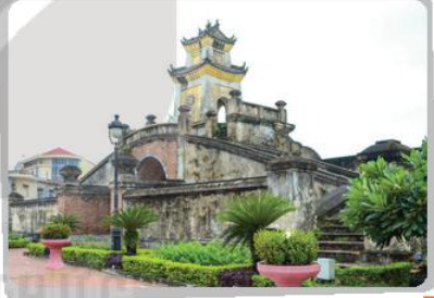 MỞ ĐẦU Di tích thành nhà Mạc (Cao Bằng, Lạng Sơn), Lũy Thầy (Quảng Bình),... gợi cho em nhớ đến những cuộc xung đột nào trong các thế kỉ XVI-XVII? Những cuộc xung đột đó đã để lại hệ quả như thế nào đối với lịch sử dân tộc?Hình 5.1. Quảng Bình Quan (thuộc hệ thống di tích Lũy Thầy, Quảng Bình)Đáp án:Di tích thành nhà Mạc (Lạng Sơn), Lũy Thầy (Quảng Bình)  gợi cho em nhớ đến các cuộc xung đột Nam - Bắc triều và xung đột Trịnh - Nguyễn.Hệ quả của những cuộc xung đột:- Xung đột Nam - Bắc triều kiến đất nước bị chia cắt, vùng Thanh - Nghệ và đồng bằng Bắc Bộ đều là chiến trường. Kinh tế đất nước bị đình trệ, cuộc sống người dân trở nên khốn cùng.- Xung đột Trịnh - Nguyễn: cả nước bị cuốn vào vào binh đao khói lửa, toàn bộ vùng Quảng Bình, Hà Tĩnh ngày nay trở thành chiến trường ác liệt. Cuộc xung đột kéo dài gây ra những thiệt hại to lớn về người và của, khiển đất nước bị chia cắt, ảnh hưởng đến sự phát triển chung của dân tộc.I. SỰ RA ĐỜI VƯƠNG TRIỀU MẠC Câu hỏi: Khai thác tư liệu 1 và thông tin trong mục, hãy trình bày những nét chính về sự ra đời của Vương triều Mạc.Đáp án:- Đầu thế kỷ XVI nhà Lê sơ lâm vào khủng hoảng suy yếu.+ Các vua Lê Uy Mục, Lê Tượng Dực chỉ lo ăn chơi, sa đọa.+ Quan lại, địa chủ hoành hành, hạch sách nhân dân, chiếm đoạt ruộng đất.+ Các thế lực phong kiến nổi dậy tranh chấp quyền lực - mạnh nhất là thế lực Mạc Đăng Dung.+ Phong trào đấu tranh của nhân dân bùng nổ ở nhiều nơi.- Năm 1527, Mạc Đăng Dung phế truất vua Lê lập triều Mạc. II. XUNG ĐỘT NAM - BẮC TRIỀU Câu hỏi: Hãy giải thích nguyên nhân bùng nổ cuộc xung đột Nam - Bắc triều.Đáp án:Nguyên nhân bùng nổ xung đột Nam - Bắc triều:Cuối triều Lê các thế lực cát cứ nổi lên khắp nơi tranh giành quyền lực.Năm 1527, Mạc Đăng Dung cướp ngôi nhà Lê lập ra nhà Mạc (Bắc triều).Năm 1533, Nguyễn Kim chạy vào Thanh Hoá lập một người thuộc dòng dõi nhà Lê lên làm vua, lập ra Nam triều.=> Gây ra chiến tranh Nam - Bắc triều.Câu hỏi: Hãy tóm tắt nét chính về hệ quả của cuộc xung đột Nam - Bắc triều.Đáp án:Hệ quả của cuộc xung đột Nam - Bắc triều:Đất nước bị chia cắt.Gây tổn thất lớn về người và của: làng mạc bị tàn phá, đời sống nhân dân khốn cùng, nhiều gia đình phải li tán.Kinh tế bị tàn phá: sản xuất bị đình trệ, trao đổi buôn bán giữa các vùng gặp nhiều khó khăn.III. XUNG ĐỘT TRỊNH - NGUYỄN Câu hỏi: Khai thác tư liệu 2 và thông tin trong mục, hãy giải thích nguyên nhân dẫn đến cuộc xung đột Trịnh - Nguyễn.Đáp án:Nguyên nhân dẫn đến cuộc xung đột Trịnh - Nguyễn:- Sau khi Nguyễn Kim chết, con rể là Trịnh Kiểm tiếp tục sự nghiệp “Phù Lê diệt Mạc”. Để thao túng quyền lực vào tay họ Trịnh, Trịnh Kiểm tìm cách loại trừ phe cánh họ Nguyễn. Lo sợ trước tình hình đó Nguyễn Hoàng (con thứ của Nguyễn Kim) xin vào trấn thủ đất Thuận Hóa.- Tại Thuận Hóa, Nguyễn Hoàng xây dựng cơ nghiệp của họ Nguyễn, trở thành thế lực cát cứ ở Đàng Trong, dần tách khởi sự lệ thuộc với họ Trịnh ở Đàng Ngoài.⟹ Năm 1627, lo sợ thế lực họ Nguyễn lớn mạnh, chúa Trịnh đem quân đánh vào Thuận Hóa, chiến tranh Trịnh - Nguyễn bùng nổ.Câu hỏi: Hãy nêu hệ quả của cuộc xung đột Trịnh - Nguyễn.Đáp án:Hệ quả của cuộc xung đột Trịnh - Nguyễn:Chia cắt đất nước, gây đau thương tổn hại cho dân tộc.Gây trở ngại cho giao lưu kinh tế, văn hoá làm suy giảm tiềm lực đất nước.LUYỆN TẬP Câu hỏi: Hãy lập và hoàn thành bảng hệ thống (theo gợi ý dưới đây) về các cuộc xung đột Nam - Bắc triều và Trịnh - Nguyễn.Đáp án:Nội dungXung đột Nam – Bắc triềuXung đột Trịnh – NguyễnNgười đứng đầuBắc triều: Mạc Đăng DungNam triều: Nguyễn KimĐàng trong: Nguyễn HoàngĐàng ngoài: Trịnh Kiểm (chúa Trịnh)Nguyên nhânCuối triều Lê các thế lực cát cứ nổi lên khắp nơi tranh giành quyền lực.Năm 1527, Mạc Đăng Dung cướp ngôi nhà Lê lập ra nhà Mạc (Bắc triều).Năm 1533, Nguyễn Kim chạy vào Thanh Hoá lập một người thuộc dòng dõi nhà Lê lên làm vua, lập ra Nam triều.Sau khi Nguyễn Kim chết, con rể là Trịnh Kiểm tiếp tục sự nghiệp “Phù Lê diệt Mạc”. Để thao túng quyền lực vào tay họ Trịnh, Trịnh Kiểm tìm cách loại trừ phe cánh họ Nguyễn. Lo sợ trước tình hình đó Nguyễn Hoàng (con thứ của Nguyễn Kim) xin vào trấn thủ đất Thuận Hóa.Tại Thuận Hóa, Nguyễn Hoàng xây dựng cơ nghiệp của họ Nguyễn, trở thành thế lực cát cứ ở Đàng Trong, dần tách khởi sự lệ thuộc với họ Trịnh ở Đàng Ngoài.Lo sợ thế lực họ Nguyễn lớn mạnh, chúa Trịnh đem quân đánh vào Thuận Hóa, chiến tranh Trịnh - Nguyễn bùng nổ.Thời gian1533 – 15921627 – 1672Hệ quảĐất nước bị chia cắt.Gây tổn thất lớn về người và của: làng mạc bị tàn phá, đời sống nhân dân khốn cùng, nhiều gia đình phải li tán.Kinh tế bị tàn phá: sản xuất bị đình trệ, trao đổi buôn bán giữa các vùng gặp nhiều khó khăn.Chia cắt đất nước, gây đau thương tổn hại cho dân tộc.Gây trở ngại cho giao lưu kinh tế, văn hoá làm suy giảm tiềm lực đất nước. VẬN DỤNG