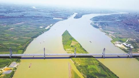 MỞ ĐẦUPhù sa của hệ thống sông Hồng và hệ thống sông Cửu Long đã bồi đắp nên hai đông bằng châu thổ lớn nhất nước ta là đồng bằng châu thổ sông Hồng và đồng bằng châu thổ sông Cửu Long. Hai châu thổ được hình thành và phát triển như thế nào? Con người đã khai khẩn và cải tạo châu thổ, chế ngự và thích ứng với chế độ nước của các dòng sông chính trên châu thổ ra sao?Giải chi tiết:* Vùng châu thổ sông Hồng:- Quá trình hình thành và phát triển:Hệ thống sông Hồng là một trong hai hệ thống sông lớn nhất ở Việt Nam, với dòng sông chính là sông Hồng, hàng trăm phụ lưu các cấp và hàng chục chi lưu.Hệ thống sông Hồng có tổng lượng dòng chảy lớn và lượng phù sa hết sức phong phú.Châu thổ sông Hồng được hình thành từ quá trình bồi đắp phù sa của hệ thống sông Hồng, kết hợp với tác động của thuỷ triều và sóng biển.Phù sa sông còn có tác dụng bồi cao để hoàn chỉnh bề mặt châu thổ. Để mở rộng diện tích sản xuất đồng thời để phòng chống lũ lụt, ông cha ta đã xây dựng một hệ thống đê dài hàng nghìn ki-lô-mét dọc hai bên bờ sông.- Quá trình khai khẩn, chế ngự:Ngay từ thời xa xưa, con người đã khai phá vùng châu thổ sông Hồng.Để phát triển nền nông nghiệp trồng lúa nước, con người sớm đã quan tâm đến việc: điều tiết và chế ngự nguồn nước.* Vùng châu thổ sông Cửu Long:- Quá trình hình thành và phát triển:Hệ thống sông Mê Công là một trong những hệ thống sông lớn ở châu Á và thế giới. Phần sông Mê Công chảy trên lãnh thổ Việt Nam (còn gọi là: sông Cửu Long) dài hơn 230 km, gồm hai nhánh chính là sông Tiền và sông Hậu cùng hệ thống sông ngòi, kênh rạch chằng chịt trên bề mặt châu thổ.Tổng lượng dòng chảy của hệ thống sông Cửu Long rất lớn, đạt 507 tỉ m3/năm, chiếm 60,4% tổng lượng nước của tất cả sông ngòi ở Việt Nam, vì vậy tuy hàm lượng phù sa không cao nhưng tổng lượng phù sa của hệ thống sông Cửu Long vẫn rất lớn.Do không có hệ thống đê ven sông như ở châu thổ sông Hồng nên khi mùa lũ đến, nước sông Cửu Long dâng tràn ngập một vùng rộng khoảng 10.000 km, bồi đắp phù sa cho bề mặt châu thổ.Trước đây, hằng năm châu thổ sông Cửu Long tiến ra biển ở khu vực bán đảo Cà Mau tới hàng trăm mét mỗi năm. Hiện nay, do biến đổi khí hậu, nước biển dâng và hàm lượng phù sa trong nước sông giảm nên nhiều nơi ở ven biển của châu thổ bị sạt lở.- Quá trình khai khẩn, thích ứng:Ngay từ thời vương quốc Phù Nam, vùng châu thổ sông Cửu Long đã được con người khai phá.Việc khai khẩn đồng bằng sông Cửu Long gắn liền với quá trình con người thích ứng với tự nhiên. 1. QUÁ TRÌNH HÌNH THÀNH VÀ PHÁT TRIỂN CHÂU THỔ SÔNG HỒNG. CHẾ ĐỘ NƯỚC SÔNG a) Quá trình hình thành và phát triển châu thổ sông HồngNhiệm vụ 1:CH: Dựa vào thông tin trong mục a, hãy trình bày quá trình hình thành và phát triển châu thổ sông Hồng.Giải chi tiết:Quá trình hình thành và phát triển:Hệ thống sông Hồng là một trong hai hệ thống sông lớn nhất ở Việt Nam, với dòng sông chính là sông Hồng (phần chảy ở Việt Nam dài 556 km), hàng trăm phụ lưu các cấp (lớn nhất là sông Đà và sông Lô) và hàng chục chỉ lưu (sông Trà Lý, sông Đáy,...).Hệ thống sông Hồng có tổng lượng dòng chảy lên tới 112 tỉ m3/năm và lượng phù sa hết sức phong phú, khoảng 120 triệu tấn/năm.Châu thổ sông Hồng được hình thành từ quá trình bồi đắp phù sa của hệ thống sông Hồng, kết hợp với tác động của thủy triều và sóng biển.Khi đổ ra biển, phù sa được lắng đọng ở cửa sông và hình thành châu thổ. Cùng với thời gian, châu thổ sông Hồng ngày càng tiến ra biển. b) Chế độ nước sông HồngNhiệm vụ 2:CH: Dựa vào thông tin mục b và hình 1.2, hãy mô tả chế độ nước sông Hồng.Giải chi tiết:Chế độ nước sông Hồng tương đối đơn giản, trong năm có một mùa lũ và một mùa cạn rõ rệt:Mùa lũ kéo dài 5 tháng (từ tháng 6 đến tháng 10), chiếm khoảng 75% lưu lượng dòng chảy cả năm với các đợt lũ lên nhanh và đột ngột.Mùa cạn kéo dài 7 tháng (từ tháng 11 đến tháng 5 năm sau), chỉ chiếm khoảng 25% lưu lượng dòng chảy cả năm, mực nước sông hạ thấp rõ rệt. 2. QUÁ TRÌNH HÌNH THÀNH VÀ PHÁT TRIỂN CHÂU THỔ SÔNG CỬU LONG. CHẾ ĐỘ NƯỚC SÔNG CỬU LONG.a) Quá trình hình thành và phát triển châu thổ sông Cửu LongNhiệm vụ 3: Dựa vào thông tin trong mục a, hãy trình bày quá trình hình thành và phát triển châu thổ sông Cửu Long.Giải chi tiết:Hệ thống sông Mê Công là một trong những hệ thống sông lớn ở châu Á và thế giới.Phần sông Mê Công chảy trên lãnh thổ Việt Nam (sông Cửu Long) dài hơn 230 km. Sông Cửu Long gồm hai nhánh chính là sông Tiền và sông Hậu cùng hệ thống sông ngòi, kênh rạch chằng chịt trên bể mặt châu thổ.Tổng lượng dòng chảy của hệ thống sông Cửu Long rất lớn, đạt 507 tỉ m3/năm, chiếm 60,4% tổng lượng nước của tất cả sông ngòi ở Việt Nam.Do không có hệ thống đê ven sông như ở châu thổ sông Hồng nên khi mùa lũ đến, nước sông Cửu Long dâng tràn ngập một vùng rộng khoảng 10 000 km2 (chủ yếu ở Đồng Tháp Mười và Tứ giác Long Xuyên), bồi đắp phù sa cho bể mặt châu thổ.Trước đây, hằng năm châu thổ sông Cửu Long tiến ra biển ở khu vực bán đảo Cà Mau tới hàng trăm mét mỗi năm. Hiện nay, do biến đổi khí hậu, nước biển dâng và hàm lượng phù sa trong nước sông giảm nên nhiều nơi ở ven biển của châu thổ bị sạt lở. b) Chế độ nước sông Cửu Long (Mê Công)Nhiệm vụ 4: Dựa vào thông tin mục b và hình 1.2, hãy mô tả chế độ nước của sông Cửu Long.Giải chi tiết:Lưu lượng nước trung bình năm và tổng lượng phù sa của sông Cửu Long rất lớn. Chế độ nước của sông Cửu Long đơn giản và điều hoà, chia thành hai mùa:- Mùa lũ dài 5 tháng (từ tháng 7 đến tháng 11), chiếm khoảng 80% lưu lượng dòng chảy cả năm. Lũ khi lên và khi rút đều diễn ra chậm vì lưu vực sông Mê Công dài, có dạng lông chim và được điều tiết bởi hồ Tôn-lê Sáp.- Mùa cạn dài 7 tháng (từ tháng 12 đến tháng 6 năm sau), chiếm khoảng 20% lưu lượng dòng chảy cả năm. Đặc biệt, vùng hạ lưu châu thổ chịu tác động rất mạnh của chế độ thuỷ triều.3. QUÁ TRÌNH CON NGƯỜI KHAI KHẨN VÀ CẢI TẠO CHÂU THỔ, CHẾ NGỰ VÀ THÍCH ỨNG VỚI CHẾ ĐỘ NƯỚC CỦA SÔNG HỒNG VÀ SÔNG CỬU LONG.a) Đối với sông HồngNhiệm vụ 5: CH: Khai thác tư liệu trên giúp em biết được điều gì về vấn đề đê điều dưới triều Nguyễn?Giải chi tiết:Dưới triều Nguyễn, công cuộc quai đê lấn biển được đấy mạnh, tuy nhiên vấn đề đê điều trong giai đoạn này còn gặp nhiều khó khăn. Đê phòng lụt được đắp từ các thời trước bị vỡ, vua Gia Long không biết nên đắp đê hay bỏ đê. CH: Trình bày những nét chính về quá trình con người khai thác và cải tạo châu thổ, chế ngự chế độ nước sông Hồng.Giải chi tiết:Những nét chính về quá trình con người khai thác và cải tạo châu thổ, chế ngự chế độ nước sông Hồng:- Từ xa xưa, để khai thác nguồn nước sông Hồng, người Việt đã sớm biết tạo nên những hệ thống kênh dẫn nước vào ruộng, tổ chức đắp đê, trị thủy để phát triển sản xuất và bảo vệ cuộc sống.- Dưới thời Lý, Nhà nước Đại Việt đã cho đắp đê dọc theo hầu hết các con sông lớn.- Tới thời Trần, triều đình cho gia cố các đoạn đê xung yếu ở hai bên bờ sông Hồng và đặt ra chức quan Hà đê sứ chuyên trách trông coi việc bồi đắp và bảo vệ hệ thống đê điều,...- Sang thế kỉ XV, nhà Lê bắt đầu tiến hành quai đê lấn biển để khai thác bãi bồi vùng cửa sông. Công việc này được đẩy mạnh vào thời Nguyễn.  b) Đối với sông Cửu LongNhiệm vụ 6: CH: Trình bày những nét chính về quá trình con người khai khẩn và cải tạo châu thổ, chế ngự và thích ứng với chế độ nước sông Cửu Long.Giải chi tiết:Vùng đồng bằng sông Cửu Long đã sớm được khai khẩn và trở thành trung tâm nông nghiệp lúa nước thời Vương quốc Phù Nam.Việc khai khẩn đồng bằng sông Cửu Long là quá trình thích ứng với tự nhiên.Từ khoảng thế kỉ XVII, quá trình khai hoang, phục hóa đồng ruộng được đẩy mạnh. Cuộc sống gắn liền với sông nước đã tạo nên một nền văn hóa đậm chất sông nước của người dân nam bộ.Chợ nổi, nhà nổi,... là những cách thích ứng với môi trường sông nước của cư dân đồng bằng sông Cửu Long.Do tác động lớn của môi trường sông nước mà  nước