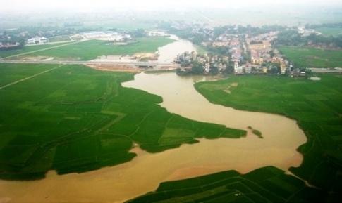 MỞ ĐẦUPhù sa của hệ thống sông Hồng và hệ thống sông Cửu Long đã bồi đắp nên hai đông bằng châu thổ lớn nhất nước ta là đồng bằng châu thổ sông Hồng và đồng bằng châu thổ sông Cửu Long. Hai châu thổ được hình thành và phát triển như thế nào? Con người đã khai khẩn và cải tạo châu thổ, chế ngự và thích ứng với chế độ nước của các dòng sông chính trên châu thổ ra sao?Giải chi tiết:* Vùng châu thổ sông Hồng:- Quá trình hình thành và phát triển:Hệ thống sông Hồng là một trong hai hệ thống sông lớn nhất ở Việt Nam, với dòng sông chính là sông Hồng, hàng trăm phụ lưu các cấp và hàng chục chi lưu.Hệ thống sông Hồng có tổng lượng dòng chảy lớn và lượng phù sa hết sức phong phú.Châu thổ sông Hồng được hình thành từ quá trình bồi đắp phù sa của hệ thống sông Hồng, kết hợp với tác động của thuỷ triều và sóng biển.Phù sa sông còn có tác dụng bồi cao để hoàn chỉnh bề mặt châu thổ. Để mở rộng diện tích sản xuất đồng thời để phòng chống lũ lụt, ông cha ta đã xây dựng một hệ thống đê dài hàng nghìn ki-lô-mét dọc hai bên bờ sông.- Quá trình khai khẩn, chế ngự:Ngay từ thời xa xưa, con người đã khai phá vùng châu thổ sông Hồng.Để phát triển nền nông nghiệp trồng lúa nước, con người sớm đã quan tâm đến việc: điều tiết và chế ngự nguồn nước.* Vùng châu thổ sông Cửu Long:- Quá trình hình thành và phát triển:Hệ thống sông Mê Công là một trong những hệ thống sông lớn ở châu Á và thế giới. Phần sông Mê Công chảy trên lãnh thổ Việt Nam (còn gọi là: sông Cửu Long) dài hơn 230 km, gồm hai nhánh chính là sông Tiền và sông Hậu cùng hệ thống sông ngòi, kênh rạch chằng chịt trên bề mặt châu thổ.Tổng lượng dòng chảy của hệ thống sông Cửu Long rất lớn, đạt 507 tỉ m3/năm, chiếm 60,4% tổng lượng nước của tất cả sông ngòi ở Việt Nam, vì vậy tuy hàm lượng phù sa không cao nhưng tổng lượng phù sa của hệ thống sông Cửu Long vẫn rất lớn.Do không có hệ thống đê ven sông như ở châu thổ sông Hồng nên khi mùa lũ đến, nước sông Cửu Long dâng tràn ngập một vùng rộng khoảng 10.000 km, bồi đắp phù sa cho bề mặt châu thổ.Trước đây, hằng năm châu thổ sông Cửu Long tiến ra biển ở khu vực bán đảo Cà Mau tới hàng trăm mét mỗi năm. Hiện nay, do biến đổi khí hậu, nước biển dâng và hàm lượng phù sa trong nước sông giảm nên nhiều nơi ở ven biển của châu thổ bị sạt lở.- Quá trình khai khẩn, thích ứng:Ngay từ thời vương quốc Phù Nam, vùng châu thổ sông Cửu Long đã được con người khai phá.Việc khai khẩn đồng bằng sông Cửu Long gắn liền với quá trình con người thích ứng với tự nhiên. 1. QUÁ TRÌNH HÌNH THÀNH VÀ PHÁT TRIỂN CHÂU THỔ SÔNG HỒNG. CHẾ ĐỘ NƯỚC SÔNG a) Quá trình hình thành và phát triển châu thổ sông HồngNhiệm vụ 1:CH: Dựa vào thông tin trong mục a, hãy trình bày quá trình hình thành và phát triển châu thổ sông Hồng.Giải chi tiết:Quá trình hình thành và phát triển:Hệ thống sông Hồng là một trong hai hệ thống sông lớn nhất ở Việt Nam, với dòng sông chính là sông Hồng (phần chảy ở Việt Nam dài 556 km), hàng trăm phụ lưu các cấp (lớn nhất là sông Đà và sông Lô) và hàng chục chỉ lưu (sông Trà Lý, sông Đáy,...).Hệ thống sông Hồng có tổng lượng dòng chảy lên tới 112 tỉ m3/năm và lượng phù sa hết sức phong phú, khoảng 120 triệu tấn/năm.Châu thổ sông Hồng được hình thành từ quá trình bồi đắp phù sa của hệ thống sông Hồng, kết hợp với tác động của thủy triều và sóng biển.Khi đổ ra biển, phù sa được lắng đọng ở cửa sông và hình thành châu thổ. Cùng với thời gian, châu thổ sông Hồng ngày càng tiến ra biển. b) Chế độ nước sông HồngNhiệm vụ 2:CH: Dựa vào thông tin mục b và hình 1.2, hãy mô tả chế độ nước sông Hồng.Giải chi tiết:Chế độ nước sông Hồng tương đối đơn giản, trong năm có một mùa lũ và một mùa cạn rõ rệt:Mùa lũ kéo dài 5 tháng (từ tháng 6 đến tháng 10), chiếm khoảng 75% lưu lượng dòng chảy cả năm với các đợt lũ lên nhanh và đột ngột.Mùa cạn kéo dài 7 tháng (từ tháng 11 đến tháng 5 năm sau), chỉ chiếm khoảng 25% lưu lượng dòng chảy cả năm, mực nước sông hạ thấp rõ rệt. 2. QUÁ TRÌNH HÌNH THÀNH VÀ PHÁT TRIỂN CHÂU THỔ SÔNG CỬU LONG. CHẾ ĐỘ NƯỚC SÔNG CỬU LONG.a) Quá trình hình thành và phát triển châu thổ sông Cửu LongNhiệm vụ 3: Dựa vào thông tin trong mục a, hãy trình bày quá trình hình thành và phát triển châu thổ sông Cửu Long.Giải chi tiết:Hệ thống sông Mê Công là một trong những hệ thống sông lớn ở châu Á và thế giới.Phần sông Mê Công chảy trên lãnh thổ Việt Nam (sông Cửu Long) dài hơn 230 km. Sông Cửu Long gồm hai nhánh chính là sông Tiền và sông Hậu cùng hệ thống sông ngòi, kênh rạch chằng chịt trên bể mặt châu thổ.Tổng lượng dòng chảy của hệ thống sông Cửu Long rất lớn, đạt 507 tỉ m3/năm, chiếm 60,4% tổng lượng nước của tất cả sông ngòi ở Việt Nam.Do không có hệ thống đê ven sông như ở châu thổ sông Hồng nên khi mùa lũ đến, nước sông Cửu Long dâng tràn ngập một vùng rộng khoảng 10 000 km2 (chủ yếu ở Đồng Tháp Mười và Tứ giác Long Xuyên), bồi đắp phù sa cho bể mặt châu thổ.Trước đây, hằng năm châu thổ sông Cửu Long tiến ra biển ở khu vực bán đảo Cà Mau tới hàng trăm mét mỗi năm. Hiện nay, do biến đổi khí hậu, nước biển dâng và hàm lượng phù sa trong nước sông giảm nên nhiều nơi ở ven biển của châu thổ bị sạt lở. b) Chế độ nước sông Cửu Long (Mê Công)Nhiệm vụ 4: Dựa vào thông tin mục b và hình 1.2, hãy mô tả chế độ nước của sông Cửu Long.Giải chi tiết:Lưu lượng nước trung bình năm và tổng lượng phù sa của sông Cửu Long rất lớn. Chế độ nước của sông Cửu Long đơn giản và điều hoà, chia thành hai mùa:- Mùa lũ dài 5 tháng (từ tháng 7 đến tháng 11), chiếm khoảng 80% lưu lượng dòng chảy cả năm. Lũ khi lên và khi rút đều diễn ra chậm vì lưu vực sông Mê Công dài, có dạng lông chim và được điều tiết bởi hồ Tôn-lê Sáp.- Mùa cạn dài 7 tháng (từ tháng 12 đến tháng 6 năm sau), chiếm khoảng 20% lưu lượng dòng chảy cả năm. Đặc biệt, vùng hạ lưu châu thổ chịu tác động rất mạnh của chế độ thuỷ triều.3. QUÁ TRÌNH CON NGƯỜI KHAI KHẨN VÀ CẢI TẠO CHÂU THỔ, CHẾ NGỰ VÀ THÍCH ỨNG VỚI CHẾ ĐỘ NƯỚC CỦA SÔNG HỒNG VÀ SÔNG CỬU LONG.a) Đối với sông HồngNhiệm vụ 5: CH: Khai thác tư liệu trên giúp em biết được điều gì về vấn đề đê điều dưới triều Nguyễn?Giải chi tiết:Dưới triều Nguyễn, công cuộc quai đê lấn biển được đấy mạnh, tuy nhiên vấn đề đê điều trong giai đoạn này còn gặp nhiều khó khăn. Đê phòng lụt được đắp từ các thời trước bị vỡ, vua Gia Long không biết nên đắp đê hay bỏ đê. CH: Trình bày những nét chính về quá trình con người khai thác và cải tạo châu thổ, chế ngự chế độ nước sông Hồng.Giải chi tiết:Những nét chính về quá trình con người khai thác và cải tạo châu thổ, chế ngự chế độ nước sông Hồng:- Từ xa xưa, để khai thác nguồn nước sông Hồng, người Việt đã sớm biết tạo nên những hệ thống kênh dẫn nước vào ruộng, tổ chức đắp đê, trị thủy để phát triển sản xuất và bảo vệ cuộc sống.- Dưới thời Lý, Nhà nước Đại Việt đã cho đắp đê dọc theo hầu hết các con sông lớn.- Tới thời Trần, triều đình cho gia cố các đoạn đê xung yếu ở hai bên bờ sông Hồng và đặt ra chức quan Hà đê sứ chuyên trách trông coi việc bồi đắp và bảo vệ hệ thống đê điều,...- Sang thế kỉ XV, nhà Lê bắt đầu tiến hành quai đê lấn biển để khai thác bãi bồi vùng cửa sông. Công việc này được đẩy mạnh vào thời Nguyễn.  b) Đối với sông Cửu LongNhiệm vụ 6: CH: Trình bày những nét chính về quá trình con người khai khẩn và cải tạo châu thổ, chế ngự và thích ứng với chế độ nước sông Cửu Long.Giải chi tiết:Vùng đồng bằng sông Cửu Long đã sớm được khai khẩn và trở thành trung tâm nông nghiệp lúa nước thời Vương quốc Phù Nam.Việc khai khẩn đồng bằng sông Cửu Long là quá trình thích ứng với tự nhiên.Từ khoảng thế kỉ XVII, quá trình khai hoang, phục hóa đồng ruộng được đẩy mạnh. Cuộc sống gắn liền với sông nước đã tạo nên một nền văn hóa đậm chất sông nước của người dân nam bộ.Chợ nổi, nhà nổi,... là những cách thích ứng với môi trường sông nước của cư dân đồng bằng sông Cửu Long.Do tác động lớn của môi trường sông nước mà  nước