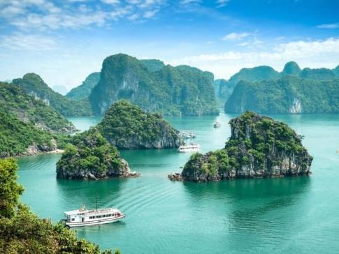 MỞ ĐẦUViệt Nam là quốc gia có tiềm năng lớn về tài nguyên biển. Biển đảo chứa đựng nhiều tài nguyên có giá trị để phát triển kinh tế - xã hội của đất nước. Hãy nêu một số tài nguyên biển Việt Nam mà em biết.Giải chi tiết:Một số tài nguyên biển nổi bật của Việt Nam:- Khoáng sản: dầu khí, cát thủy tinh, muối,...- Nguồn hải sản đa dạng, phong phú.- Nhiều bãi biển đẹp, các đảo ven bờ,... phát triển du lịch. 1. MÔI TRƯỜNG BIỂN ĐẢO VIỆT NAMNhiệm vụ 1: Dựa vào thông tin mục 1, hãy:CH: Nêu đặc điểm môi trường biển đảo Việt Nam.Giải chi tiết:Môi trường biển đảo là một bộ phận trong môi trường sống của con người nói chung, bao gồm các yếu tố tự nhiên (bờ biển, đáy biển, nước biển, đa dạng sinh học biển,...) và các yếu tố nhân tạo (các công trình xây dựng, các cơ sở sản xuất,... nằm ven biển, trên biển và các đảo).Môi trường biển không chia cắt được.Môi trường đảo biệt lập với đất liền, có diện tích nhỏ. CH: Trình bày vấn đề bảo vệ môi trường biển đảo Việt Nam. Bản thân em có thể làm gì để góp phần bảo vệ môi trường biển đảo.Giải chi tiết:Chất lượng môi trường nước biển của nước ta có xu hướng giảm do chịu tác động mạnh của các hoạt động phát triển kinh tế - xã hội khu vực ven bờ. Ngoài ra, biến đổi khí hậu và nước biển dâng cũng có tác động xấu đến môi trường biển đảo.Đề bảo vệ môi trường biển đảo cần kết hợp nhiều giải pháp như: xây dựng cơ chế chính sách, luật bảo vệ môi trường biển đảo; áp dụng các thành tựu khoa học công nghệ để kiểm soát và xử lí vấn đề môi trường biển đảo; tuyên truyền, nâng cao nhận thức của người dân về bảo vệ và cải thiện môi trường biển đảo,...Học sinh có thể tham gia với các hành động sau:+ Tham gia các hoạt động làm sạch bờ biển, giữ gìn môi trường sinh thái,... nhằm giảm thiểu sự suy thoái, ô nhiễm.+ Đấu tranh với các hoạt động khai thác, sử dụng tài nguyên biển đảo trái với quy định của pháp luật.+ Rèn luyện kĩ năng để thích ứng với các thiên tai và sự cố xảy ra trong vùng biển đảo. 2. TÀI NGUYÊN BIỂN VÀ THỀM LỤC ĐỊA VIỆT NAMNhiệm vụ 2:CH: Đọc thông tin mục 2, hãy trình bày các tài nguyên biển và thềm lục địa Việt Nam.Giải chi tiết:Tài nguyên sinh vật: Sinh vật ở vùng biển Việt Nam phong phú, có tính đa dạng sinh học cao: có hơn 2 000 loài cá, trong đó có khoảng 110 loài có giá trị kinh tế cao. Ngoài ra, còn có các loài động vật giáp xác, thân mềm như: tôm, mực, hải sâm,... Vùng triều ven bờ có nhiều loài rong biển được sử dụng trong công nghiệp thực phẩm và xuất khẩu.- Tài nguyên du lịch: Bờ biển dài, nhiều bãi cát, vịnh, hang động đẹp, nước biển trong xanh,... hệ sinh thái biển, đảo đa dạng, phong phú => điều kiện thuận lợi phát triển du lịch biển. Một số địa điểm thu hút khấch du lịch: vịnh Hạ Long, Mũi Né, Côn Đảo, Phú Quốc,...Tài nguyên khoáng sản:+ Dầu mỏ, khí tự nhiên tập trung ở các bể trong vùng thềm lục địa như các bể Sông Hồng, Phú Khánh, Cửu Long,...+ Các loại khoáng sản khác (35 loại) như titan, cát thủy tinh, muối,...  phân bố dọc vùng ven biển, sườn bờ, dưới đáy biển.+ Thuận lợi để xây dựng các cảng nước sâu, phát triển giao thông vận tải biển. LUYỆN TẬPCH: Lập sơ đồ thể hiện các tài nguyên ở vùng biển và thềm lục địa Việt Nam.Giải chi tiết: điều kiện thuận lợi phát triển du lịch biển. Một số địa điểm thu hút khấch du lịch: vịnh Hạ Long, Mũi Né, Côn Đảo, Phú Quốc,...Tài nguyên khoáng sản:+ Dầu mỏ, khí tự nhiên tập trung ở các bể trong vùng thềm lục địa như các bể Sông Hồng, Phú Khánh, Cửu Long,...+ Các loại khoáng sản khác (35 loại) như titan, cát thủy tinh, muối,...  phân bố dọc vùng ven biển, sườn bờ, dưới đáy biển.+ Thuận lợi để xây dựng các cảng nước sâu, phát triển giao thông vận tải biển. LUYỆN TẬPCH: Lập sơ đồ thể hiện các tài nguyên ở vùng biển và thềm lục địa Việt Nam.Giải chi tiết: VẬN DỤNG  width=