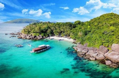 MỞ ĐẦUViệt Nam là quốc gia có tiềm năng lớn về tài nguyên biển. Biển đảo chứa đựng nhiều tài nguyên có giá trị để phát triển kinh tế - xã hội của đất nước. Hãy nêu một số tài nguyên biển Việt Nam mà em biết.Giải chi tiết:Một số tài nguyên biển nổi bật của Việt Nam:- Khoáng sản: dầu khí, cát thủy tinh, muối,...- Nguồn hải sản đa dạng, phong phú.- Nhiều bãi biển đẹp, các đảo ven bờ,... phát triển du lịch. 1. MÔI TRƯỜNG BIỂN ĐẢO VIỆT NAMNhiệm vụ 1: Dựa vào thông tin mục 1, hãy:CH: Nêu đặc điểm môi trường biển đảo Việt Nam.Giải chi tiết:Môi trường biển đảo là một bộ phận trong môi trường sống của con người nói chung, bao gồm các yếu tố tự nhiên (bờ biển, đáy biển, nước biển, đa dạng sinh học biển,...) và các yếu tố nhân tạo (các công trình xây dựng, các cơ sở sản xuất,... nằm ven biển, trên biển và các đảo).Môi trường biển không chia cắt được.Môi trường đảo biệt lập với đất liền, có diện tích nhỏ. CH: Trình bày vấn đề bảo vệ môi trường biển đảo Việt Nam. Bản thân em có thể làm gì để góp phần bảo vệ môi trường biển đảo.Giải chi tiết:Chất lượng môi trường nước biển của nước ta có xu hướng giảm do chịu tác động mạnh của các hoạt động phát triển kinh tế - xã hội khu vực ven bờ. Ngoài ra, biến đổi khí hậu và nước biển dâng cũng có tác động xấu đến môi trường biển đảo.Đề bảo vệ môi trường biển đảo cần kết hợp nhiều giải pháp như: xây dựng cơ chế chính sách, luật bảo vệ môi trường biển đảo; áp dụng các thành tựu khoa học công nghệ để kiểm soát và xử lí vấn đề môi trường biển đảo; tuyên truyền, nâng cao nhận thức của người dân về bảo vệ và cải thiện môi trường biển đảo,...Học sinh có thể tham gia với các hành động sau:+ Tham gia các hoạt động làm sạch bờ biển, giữ gìn môi trường sinh thái,... nhằm giảm thiểu sự suy thoái, ô nhiễm.+ Đấu tranh với các hoạt động khai thác, sử dụng tài nguyên biển đảo trái với quy định của pháp luật.+ Rèn luyện kĩ năng để thích ứng với các thiên tai và sự cố xảy ra trong vùng biển đảo. 2. TÀI NGUYÊN BIỂN VÀ THỀM LỤC ĐỊA VIỆT NAMNhiệm vụ 2:CH: Đọc thông tin mục 2, hãy trình bày các tài nguyên biển và thềm lục địa Việt Nam.Giải chi tiết:Tài nguyên sinh vật: Sinh vật ở vùng biển Việt Nam phong phú, có tính đa dạng sinh học cao: có hơn 2 000 loài cá, trong đó có khoảng 110 loài có giá trị kinh tế cao. Ngoài ra, còn có các loài động vật giáp xác, thân mềm như: tôm, mực, hải sâm,... Vùng triều ven bờ có nhiều loài rong biển được sử dụng trong công nghiệp thực phẩm và xuất khẩu.- Tài nguyên du lịch: Bờ biển dài, nhiều bãi cát, vịnh, hang động đẹp, nước biển trong xanh,... hệ sinh thái biển, đảo đa dạng, phong phú => điều kiện thuận lợi phát triển du lịch biển. Một số địa điểm thu hút khấch du lịch: vịnh Hạ Long, Mũi Né, Côn Đảo, Phú Quốc,...Tài nguyên khoáng sản:+ Dầu mỏ, khí tự nhiên tập trung ở các bể trong vùng thềm lục địa như các bể Sông Hồng, Phú Khánh, Cửu Long,...+ Các loại khoáng sản khác (35 loại) như titan, cát thủy tinh, muối,...  phân bố dọc vùng ven biển, sườn bờ, dưới đáy biển.+ Thuận lợi để xây dựng các cảng nước sâu, phát triển giao thông vận tải biển. LUYỆN TẬPCH: Lập sơ đồ thể hiện các tài nguyên ở vùng biển và thềm lục địa Việt Nam.Giải chi tiết: điều kiện thuận lợi phát triển du lịch biển. Một số địa điểm thu hút khấch du lịch: vịnh Hạ Long, Mũi Né, Côn Đảo, Phú Quốc,...Tài nguyên khoáng sản:+ Dầu mỏ, khí tự nhiên tập trung ở các bể trong vùng thềm lục địa như các bể Sông Hồng, Phú Khánh, Cửu Long,...+ Các loại khoáng sản khác (35 loại) như titan, cát thủy tinh, muối,...  phân bố dọc vùng ven biển, sườn bờ, dưới đáy biển.+ Thuận lợi để xây dựng các cảng nước sâu, phát triển giao thông vận tải biển. LUYỆN TẬPCH: Lập sơ đồ thể hiện các tài nguyên ở vùng biển và thềm lục địa Việt Nam.Giải chi tiết: VẬN DỤNG  width=