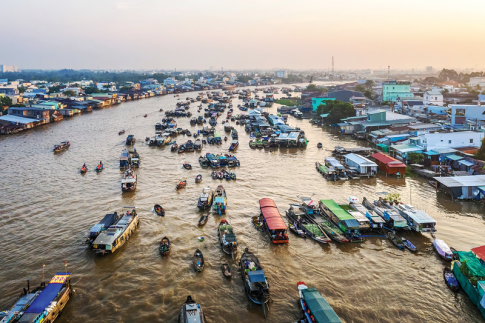 MỞ ĐẦUPhù sa của hệ thống sông Hồng và hệ thống sông Cửu Long đã bồi đắp nên hai đông bằng châu thổ lớn nhất nước ta là đồng bằng châu thổ sông Hồng và đồng bằng châu thổ sông Cửu Long. Hai châu thổ được hình thành và phát triển như thế nào? Con người đã khai khẩn và cải tạo châu thổ, chế ngự và thích ứng với chế độ nước của các dòng sông chính trên châu thổ ra sao?Giải chi tiết:* Vùng châu thổ sông Hồng:- Quá trình hình thành và phát triển:Hệ thống sông Hồng là một trong hai hệ thống sông lớn nhất ở Việt Nam, với dòng sông chính là sông Hồng, hàng trăm phụ lưu các cấp và hàng chục chi lưu.Hệ thống sông Hồng có tổng lượng dòng chảy lớn và lượng phù sa hết sức phong phú.Châu thổ sông Hồng được hình thành từ quá trình bồi đắp phù sa của hệ thống sông Hồng, kết hợp với tác động của thuỷ triều và sóng biển.Phù sa sông còn có tác dụng bồi cao để hoàn chỉnh bề mặt châu thổ. Để mở rộng diện tích sản xuất đồng thời để phòng chống lũ lụt, ông cha ta đã xây dựng một hệ thống đê dài hàng nghìn ki-lô-mét dọc hai bên bờ sông.- Quá trình khai khẩn, chế ngự:Ngay từ thời xa xưa, con người đã khai phá vùng châu thổ sông Hồng.Để phát triển nền nông nghiệp trồng lúa nước, con người sớm đã quan tâm đến việc: điều tiết và chế ngự nguồn nước.* Vùng châu thổ sông Cửu Long:- Quá trình hình thành và phát triển:Hệ thống sông Mê Công là một trong những hệ thống sông lớn ở châu Á và thế giới. Phần sông Mê Công chảy trên lãnh thổ Việt Nam (còn gọi là: sông Cửu Long) dài hơn 230 km, gồm hai nhánh chính là sông Tiền và sông Hậu cùng hệ thống sông ngòi, kênh rạch chằng chịt trên bề mặt châu thổ.Tổng lượng dòng chảy của hệ thống sông Cửu Long rất lớn, đạt 507 tỉ m3/năm, chiếm 60,4% tổng lượng nước của tất cả sông ngòi ở Việt Nam, vì vậy tuy hàm lượng phù sa không cao nhưng tổng lượng phù sa của hệ thống sông Cửu Long vẫn rất lớn.Do không có hệ thống đê ven sông như ở châu thổ sông Hồng nên khi mùa lũ đến, nước sông Cửu Long dâng tràn ngập một vùng rộng khoảng 10.000 km, bồi đắp phù sa cho bề mặt châu thổ.Trước đây, hằng năm châu thổ sông Cửu Long tiến ra biển ở khu vực bán đảo Cà Mau tới hàng trăm mét mỗi năm. Hiện nay, do biến đổi khí hậu, nước biển dâng và hàm lượng phù sa trong nước sông giảm nên nhiều nơi ở ven biển của châu thổ bị sạt lở.- Quá trình khai khẩn, thích ứng:Ngay từ thời vương quốc Phù Nam, vùng châu thổ sông Cửu Long đã được con người khai phá.Việc khai khẩn đồng bằng sông Cửu Long gắn liền với quá trình con người thích ứng với tự nhiên. 1. QUÁ TRÌNH HÌNH THÀNH VÀ PHÁT TRIỂN CHÂU THỔ SÔNG HỒNG. CHẾ ĐỘ NƯỚC SÔNG a) Quá trình hình thành và phát triển châu thổ sông HồngNhiệm vụ 1:CH: Dựa vào thông tin trong mục a, hãy trình bày quá trình hình thành và phát triển châu thổ sông Hồng.Giải chi tiết:Quá trình hình thành và phát triển:Hệ thống sông Hồng là một trong hai hệ thống sông lớn nhất ở Việt Nam, với dòng sông chính là sông Hồng (phần chảy ở Việt Nam dài 556 km), hàng trăm phụ lưu các cấp (lớn nhất là sông Đà và sông Lô) và hàng chục chỉ lưu (sông Trà Lý, sông Đáy,...).Hệ thống sông Hồng có tổng lượng dòng chảy lên tới 112 tỉ m3/năm và lượng phù sa hết sức phong phú, khoảng 120 triệu tấn/năm.Châu thổ sông Hồng được hình thành từ quá trình bồi đắp phù sa của hệ thống sông Hồng, kết hợp với tác động của thủy triều và sóng biển.Khi đổ ra biển, phù sa được lắng đọng ở cửa sông và hình thành châu thổ. Cùng với thời gian, châu thổ sông Hồng ngày càng tiến ra biển. b) Chế độ nước sông HồngNhiệm vụ 2:CH: Dựa vào thông tin mục b và hình 1.2, hãy mô tả chế độ nước sông Hồng.Giải chi tiết:Chế độ nước sông Hồng tương đối đơn giản, trong năm có một mùa lũ và một mùa cạn rõ rệt:Mùa lũ kéo dài 5 tháng (từ tháng 6 đến tháng 10), chiếm khoảng 75% lưu lượng dòng chảy cả năm với các đợt lũ lên nhanh và đột ngột.Mùa cạn kéo dài 7 tháng (từ tháng 11 đến tháng 5 năm sau), chỉ chiếm khoảng 25% lưu lượng dòng chảy cả năm, mực nước sông hạ thấp rõ rệt. 2. QUÁ TRÌNH HÌNH THÀNH VÀ PHÁT TRIỂN CHÂU THỔ SÔNG CỬU LONG. CHẾ ĐỘ NƯỚC SÔNG CỬU LONG.a) Quá trình hình thành và phát triển châu thổ sông Cửu LongNhiệm vụ 3: Dựa vào thông tin trong mục a, hãy trình bày quá trình hình thành và phát triển châu thổ sông Cửu Long.Giải chi tiết:Hệ thống sông Mê Công là một trong những hệ thống sông lớn ở châu Á và thế giới.Phần sông Mê Công chảy trên lãnh thổ Việt Nam (sông Cửu Long) dài hơn 230 km. Sông Cửu Long gồm hai nhánh chính là sông Tiền và sông Hậu cùng hệ thống sông ngòi, kênh rạch chằng chịt trên bể mặt châu thổ.Tổng lượng dòng chảy của hệ thống sông Cửu Long rất lớn, đạt 507 tỉ m3/năm, chiếm 60,4% tổng lượng nước của tất cả sông ngòi ở Việt Nam.Do không có hệ thống đê ven sông như ở châu thổ sông Hồng nên khi mùa lũ đến, nước sông Cửu Long dâng tràn ngập một vùng rộng khoảng 10 000 km2 (chủ yếu ở Đồng Tháp Mười và Tứ giác Long Xuyên), bồi đắp phù sa cho bể mặt châu thổ.Trước đây, hằng năm châu thổ sông Cửu Long tiến ra biển ở khu vực bán đảo Cà Mau tới hàng trăm mét mỗi năm. Hiện nay, do biến đổi khí hậu, nước biển dâng và hàm lượng phù sa trong nước sông giảm nên nhiều nơi ở ven biển của châu thổ bị sạt lở. b) Chế độ nước sông Cửu Long (Mê Công)Nhiệm vụ 4: Dựa vào thông tin mục b và hình 1.2, hãy mô tả chế độ nước của sông Cửu Long.Giải chi tiết:Lưu lượng nước trung bình năm và tổng lượng phù sa của sông Cửu Long rất lớn. Chế độ nước của sông Cửu Long đơn giản và điều hoà, chia thành hai mùa:- Mùa lũ dài 5 tháng (từ tháng 7 đến tháng 11), chiếm khoảng 80% lưu lượng dòng chảy cả năm. Lũ khi lên và khi rút đều diễn ra chậm vì lưu vực sông Mê Công dài, có dạng lông chim và được điều tiết bởi hồ Tôn-lê Sáp.- Mùa cạn dài 7 tháng (từ tháng 12 đến tháng 6 năm sau), chiếm khoảng 20% lưu lượng dòng chảy cả năm. Đặc biệt, vùng hạ lưu châu thổ chịu tác động rất mạnh của chế độ thuỷ triều.3. QUÁ TRÌNH CON NGƯỜI KHAI KHẨN VÀ CẢI TẠO CHÂU THỔ, CHẾ NGỰ VÀ THÍCH ỨNG VỚI CHẾ ĐỘ NƯỚC CỦA SÔNG HỒNG VÀ SÔNG CỬU LONG.a) Đối với sông HồngNhiệm vụ 5: CH: Khai thác tư liệu trên giúp em biết được điều gì về vấn đề đê điều dưới triều Nguyễn?Giải chi tiết:Dưới triều Nguyễn, công cuộc quai đê lấn biển được đấy mạnh, tuy nhiên vấn đề đê điều trong giai đoạn này còn gặp nhiều khó khăn. Đê phòng lụt được đắp từ các thời trước bị vỡ, vua Gia Long không biết nên đắp đê hay bỏ đê. CH: Trình bày những nét chính về quá trình con người khai thác và cải tạo châu thổ, chế ngự chế độ nước sông Hồng.Giải chi tiết:Những nét chính về quá trình con người khai thác và cải tạo châu thổ, chế ngự chế độ nước sông Hồng:- Từ xa xưa, để khai thác nguồn nước sông Hồng, người Việt đã sớm biết tạo nên những hệ thống kênh dẫn nước vào ruộng, tổ chức đắp đê, trị thủy để phát triển sản xuất và bảo vệ cuộc sống.- Dưới thời Lý, Nhà nước Đại Việt đã cho đắp đê dọc theo hầu hết các con sông lớn.- Tới thời Trần, triều đình cho gia cố các đoạn đê xung yếu ở hai bên bờ sông Hồng và đặt ra chức quan Hà đê sứ chuyên trách trông coi việc bồi đắp và bảo vệ hệ thống đê điều,...- Sang thế kỉ XV, nhà Lê bắt đầu tiến hành quai đê lấn biển để khai thác bãi bồi vùng cửa sông. Công việc này được đẩy mạnh vào thời Nguyễn.  b) Đối với sông Cửu LongNhiệm vụ 6: CH: Trình bày những nét chính về quá trình con người khai khẩn và cải tạo châu thổ, chế ngự và thích ứng với chế độ nước sông Cửu Long.Giải chi tiết:Vùng đồng bằng sông Cửu Long đã sớm được khai khẩn và trở thành trung tâm nông nghiệp lúa nước thời Vương quốc Phù Nam.Việc khai khẩn đồng bằng sông Cửu Long là quá trình thích ứng với tự nhiên.Từ khoảng thế kỉ XVII, quá trình khai hoang, phục hóa đồng ruộng được đẩy mạnh. Cuộc sống gắn liền với sông nước đã tạo nên một nền văn hóa đậm chất sông nước của người dân nam bộ.Chợ nổi, nhà nổi,... là những cách thích ứng với môi trường sông nước của cư dân đồng bằng sông Cửu Long.Do tác động lớn của môi trường sông nước mà  nước