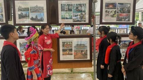 MỞ ĐẦUCùng với phần đất liền, biển đảo là không gian sinh tồn và phát triển của dân tộc Việt Nam từ bao đời nay. Hiểu biết về biển đảo sẽ góp phần phát triển kinh tế và bảo vệ chủ quyền biển đảo của đất nước. Hãy cho biết những thuận lợi và khó khăn trong phát triển kinh tế và bảo vệ chủ quyền, các quyền và lợi ích hợp pháp của Việt Nam ở Biển Đông. Giải chi tiết:- Thuận lợi và khó khăn với phát triển kinh tế:Thuận lợi: tài nguyên biển đảo đa dạng, phong phú tạo điều kiện để phát triển tổng hợp các ngành kinh tế biển, như: giao thông vận tải biển, khai thác khoáng sản, làm muối, khai thác và nuôi trồng thủy sản, du lịch biển.Khó khăn: chịu ảnh hưởng của nhiều thiên tai (bão, lũ,…) gây thiệt hại lớn cho sinh hoạt và sản xuất; môi trường biển đảo đang bị ô nhiễm, gây trở ngại cho khai thác tài nguyên, phát triển kinh tế - xã hội,…- Thuận lợi và khó khăn đối với quá trình bảo vệ chủ quyền, quyền và các lợi ích hợp pháp của Việt Nam ở Biển Đông:Thuận lợi: Công ước của Liên hợp quốc về Luật biển (1892); Luật biển Việt Nam (2012); Tuyên bố về ứng xử của các bên trên Biển Đông (DOC); môi trường hòa bình, ổn định ở khu vực Đông Nam Á,…Khó khăn: tình trạng vi phạm, tranh chấp chủ quyền vẫn diễn ra giữa một số quốc gia trong khu vực… 1. VỊ TRÍ, PHẠM VI CÁC VÙNG BIỂN VÀ HẢI ĐẢO VIỆT NAMNhiệm vụ 1:CH: Dựa vào hình 11.1, 11.2 bài 11 phần Địa lí (trang 146,147) và thông tin trong mục 1, hãy xác định vị trí, phạm vi của các vùng biển và hải đảo Việt Nam.Giải chi tiết:Theo Luật Biển Việt Nam năm 2012, vùng biển Việt Nam trong Biển Đông bao gồm 5 bộ phận là: nội thuỷ, lãnh hải, vùng tiếp giáp lãnh hải, vùng đặc quyền kinh tế và thềm lục địa.Vùng biển của Việt Nam mở rộng ra tới ranh giới ngoài của vùng đặc quyền kinh tế và thềm lục địa trên Biển Đông với diện tích khoảng 1 triệu km2 (gấp hơn ba lần diện tích phần đất liền).Vùng biển Việt Nam có hàng nghìn hòn đảo lớn nhỏ, trong đó có quần đảo Hoàng Sa và quần đảo Trường Sa ở giữa Biển Đông. Hiện nay, một số đảo và quần đảo của nước ta được tổ chức thành các đơn vị hành chính cấp huyện. 2. ĐẶC ĐIỂM MÔI TRƯỜNG VÀ TÀI NGUYÊN BIỂN ĐẢO VIỆT NAMNhiệm vụ 2: Dựa vào thông tin trong mục 2, hãy:CH: Nêu các đặc điểm chính về môi trường biển và hải đảo nước ta.Giải chi tiết:Nhìn chung, chất lượng môi trường nước biển (ven bờ và xa bờ, ven các đảo và cụm đảo) đều còn khá tốt, hầu hết các chỉ số đặc trưng đều nằm trong giới hạn cho phép của Tiêu chuẩn môi trường Việt Nam hiện hành.Các hệ sinh thái biển rất đa dạng, đặc biệt là hệ sinh thái rừng ngập mặn và hệ sinh thái rạn san hô.Tuy nhiên, chất lượng môi trường biển đảo có xu hướng suy thoái: lượng rác thải, chất thải trên biển tăng, nhiều vùng biển ven bờ bị ô nhiễm, số lượng nhiều loài hải sản giảm, một số hệ sinh thái (nhất là rạn san hô, cỏ biển,...) bị suy thoái,... CH: Trình bày các tài nguyên vùng biển đảo Việt Nam.Giải chi tiết:Tài nguyên vùng biển đảo nước ta khá phong phú và đa dạng:Có nhiều loài thủ sản cho giá trị kinh tế cao. Dọc ven biển có ngiều vũng vịnh, đầm phá, thuận lợi để nuôi trồng thủy sản.Nguồn muối vô tận.Các khoáng sản có trữ lượng lớn như: dầu mỏ, khí tự nhiên, cát thủy tinh, ti-tan,... Nguồn tài nguyên du lịch biển đặc sắc và đa dạng: các bãi biển đẹp, vịnh biển phong cảnh độc đáo, các khu bảo tồn, dự trữ sinh quyển biển,... 3. NHỮNG THUẬN LỢI, KHÓ KHĂN ĐỐI VỚI PHÁT TRIỂN KINH TẾ VÀ BẢO VỆ CHỦ QUYỀN BIỂN ĐẢOa) Đối với phát triển kinh tếNhiệm vụ 3: Dựa vào thông tin trong mục a và các kiến thức đã học, hãy:CH: Nêu một số hoạt động kinh tế ở vùng biển đảo nước ta.Giải chi tiết:Một số hoạt động kinh tế ở vùng biển đảo nước ta:Hàng hải: vận tải biển và dịch vụ cảng biểnKhai thác hải sảnKhai thác dầu khí và tài nguyên khoáng sản biển khác.Làm muốiDịch vụ và du lịch biển. CH: Cho biết việc phát triển kinh tế ở vùng biển đảo nước ta có những thuận lợi, khó khăn gì.Giải chi tiết:Thuận lợi: Tài nguyên biển (sinh vật, khoáng sản,...) đa dạng, phong phú tạo điều kiện để phát triển nhiều ngành kinh tế biển: khai thác và nuôi trồng thuỷ sản, làm muối, khai thác dầu khí,...Vị trí nằm gần các tuyến hàng hải quốc tế trên Biển Đông, dọc bờ biển có nhiều vịnh biển kín để xây dựng các cảng nước sâu,... là điều kiện để phát triển giao thông vận tải biển, là cửa ngõ để Việt Nam giao thương với thị trường quốc tế.Nhiều bãi biển đẹp, nước biển ấm, chan hoà ánh nắng, nhiều vườn quốc gia, khu dự trữ sinh quyển ven biển và trên các đảo,... tạo điều kiện để phát triển du lịch biển đảo.Khó khăn: Vùng biển nhiệt đới nước ta nhiều thiên tai, đặc biệt là bão. Những năm gần đây, biến đổi khí hậu đã tác động lớn tới thiên nhiên vùng biển đảo (đặc biệt là sạt lở bờ biển và nước biển dâng), gây khó khăn cho phát triển kinh tế biển đảo.Cơ sở hạ tầng các vùng biển và hải đảo nhìn chung còn chưa đầy đủ và đồng bộ, không tương xứng với tiềm năng và thế mạnh biển đảo. b) Đối với bảo vệ chủ quyền, các quyền và lợi ích hợp pháp của Việt Nam ở Biển ĐôngNhiệm vụ 4:CH: Dựa vào thông tin trong mục b và hiểu biết của em, hãy phân tích những thuận lợi, khó khăn đối với bảo vệ chủ quyền, các quyền và lợi ích hợp pháp của Việt Nam ở Biển Đông.Giải chi tiết:Thuận lợi:Công ước của Liên hợp quốc về Luật Biển 1982 là cơ sở pháp lí để các quốc gia khẳng định và bảo vệ chủ quyền, các quyền và lợi ích hợp pháp trên biển. Việt Nam đã kí kết Công ước này và được sự ủng hộ của nhiều quốc gia trên thế giới trong quá trình đấu tranh nhằm thực thi Công ước trên Biển Đông.Trên cơ sở Công ước của Liên hợp quốc về Luật Biển 1982, Việt Nam đã xây dựng được hệ thống luật và pháp luật làm cơ sở để bảo vệ chủ quyền, các quyền và lợi ích hợp pháp của đất nước trên Biển Đông, như: Luật Biển Việt Nam năm 2012, Luật Biên giới Quốc gia năm 2003,...Việt Nam tích cực tham gia xây dựng Bộ Quy tắc ứng xử trên Biển Đông (COC), kí một số thoả thuận và hiệp định về phân định và hợp tác trên biển với các nước láng giềng như Hiệp định phân định ranh giới thềm lục địa với In-đô-nê-xi-a năm 2003, Thoả thuận hợp tác khai thác chung thềm lục địa chồng lấn với Ma-lai-xi-a năm 1992,...Tình hình an ninh, chính trị khu vực Đông Nam Á ngày càng ổn định, các nước ASEAN ngày càng đồng thuận trong cách ứng xử của các bên trên Biển Đông.Khó khăn:Hiện nay, khó khăn lớn nhất là tình trạng chồng lấn giữa vùng biển đảo của nhiều quốc gia đã dẫn đến những tranh chấp, ảnh hưởng đến tình hình an ninh trên Biển Đông, đòi hỏi giải quyết tranh chấp bằng các biện pháp hoà bình.4. QUÁ TRÌNH XÁC LẬP CHỦ QUYỀN BIỂN ĐẢO TRONG LỊCH SỬ VIỆT NAMNhiệm vụ 5:CH: Khai thác tư liệu 1, 2 và thông tin trong mục, hãy trình bày quá trình xác lập chủ quyền biển đảo của Việt Nam trong lịch sử.Giải chi tiết:Quá trình xác lập chủ quyền biển đảo của Việt Nam trong lịch sử:Thời tiền sử: nhiều bộ lạc đã sinh sống ở các hang động ven biển Hải Phòng, Quảng Ninh, Nghệ An, Hà Tĩnh,...Từ khoảng thế kỉ VII TCN đến thế kỉ X: Các nhà nước đầu tiên (Văn Lang - Âu Lạc, Chăm-pa, Phù Nam) hình thành và phát triển trên các vùng châu thổ, ven sông.Từ thế kỉ X đến thế kỉ XV:- Thế kỉ X: Cư dân ven biển tiếp tục khai thác biển, lập nghiệp và góp phần trong cuộc đấu tranh chống ngoại xâm.- Thế kỉ XI - XIV:Cảng biển Vân Đồn (Quảng Ninh) thuộc vùng quần đảo phía đông bắc, đã trở thành thương cảng quốc tế quan trọng từ thời Lý - Trần, các vua Trần cử các tướng lĩnh tin cậy trấn thủ. Các cửa biển khác như: Hội Triều (Thanh Hoá), Hội Thống (Hà Tĩnh) cũng trở thành những trung tâm buôn bán lớn với người nước ngoài.- Thế kỉ XV:Triều Lê sơ tiếp tục mở rộng khai phá vùng đất phía nam, duy trì việc buôn bán với thương nhân nước ngoài qua các thương cảng và giữ vững chủ quyền cả trên đất liền, vùng biển, các đảo lớn.Vương triều Vi-giay-a Vương quốc Chăm-pa) cũng tiếp tục phát triển thương mại đường biển thông qua các thương cảng như Đại Chiêm hải khẩu (Quảng Nam), Tân Châu (Bình Định),...- Từ cuối thế kỉ XVI đến cuối thế kỉ XIX: Các cảng thị, đô thị cổ ở cả Đàng Trong và Đàng Ngoài đều hướng ra biển, thúc đẩy việc mở rộng giao thương trong và ngoài nước.Chúa Nguyễn ở Đàng Trong khuyến khích quan lại, địa chủ mô dân phiêu tán vào khai khẩn, lập xã thôn ở vùng đồng bằng sông Cửu Long; xây dựng thành trì, đắp lũy trên đất liền, bố trí việc phòng thủ ở ven biển, thành lập các đội quân canh giữ biển đảo.Triều Tây Sơn cũng luôn quan tâm đến việc duy trì, tổ chức khai thác quần đảo Hoàng Sa, thực hiện chủ quyền biển đảo.Từ năm 1802 cho đến năm 1884: Các vua triều Nguyễn ra sức củng cố chủ quyền biển đảo qua việc tổ chức khảo sát, thăm dò, khai thác, đo đạc thuỷ trình, vẽ bản đồ và cắm cờ trên quần đảo Hoàng Sa để khẳng định chủ quyền của Việt Nam.Từ năm 1884 đến năm 1945: Sau khi kí Hiệp ước Pa-tơ-nốt với triều Nguyễn, Pháp đại diện quyền lợi trong quan hệ đối ngoại và việc bảo vệ chủ quyền, toàn vẹn lãnh thổ của Việt Nam, tiếp tục thực thi chủ quyền trên Biển Đông, quần đảo Hoàng Sa và quần đảo Trường Sa.Từ năm 1945 - nay: Nhà nước Việt Nam tiếp tục hoạt động đấu tranh kiên quyết nhằm thực thi chủ quyền biển đảo. LUYỆN TẬPCH: Lập và hoàn thành bảng tổng kết (theo gợi ý dưới đây) về quá trình khai thác và xác lập quyền, chủ quyền biển đảo của Việt Nam trong lịch sử.Thời gianBiểu hiện/Bằng chứngÝ nghĩaThời tiền sử??Thế kỉ VII TCN đến thế kỉ X??Thế kỉ X đến thế kỉ XV??Thế kỉ XVI đến cuối thế kỉ XIX?? Giải chi tiết:Thời gianBiểu hiện/Bằng chứngÝ nghĩaThời tiền sửNhiều bộ lạc đã sinh sống ở các hang động ven biển Hải Phòng, Quảng Ninh, Nghệ An, Hà Tĩnh,...Đánh dấu sự xuất hiện của người Việt cổ ở những vùng đất ven biển.Thế kỉ VII TCN đến thế kỉ XCác nhà nước đầu tiên (Văn Lang - Âu Lạc, Chăm-pa, Phù Nam) hình thành và phát triển trên các vùng châu thổ, ven sông.Các nền văn minh đầu tiên của Việt Nam được ra đời ở lưu vực các con sông lớn.Thế kỉ X đến thế kỉ XVCảng biển Vân Đồn (Quảng Ninh) thuộc vùng quần đảo phía đông bắc, đã trở thành thương cảng quốc tế quan trọng từ thời Lý - Trần, các vua Trần cử các tướng lĩnh tin cậy trấn thủ.Các cửa biển khác như: Hội Triều (Thanh Hoá), Hội Thống (Hà Tĩnh) cũng trở thành những trung tâm buôn bán lớn với người nước ngoài. Từ xa xưa, nhân dân ta đã biết khai thác lợi thế của biển, các triều đại phong kiến quan tâm phát triển giao thương đường biển.Thế kỉ XVI đến cuối thế kỉ XIXCác cảng thị, đô thị cổ ở cả Đàng Trong và Đàng Ngoài đều hướng ra biển, thúc đẩy việc mở rộng giao thương trong và ngoài nước.Các triều Nguyễn, Tây Sơn cho đến nhà nước Việt Nam đều rất quan tâm đến việc khai khẩn, bảo vệ và thực hiện chủ quyền biển đảo: vẽ bản đồ, cắm cờ trên quần đảo Hoàng Sa (triều Nguyễn, kí kết các Hiệp ước như Công ước về luật biển (UNCLOS) 1982, Hiệp ước thân thiện và hợp tác Đông Nam Á (TAC), Tuyên bố về ứng xử của các bên ở biển Đông (DOC)Việc xác lập chủ quyền biển đảo của dân tộc ta đã được thực hiện từ lâu đời. Triều đình phong kiến trước đây và nhà nước Việt Nam hiện tại đều rất quan tâm tới việc bảo vệ chủ quyền biển đảo. VẬN DỤNG