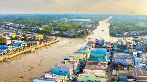 MỞ ĐẦUPhù sa của hệ thống sông Hồng và hệ thống sông Cửu Long đã bồi đắp nên hai đông bằng châu thổ lớn nhất nước ta là đồng bằng châu thổ sông Hồng và đồng bằng châu thổ sông Cửu Long. Hai châu thổ được hình thành và phát triển như thế nào? Con người đã khai khẩn và cải tạo châu thổ, chế ngự và thích ứng với chế độ nước của các dòng sông chính trên châu thổ ra sao?Giải chi tiết:* Vùng châu thổ sông Hồng:- Quá trình hình thành và phát triển:Hệ thống sông Hồng là một trong hai hệ thống sông lớn nhất ở Việt Nam, với dòng sông chính là sông Hồng, hàng trăm phụ lưu các cấp và hàng chục chi lưu.Hệ thống sông Hồng có tổng lượng dòng chảy lớn và lượng phù sa hết sức phong phú.Châu thổ sông Hồng được hình thành từ quá trình bồi đắp phù sa của hệ thống sông Hồng, kết hợp với tác động của thuỷ triều và sóng biển.Phù sa sông còn có tác dụng bồi cao để hoàn chỉnh bề mặt châu thổ. Để mở rộng diện tích sản xuất đồng thời để phòng chống lũ lụt, ông cha ta đã xây dựng một hệ thống đê dài hàng nghìn ki-lô-mét dọc hai bên bờ sông.- Quá trình khai khẩn, chế ngự:Ngay từ thời xa xưa, con người đã khai phá vùng châu thổ sông Hồng.Để phát triển nền nông nghiệp trồng lúa nước, con người sớm đã quan tâm đến việc: điều tiết và chế ngự nguồn nước.* Vùng châu thổ sông Cửu Long:- Quá trình hình thành và phát triển:Hệ thống sông Mê Công là một trong những hệ thống sông lớn ở châu Á và thế giới. Phần sông Mê Công chảy trên lãnh thổ Việt Nam (còn gọi là: sông Cửu Long) dài hơn 230 km, gồm hai nhánh chính là sông Tiền và sông Hậu cùng hệ thống sông ngòi, kênh rạch chằng chịt trên bề mặt châu thổ.Tổng lượng dòng chảy của hệ thống sông Cửu Long rất lớn, đạt 507 tỉ m3/năm, chiếm 60,4% tổng lượng nước của tất cả sông ngòi ở Việt Nam, vì vậy tuy hàm lượng phù sa không cao nhưng tổng lượng phù sa của hệ thống sông Cửu Long vẫn rất lớn.Do không có hệ thống đê ven sông như ở châu thổ sông Hồng nên khi mùa lũ đến, nước sông Cửu Long dâng tràn ngập một vùng rộng khoảng 10.000 km, bồi đắp phù sa cho bề mặt châu thổ.Trước đây, hằng năm châu thổ sông Cửu Long tiến ra biển ở khu vực bán đảo Cà Mau tới hàng trăm mét mỗi năm. Hiện nay, do biến đổi khí hậu, nước biển dâng và hàm lượng phù sa trong nước sông giảm nên nhiều nơi ở ven biển của châu thổ bị sạt lở.- Quá trình khai khẩn, thích ứng:Ngay từ thời vương quốc Phù Nam, vùng châu thổ sông Cửu Long đã được con người khai phá.Việc khai khẩn đồng bằng sông Cửu Long gắn liền với quá trình con người thích ứng với tự nhiên. 1. QUÁ TRÌNH HÌNH THÀNH VÀ PHÁT TRIỂN CHÂU THỔ SÔNG HỒNG. CHẾ ĐỘ NƯỚC SÔNG a) Quá trình hình thành và phát triển châu thổ sông HồngNhiệm vụ 1:CH: Dựa vào thông tin trong mục a, hãy trình bày quá trình hình thành và phát triển châu thổ sông Hồng.Giải chi tiết:Quá trình hình thành và phát triển:Hệ thống sông Hồng là một trong hai hệ thống sông lớn nhất ở Việt Nam, với dòng sông chính là sông Hồng (phần chảy ở Việt Nam dài 556 km), hàng trăm phụ lưu các cấp (lớn nhất là sông Đà và sông Lô) và hàng chục chỉ lưu (sông Trà Lý, sông Đáy,...).Hệ thống sông Hồng có tổng lượng dòng chảy lên tới 112 tỉ m3/năm và lượng phù sa hết sức phong phú, khoảng 120 triệu tấn/năm.Châu thổ sông Hồng được hình thành từ quá trình bồi đắp phù sa của hệ thống sông Hồng, kết hợp với tác động của thủy triều và sóng biển.Khi đổ ra biển, phù sa được lắng đọng ở cửa sông và hình thành châu thổ. Cùng với thời gian, châu thổ sông Hồng ngày càng tiến ra biển. b) Chế độ nước sông HồngNhiệm vụ 2:CH: Dựa vào thông tin mục b và hình 1.2, hãy mô tả chế độ nước sông Hồng.Giải chi tiết:Chế độ nước sông Hồng tương đối đơn giản, trong năm có một mùa lũ và một mùa cạn rõ rệt:Mùa lũ kéo dài 5 tháng (từ tháng 6 đến tháng 10), chiếm khoảng 75% lưu lượng dòng chảy cả năm với các đợt lũ lên nhanh và đột ngột.Mùa cạn kéo dài 7 tháng (từ tháng 11 đến tháng 5 năm sau), chỉ chiếm khoảng 25% lưu lượng dòng chảy cả năm, mực nước sông hạ thấp rõ rệt. 2. QUÁ TRÌNH HÌNH THÀNH VÀ PHÁT TRIỂN CHÂU THỔ SÔNG CỬU LONG. CHẾ ĐỘ NƯỚC SÔNG CỬU LONG.a) Quá trình hình thành và phát triển châu thổ sông Cửu LongNhiệm vụ 3: Dựa vào thông tin trong mục a, hãy trình bày quá trình hình thành và phát triển châu thổ sông Cửu Long.Giải chi tiết:Hệ thống sông Mê Công là một trong những hệ thống sông lớn ở châu Á và thế giới.Phần sông Mê Công chảy trên lãnh thổ Việt Nam (sông Cửu Long) dài hơn 230 km. Sông Cửu Long gồm hai nhánh chính là sông Tiền và sông Hậu cùng hệ thống sông ngòi, kênh rạch chằng chịt trên bể mặt châu thổ.Tổng lượng dòng chảy của hệ thống sông Cửu Long rất lớn, đạt 507 tỉ m3/năm, chiếm 60,4% tổng lượng nước của tất cả sông ngòi ở Việt Nam.Do không có hệ thống đê ven sông như ở châu thổ sông Hồng nên khi mùa lũ đến, nước sông Cửu Long dâng tràn ngập một vùng rộng khoảng 10 000 km2 (chủ yếu ở Đồng Tháp Mười và Tứ giác Long Xuyên), bồi đắp phù sa cho bể mặt châu thổ.Trước đây, hằng năm châu thổ sông Cửu Long tiến ra biển ở khu vực bán đảo Cà Mau tới hàng trăm mét mỗi năm. Hiện nay, do biến đổi khí hậu, nước biển dâng và hàm lượng phù sa trong nước sông giảm nên nhiều nơi ở ven biển của châu thổ bị sạt lở. b) Chế độ nước sông Cửu Long (Mê Công)Nhiệm vụ 4: Dựa vào thông tin mục b và hình 1.2, hãy mô tả chế độ nước của sông Cửu Long.Giải chi tiết:Lưu lượng nước trung bình năm và tổng lượng phù sa của sông Cửu Long rất lớn. Chế độ nước của sông Cửu Long đơn giản và điều hoà, chia thành hai mùa:- Mùa lũ dài 5 tháng (từ tháng 7 đến tháng 11), chiếm khoảng 80% lưu lượng dòng chảy cả năm. Lũ khi lên và khi rút đều diễn ra chậm vì lưu vực sông Mê Công dài, có dạng lông chim và được điều tiết bởi hồ Tôn-lê Sáp.- Mùa cạn dài 7 tháng (từ tháng 12 đến tháng 6 năm sau), chiếm khoảng 20% lưu lượng dòng chảy cả năm. Đặc biệt, vùng hạ lưu châu thổ chịu tác động rất mạnh của chế độ thuỷ triều.3. QUÁ TRÌNH CON NGƯỜI KHAI KHẨN VÀ CẢI TẠO CHÂU THỔ, CHẾ NGỰ VÀ THÍCH ỨNG VỚI CHẾ ĐỘ NƯỚC CỦA SÔNG HỒNG VÀ SÔNG CỬU LONG.a) Đối với sông HồngNhiệm vụ 5: CH: Khai thác tư liệu trên giúp em biết được điều gì về vấn đề đê điều dưới triều Nguyễn?Giải chi tiết:Dưới triều Nguyễn, công cuộc quai đê lấn biển được đấy mạnh, tuy nhiên vấn đề đê điều trong giai đoạn này còn gặp nhiều khó khăn. Đê phòng lụt được đắp từ các thời trước bị vỡ, vua Gia Long không biết nên đắp đê hay bỏ đê. CH: Trình bày những nét chính về quá trình con người khai thác và cải tạo châu thổ, chế ngự chế độ nước sông Hồng.Giải chi tiết:Những nét chính về quá trình con người khai thác và cải tạo châu thổ, chế ngự chế độ nước sông Hồng:- Từ xa xưa, để khai thác nguồn nước sông Hồng, người Việt đã sớm biết tạo nên những hệ thống kênh dẫn nước vào ruộng, tổ chức đắp đê, trị thủy để phát triển sản xuất và bảo vệ cuộc sống.- Dưới thời Lý, Nhà nước Đại Việt đã cho đắp đê dọc theo hầu hết các con sông lớn.- Tới thời Trần, triều đình cho gia cố các đoạn đê xung yếu ở hai bên bờ sông Hồng và đặt ra chức quan Hà đê sứ chuyên trách trông coi việc bồi đắp và bảo vệ hệ thống đê điều,...- Sang thế kỉ XV, nhà Lê bắt đầu tiến hành quai đê lấn biển để khai thác bãi bồi vùng cửa sông. Công việc này được đẩy mạnh vào thời Nguyễn.  b) Đối với sông Cửu LongNhiệm vụ 6: CH: Trình bày những nét chính về quá trình con người khai khẩn và cải tạo châu thổ, chế ngự và thích ứng với chế độ nước sông Cửu Long.Giải chi tiết:Vùng đồng bằng sông Cửu Long đã sớm được khai khẩn và trở thành trung tâm nông nghiệp lúa nước thời Vương quốc Phù Nam.Việc khai khẩn đồng bằng sông Cửu Long là quá trình thích ứng với tự nhiên.Từ khoảng thế kỉ XVII, quá trình khai hoang, phục hóa đồng ruộng được đẩy mạnh. Cuộc sống gắn liền với sông nước đã tạo nên một nền văn hóa đậm chất sông nước của người dân nam bộ.Chợ nổi, nhà nổi,... là những cách thích ứng với môi trường sông nước của cư dân đồng bằng sông Cửu Long.Do tác động lớn của môi trường sông nước mà  nước